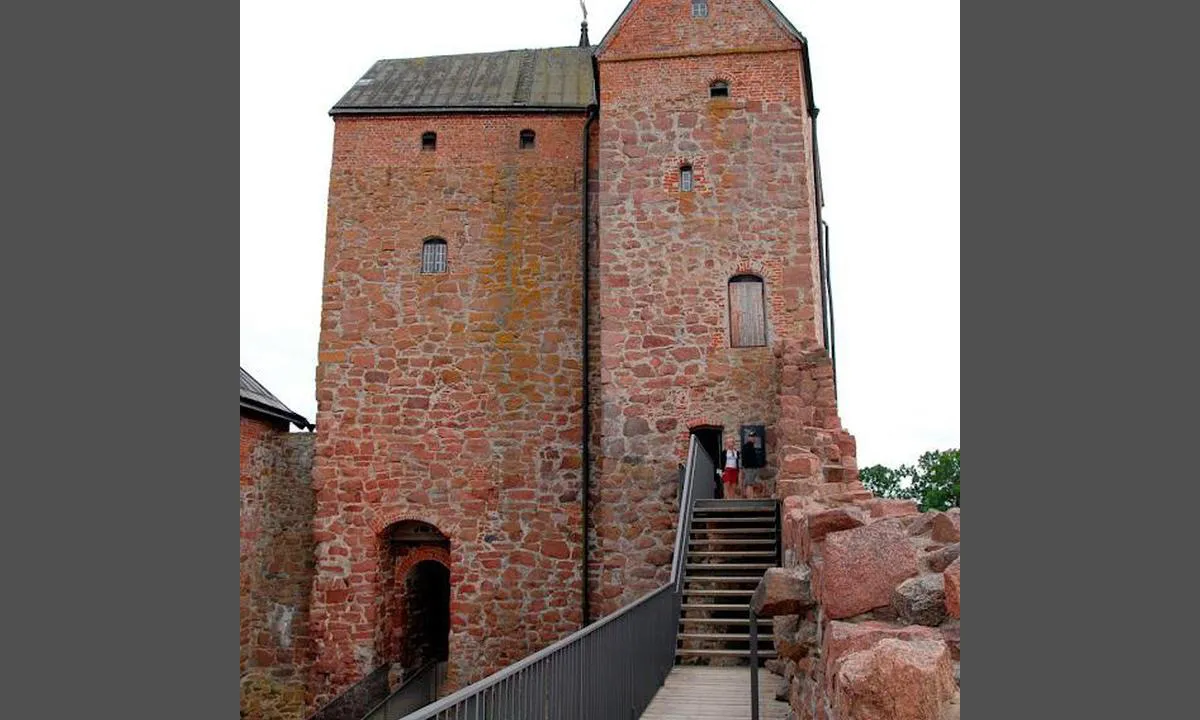 Kastelholms Gästhamn Marina: {"base": "en", "no": "Kastelholm slott", "se": "Kastelholm slott", "en": "Kastelholm castle", "da": "Kastelholm slot", "fr": "Ch\u00e2teau de Kastelholm", "de": "Schloss Kastelholm", "es": "Castillo de Kastelholm", "it": "Castello di Kastelholm", "pt": "Castelo de Kastelholm", "nl": "Kasteel Kastelholm", "pl": "Zamek Kastelholm", "uk": "\u0417\u0430\u043c\u043e\u043a \u041a\u0430\u0441\u0442\u0435\u043b\u044c\u0445\u043e\u043b\u044c\u043c", "ro": "Castelul Kastelholm", "tr": "Kastelholm kalesi", "el": "\u039a\u03ac\u03c3\u03c4\u03c1\u03bf \u039a\u03b1\u03c3\u03c4\u03ad\u03bb\u03c7\u03bf\u03bb\u03bc", "cs": "Hrad Kastelholm", "hu": "Kastelholm v\u00e1r", "fi": "Kastelholman linna", "bg": "\u0417\u0430\u043c\u044a\u043a\u044a\u0442 \u041a\u0430\u0441\u0442\u0435\u043b\u0445\u043e\u043b\u043c", "sr": "Dvorac Ka\u0161telholm", "et": "Kastelholmi loss", "lv": "Kastelholmas pils", "lt": "Kastelholmo pilis"}