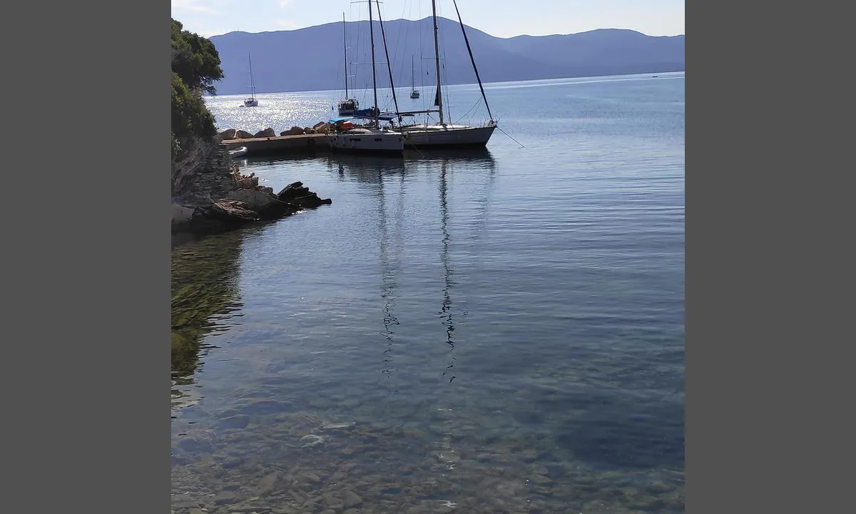 Kastos marina: {"base": "en", "no": "V\u00e6r veldig forsiktig ved denne forankringen, det er en nedsenket, dekket stein, 10 meter fra land, og 35 meter fra denne bryggen!!", "se": "Var mycket f\u00f6rsiktig vid denna f\u00f6rt\u00f6jning, det finns en neds\u00e4nkt, \u00f6vert\u00e4ckt sten, 10 meter fr\u00e5n stranden och 35 meter fr\u00e5n denna brygga!!", "en": "Be very careful at this mooring, there is a submerged, covered rock, 10 metres from shore, and 35 metres from this pier!!", "da": "V\u00e6r meget forsigtig ved denne fort\u00f8jning, der er en neds\u00e6nket, d\u00e6kket klippe, 10 meter fra kysten, og 35 meter fra denne mole!!", "fr": "Soyez tr\u00e8s prudent \u00e0 cet amarrage, il y a un rocher submerg\u00e9 et couvert, \u00e0 10 m\u00e8tres du rivage, et \u00e0 35 m\u00e8tres de ce quai !!", "de": "Seien Sie sehr vorsichtig bei diesem Anlegeplatz, es gibt einen untergetauchten, bedeckten Felsen, 10 Meter vom Ufer entfernt und 35 Meter von diesem Pier!!", "es": "\u00a1Tenga mucho cuidado en este amarre, hay una roca sumergida y tapada, a 10 metros de la orilla, y a 35 metros de este muelle!!", "it": "Fai molta attenzione in questo ormeggio, c'\u00e8 una roccia sommersa e coperta, a 10 metri dalla riva e a 35 metri da questo molo!!", "pt": "Tenha muito cuidado neste ancoradouro, h\u00e1 uma rocha submersa, coberta, a 10 metros da costa e a 35 metros deste cais!!", "nl": "Wees zeer voorzichtig bij deze aanlegplaats, er is een ondergedompelde, bedekte rots, op 10 meter van de kust en 35 meter van deze pier!!", "pl": "B\u0105d\u017a bardzo ostro\u017cny przy tym mooringu, znajduje si\u0119 tu zanurzona, zakryta ska\u0142a, 10 metr\u00f3w od brzegu i 35 metr\u00f3w od tej przystani!!", "uk": "\u0411\u0443\u0434\u044c\u0442\u0435 \u0434\u0443\u0436\u0435 \u043e\u0431\u0435\u0440\u0435\u0436\u043d\u0456 \u043d\u0430 \u0446\u044c\u043e\u043c\u0443 \u0448\u0432\u0430\u0440\u0442\u0443\u0432\u0430\u043d\u043d\u0456, \u0454 \u0437\u0430\u043d\u0443\u0440\u0435\u043d\u0430, \u043f\u043e\u043a\u0440\u0438\u0442\u0430 \u0441\u043a\u0435\u043b\u044f \u0437\u0430 10 \u043c\u0435\u0442\u0440\u0456\u0432 \u0432\u0456\u0434 \u0431\u0435\u0440\u0435\u0433\u0430 \u0442\u0430 \u0437\u0430 35 \u043c\u0435\u0442\u0440\u0456\u0432 \u0432\u0456\u0434 \u0446\u044c\u043e\u0433\u043e \u043f\u0440\u0438\u0447\u0430\u043b\u0443!!", "ro": "Fi\u021bi foarte aten\u021bi la acest loc de ancorare, exist\u0103 o st\u00e2nc\u0103 scufundat\u0103, acoperit\u0103, la 10 metri de \u021b\u0103rm \u0219i la 35 de metri de acest debarcader!!", "tr": "Bu ba\u011flama yerinde \u00e7ok dikkatli olun, k\u0131y\u0131dan 10 metre ve bu iskeleden 35 metre uzakl\u0131kta, bat\u0131k, \u00f6rt\u00fcl\u00fc bir kaya var!!", "el": "\u039d\u03b1 \u03b5\u03af\u03c3\u03c4\u03b5 \u03c0\u03bf\u03bb\u03cd \u03c0\u03c1\u03bf\u03c3\u03b5\u03ba\u03c4\u03b9\u03ba\u03bf\u03af \u03c3\u03b5 \u03b1\u03c5\u03c4\u03cc \u03c4\u03bf \u03b1\u03b3\u03ba\u03c5\u03c1\u03bf\u03b2\u03cc\u03bb\u03b9\u03bf, \u03c5\u03c0\u03ac\u03c1\u03c7\u03b5\u03b9 \u03bc\u03b9\u03b1 \u03b2\u03c5\u03b8\u03b9\u03c3\u03bc\u03ad\u03bd\u03b7, \u03c3\u03ba\u03b5\u03c0\u03b1\u03c3\u03bc\u03ad\u03bd\u03b7 \u03c0\u03ad\u03c4\u03c1\u03b1, 10 \u03bc\u03ad\u03c4\u03c1\u03b1 \u03b1\u03c0\u03cc \u03c4\u03b7\u03bd \u03b1\u03ba\u03c4\u03ae \u03ba\u03b1\u03b9 35 \u03bc\u03ad\u03c4\u03c1\u03b1 \u03b1\u03c0\u03cc \u03b1\u03c5\u03c4\u03ae \u03c4\u03b7\u03bd \u03b1\u03c0\u03bf\u03b2\u03ac\u03b8\u03c1\u03b1!!", "cs": "Bu\u010fte velmi opatrn\u00ed p\u0159i kotven\u00ed, ve vzd\u00e1lenosti 10 metr\u016f od b\u0159ehu a 35 metr\u016f od tohoto mola se nach\u00e1z\u00ed pono\u0159en\u00fd, zakryt\u00fd k\u00e1men!", "hu": "Legyen nagyon \u00f3vatos enn\u00e9l a kik\u00f6t\u0151n\u00e9l, mert van egy v\u00edz alatti, fedett szikla, 10 m\u00e9terre a partt\u00f3l, \u00e9s 35 m\u00e9terre ett\u0151l a m\u00f3l\u00f3t\u00f3l!!", "fi": "Ole eritt\u00e4in varovainen t\u00e4ss\u00e4 kiinnityksess\u00e4, 10 metrin p\u00e4\u00e4ss\u00e4 rannasta ja 35 metrin p\u00e4\u00e4ss\u00e4 t\u00e4st\u00e4 laiturista on uponnut, peitetty kivi!!", "bg": "\u0411\u044a\u0434\u0435\u0442\u0435 \u043c\u043d\u043e\u0433\u043e \u0432\u043d\u0438\u043c\u0430\u0442\u0435\u043b\u043d\u0438 \u043d\u0430 \u0442\u043e\u0432\u0430 \u043c\u044f\u0441\u0442\u043e \u0437\u0430 \u0430\u043a\u043e\u0441\u0442\u0438\u0440\u0430\u043d\u0435, \u0438\u043c\u0430 \u043f\u043e\u0442\u043e\u043f\u0435\u043d, \u043f\u043e\u043a\u0440\u0438\u0442 \u043a\u0430\u043c\u044a\u043a, \u043d\u0430 10 \u043c\u0435\u0442\u0440\u0430 \u043e\u0442 \u0431\u0440\u0435\u0433\u0430 \u0438 35 \u043c\u0435\u0442\u0440\u0430 \u043e\u0442 \u0442\u043e\u0437\u0438 \u043a\u0435\u0439!!", "sr": "\u0411\u0443\u0434\u0438\u0442\u0435 \u0432\u0435\u043e\u043c\u0430 \u043f\u0430\u0436\u0459\u0438\u0432\u0438 \u043d\u0430 \u043e\u0432\u043e\u043c \u0432\u0435\u0437\u0443, \u043f\u043e\u0441\u0442\u043e\u0458\u0438 \u043f\u043e\u0442\u043e\u043f\u0459\u0435\u043d\u0430, \u043f\u0440\u0435\u043a\u0440\u0438\u0432\u0435\u043d\u0430 \u0441\u0442\u0435\u043d\u0430, 10 \u043c\u0435\u0442\u0430\u0440\u0430 \u043e\u0434 \u043e\u0431\u0430\u043b\u0435 \u0438 35 \u043c\u0435\u0442\u0430\u0440\u0430 \u043e\u0434 \u043e\u0432\u043e\u0433 \u043f\u0440\u0438\u0441\u0442\u0430\u043d\u0438\u0448\u0442\u0430!!", "et": "Olge selle sildumise juures v\u00e4ga ettevaatlikud, 10 meetri kaugusel kaldast ja 35 meetri kaugusel sellest kail on veealune, kaetud kalju!!", "lv": "Esi \u013coti uzman\u012bgs pie \u0161\u012bs piest\u0101tnes, tur ir zem\u016bdens, p\u0101rkl\u0101ts akmens, 10 metrus no krasta un 35 metrus no \u0161\u012b piest\u0101t\u0146u!!", "lt": "B\u016bkite labai atsarg\u016bs \u0161ioje prirakintoje vietoje, 10 metr\u0173 nuo kranto ir 35 metrai nuo \u0161io prieplaukos yra panardintas, u\u017edengtas akmuo!!"}