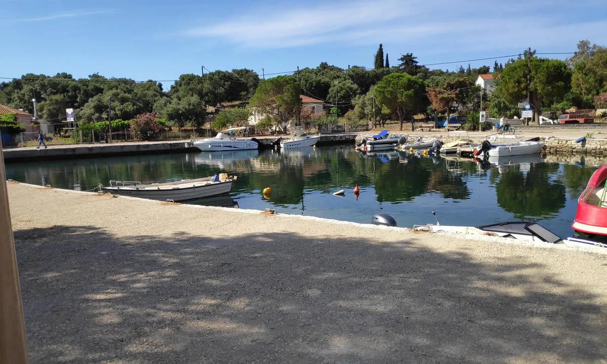 Kastos marina: {"base": "en", "no": "B\u00e5thavn for joller, dybde 1m", "se": "B\u00e4ckenhamn f\u00f6r jollar, djup 1m", "en": "Basin Habour for dinghies, depth 1m", "da": "Bassin Havn for joller, dybde 1m", "fr": "Bassin du port pour annexes, profondeur 1m", "de": "Beckenhafen f\u00fcr Jollen, Tiefe 1m", "es": "Puerto Base para lanchas, profundidad 1m", "it": "Bacino del porto per derive, profondit\u00e0 1m", "pt": "Porto da bacia para dingues, profundidade 1m", "nl": "Havenbassin voor bijboten, diepte 1m", "pl": "Basen portowy dla \u0142odzi wios\u0142owych, g\u0142\u0119boko\u015b\u0107 1m", "uk": "\u0413\u0430\u0432\u0430\u043d\u044c \u0434\u043b\u044f \u0448\u043b\u044e\u043f\u043e\u043a, \u0433\u043b\u0438\u0431\u0438\u043d\u0430 1\u043c", "ro": "Bazinul portuar pentru b\u0103rci mici, ad\u00e2ncime 1m", "tr": "Havuz Liman\u0131 i\u00e7in kay\u0131klar, derinlik 1m", "el": "\u039b\u03b9\u03bc\u03b5\u03bd\u03bf\u03b2\u03c1\u03b1\u03c7\u03af\u03bf\u03bd\u03b1\u03c2 \u03b3\u03b9\u03b1 \u03bb\u03ad\u03bc\u03b2\u03bf\u03c5\u03c2, \u03b2\u03ac\u03b8\u03bf\u03c2 1\u03bc", "cs": "P\u0159\u00edstavn\u00ed baz\u00e9n pro \u010dluny, hloubka 1m", "hu": "Medencekik\u00f6t\u0151 jelz\u00e9sekn\u00e9k, m\u00e9lys\u00e9g 1m", "fi": "Allas-satama jollille, syvyys 1m", "bg": "\u041f\u0440\u0438\u0441\u0442\u0430\u043d\u0438\u0449\u0435 \u0411\u0430\u0441\u0435\u0439\u043d \u0437\u0430 \u043b\u043e\u0434\u043a\u0438, \u0434\u044a\u043b\u0431\u043e\u0447\u0438\u043d\u0430 1\u043c", "sr": "\u041b\u0443\u043a\u0430 \u0437\u0430 \u0447\u0430\u043c\u0446\u0435 \u0441\u0430 \u0434\u0443\u0431\u0438\u043d\u043e\u043c \u043e\u0434 1 \u043c", "et": "Basseinisadam purjekatele, s\u00fcgavus 1m", "lv": "Vecupes osta laiv\u0101m, dzi\u013cums 1m", "lt": "Prieplaukos uostas jachtoms, gylis 1m"}