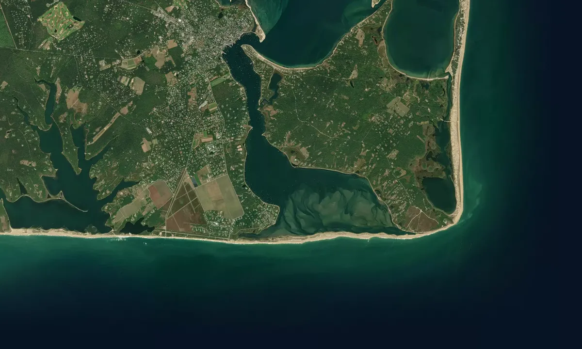 Flyfoto av Katama Bay