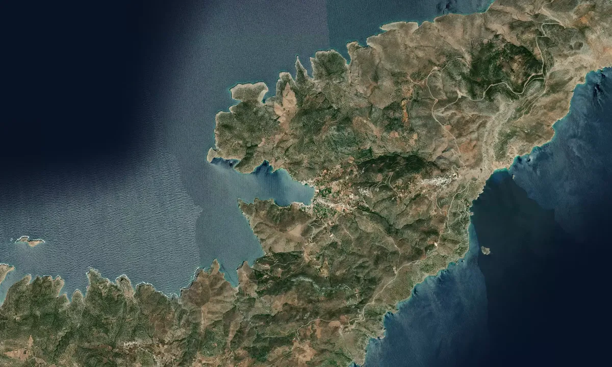 Flyfoto av Katapola Bay