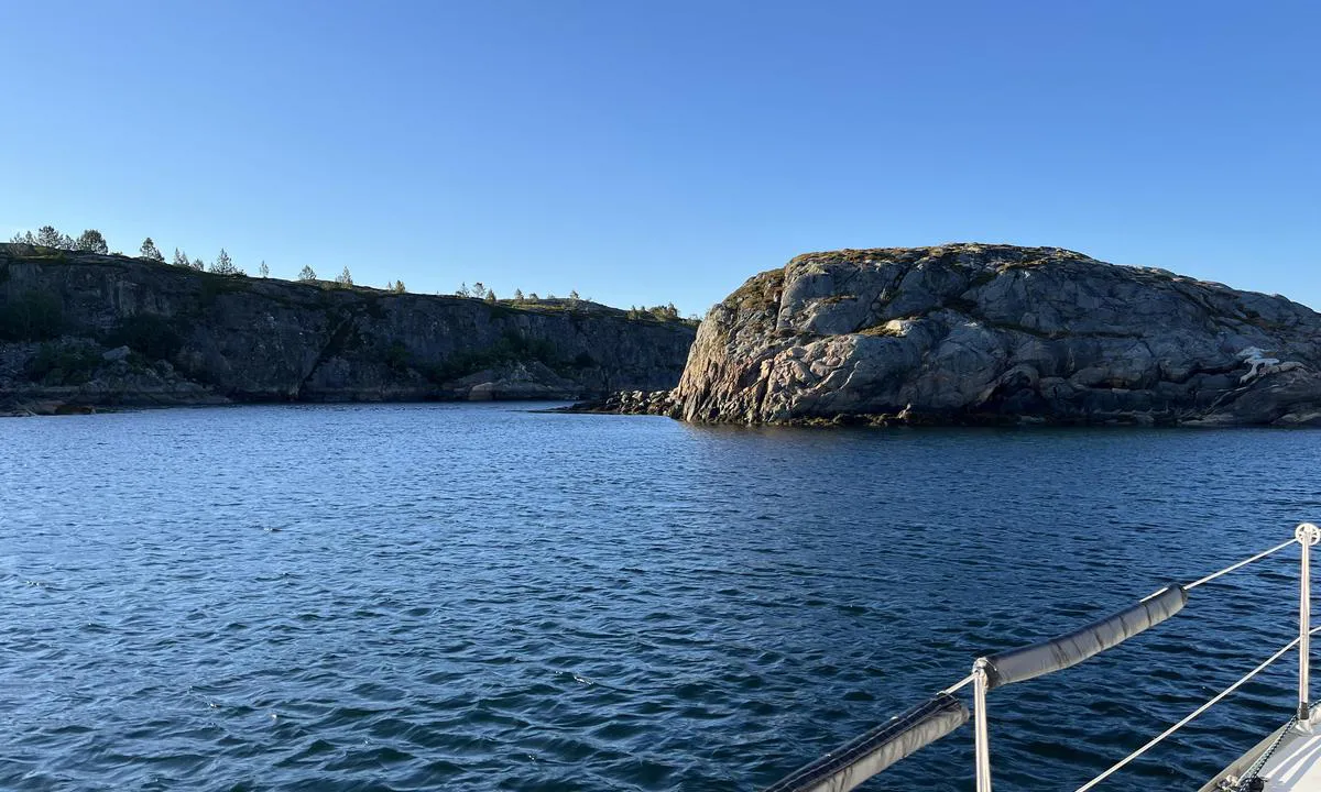 {"base": "no", "no": "Kattuggelholmen med innseilingen til venstre", "se": "Kattuggelholmen med inseglingen till v\u00e4nster", "en": "Kattuggelholmen with the approach on the left", "da": "Kattuggelholmen med indsejlingen til venstre"}