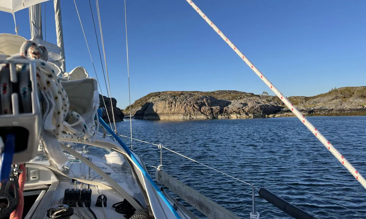 Kattuggelholmen (Burøya/Olderøya): {"base": "no", "no": "P\u00e5 svai", "se": "P\u00e5 svaj", "en": "At anchor", "da": "P\u00e5 svaj"}