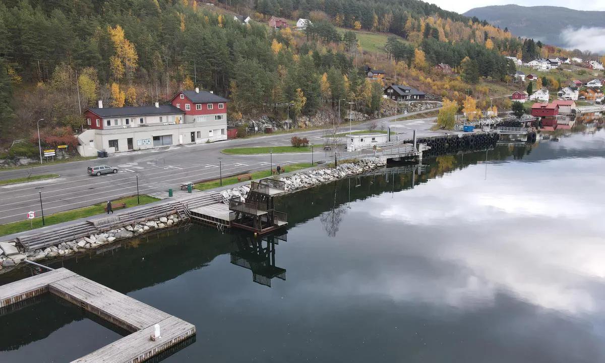 Kaupanger gjestehavn: Flytebrygge med vann strøm