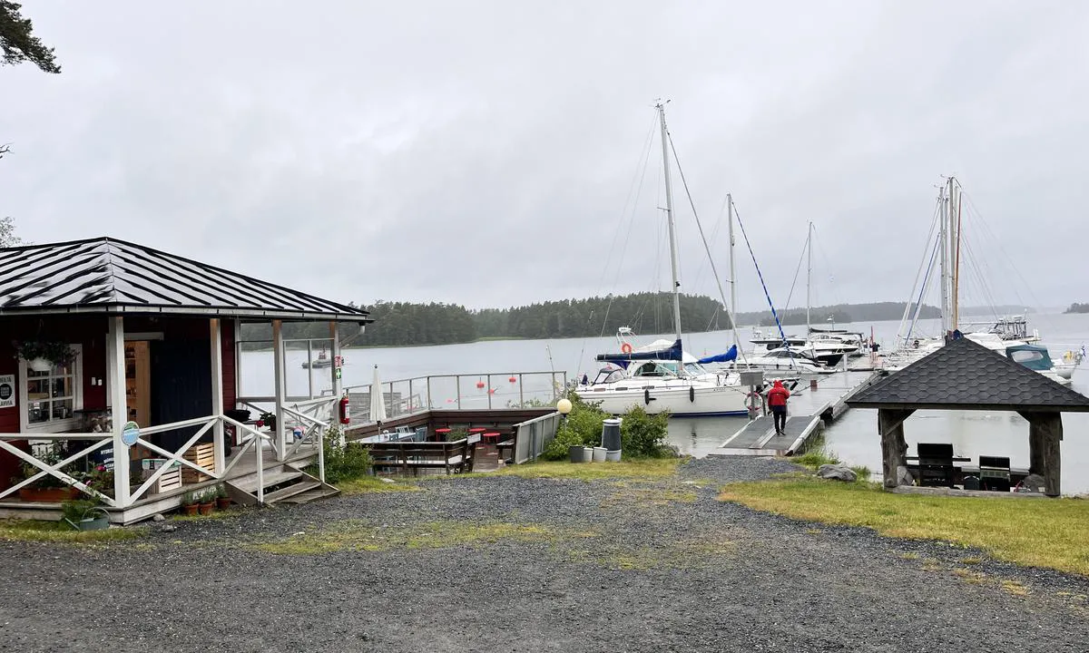 Kejsarhamnen - Högsåra: Lovely marina with a floating pier, shop, 2 saunas (separate payment required) and a sandy swimming beach. Plus 2 gas grills for cooking and a nice picnic area.  8 meter depth at end of pier.  Very friendly harbor master.