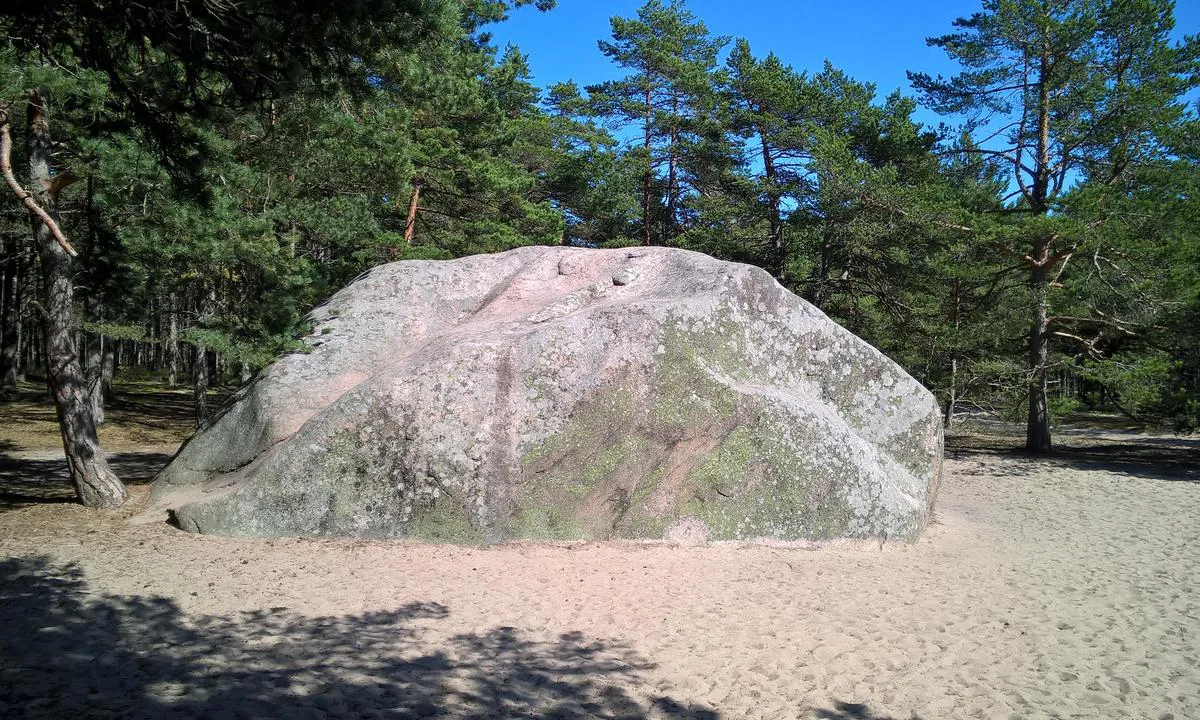 Kelnase Marina: Famous "red stone" in the middle of sand?