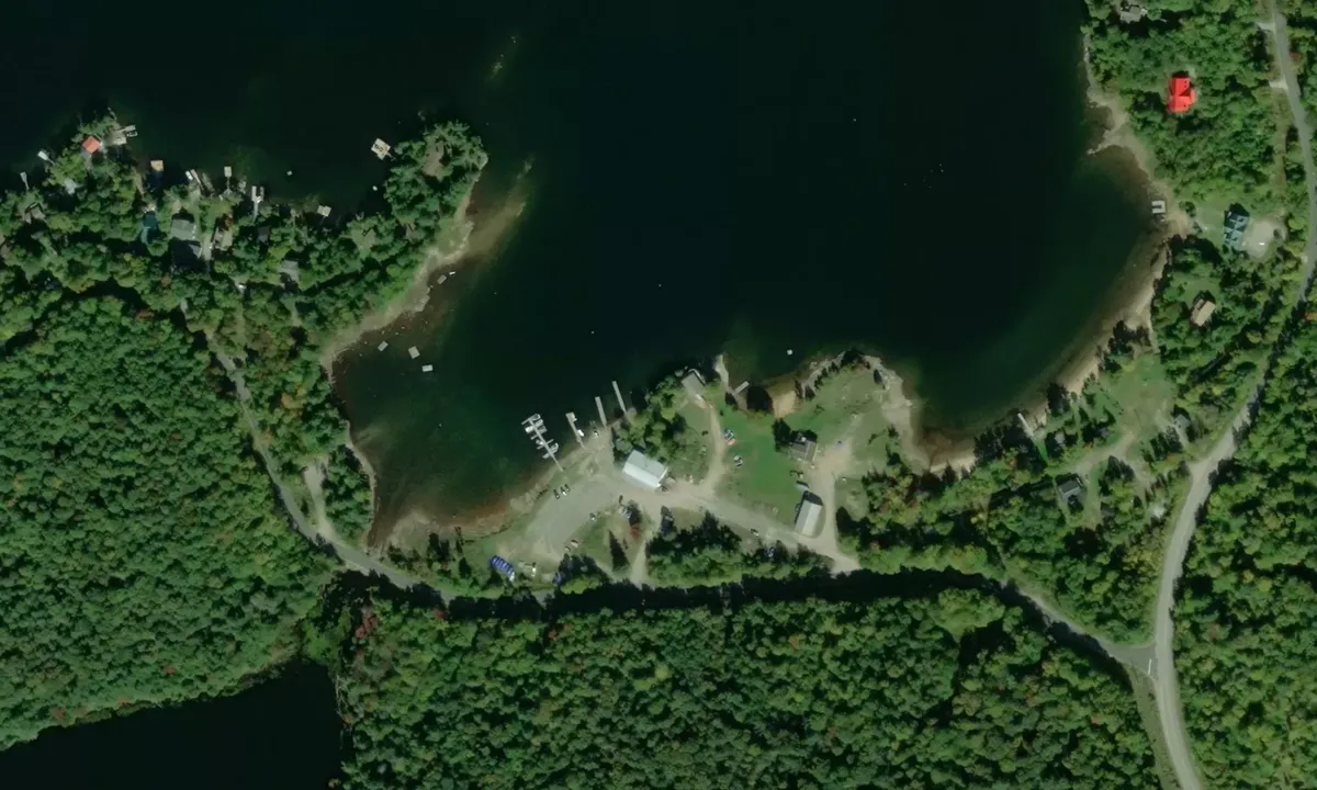 Flyfoto av Kennisis Lake Marina Ltd