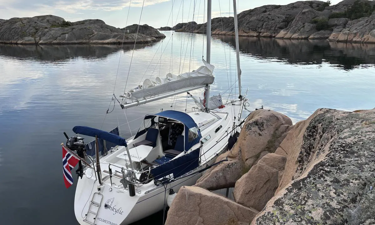 Keö - SXK Västkust bouy: {"base": "no", "no": "Ha p\u00e5 godt med fendere, fort\u00f8yning gikk fint til flere bolter i fjellet", "se": "Ha m\u00e5nga fendrar p\u00e5 plats, f\u00f6rt\u00f6jning gick bra till flera bultar i berget", "en": "Put plenty of fenders on, mooring went well to several bolts in the rock", "da": "Hav godt med fendere p\u00e5, fort\u00f8jning gik fint til flere bolte i fjeldet", "fr": "Mettez beaucoup de pare-battages, amarrage r\u00e9ussi \u00e0 plusieurs boulons dans la roche", "de": "Haben Sie gen\u00fcgend Fender parat; das Festmachen gelang gut an mehreren Felsbolzen.", "es": "P\u00f3ngase muchos defensas, el amarre fue bien a varios pernos en la roca", "it": "Indossa molti parabordi, l'ormeggio \u00e8 andato bene su diversi bulloni nella roccia", "pt": "Coloque muitos defensas, a amarra\u00e7\u00e3o foi boa em v\u00e1rios pinos na rocha", "nl": "Plaats voldoende stootwillen, het aanmeren ging goed aan meerdere bouten in de rots", "pl": "Za\u0142\u00f3\u017c dobrze odbojnice, cumowanie przebieg\u0142o sprawnie do kilku kotew w skale", "uk": "\u041f\u043e\u0441\u0442\u0430\u0432\u0442\u0435 \u0431\u0430\u0433\u0430\u0442\u043e \u0433\u0443\u043c\u043e\u0432\u0438\u0445 \u0431\u0443\u0444\u0435\u0440\u0456\u0432, \u0448\u0432\u0430\u0440\u0442\u0443\u0432\u0430\u043d\u043d\u044f \u043f\u0440\u043e\u0439\u0448\u043b\u043e \u0432\u0456\u0434\u043c\u0456\u043d\u043d\u043e \u0434\u043e \u043a\u0456\u043b\u044c\u043a\u043e\u0445 \u0431\u043e\u043b\u0442\u0456\u0432 \u0443 \u0441\u043a\u0435\u043b\u0456", "ro": "Pune\u021bi bine ap\u0103r\u0103toarele, acostarea s-a f\u0103cut bine la mai multe bol\u021buri din st\u00e2nc\u0103", "tr": "Bol miktarda \u00e7am\u00e7ak kullan\u0131n, demirleme da\u011fdaki \u00e7e\u015fitli c\u0131vatalara sorunsuzca yap\u0131ld\u0131.", "el": "\u03a4\u03bf\u03c0\u03bf\u03b8\u03b5\u03c4\u03ae\u03c3\u03c4\u03b5 \u03b1\u03c1\u03ba\u03b5\u03c4\u03ac \u03c0\u03c1\u03bf\u03c3\u03c4\u03b1\u03c4\u03b5\u03c5\u03c4\u03b9\u03ba\u03ac, \u03b7 \u03c0\u03c1\u03cc\u03c3\u03b4\u03b5\u03c3\u03b7 \u03ad\u03b3\u03b9\u03bd\u03b5 \u03ba\u03b1\u03bb\u03ac \u03c3\u03b5 \u03c0\u03bf\u03bb\u03bb\u03b1\u03c0\u03bb\u03ac \u03bc\u03c0\u03bf\u03c5\u03bb\u03cc\u03bd\u03b9\u03b1 \u03c3\u03c4\u03bf \u03b2\u03c1\u03ac\u03c7\u03bf", "cs": "M\u011bjte na sob\u011b dostatek fendry, kotven\u00ed prob\u011bhlo hladce ke n\u011bkolika \u0161roub\u016fm ve sk\u00e1le", "hu": "Tegy\u00e9l fel sok fendert, a kik\u00f6t\u00e9s j\u00f3l siker\u00fclt t\u00f6bb szikl\u00e1ba r\u00f6gz\u00edtett csavarhoz", "fi": "Laita paljon fendareita, kiinnittyminen onnistui hyvin useisiin kallioon kiinnitettyihin pultteihin", "bg": "\u041f\u0443\u0441\u043d\u0435\u0442\u0435 \u0434\u043e\u0441\u0442\u0430\u0442\u044a\u0447\u043d\u043e \u043a\u0440\u0430\u0439\u043d\u0438 \u0431\u0443\u0444\u0435\u0440\u0438, \u0448\u0432\u0430\u0440\u0442\u043e\u0432\u0430\u043d\u0435\u0442\u043e \u043f\u0440\u0435\u043c\u0438\u043d\u0430 \u0434\u043e\u0431\u0440\u0435 \u0434\u043e \u043d\u044f\u043a\u043e\u043b\u043a\u043e \u0431\u043e\u043b\u0442\u0430 \u0432 \u0441\u043a\u0430\u043b\u0430\u0442\u0430", "sr": "\u041f\u043e\u0441\u0442\u0430\u0432\u0438\u0442\u0435 \u0434\u043e\u0432\u043e\u0459\u043d\u043e \u043e\u0434\u0431\u043e\u0458\u043d\u0438\u043a\u0435, \u043f\u0440\u0438\u0432\u0435\u0437\u0438\u0432\u0430\u045a\u0435 \u0458\u0435 \u0438\u0448\u043b\u043e \u0434\u043e\u0431\u0440\u043e \u0434\u043e \u043d\u0435\u043a\u043e\u043b\u0438\u043a\u043e \u0432\u0438\u0458\u0430\u043a\u0430 \u0443 \u0441\u0442\u0435\u043d\u0438", "et": "Pane h\u00e4sti kiile, kinnitamine \u00f5nnestus h\u00e4sti mitmele kalju naastule", "lv": "Uzlieciet daudz aizsargu, piestiprin\u0101\u0161ana veiksm\u012bgi izdev\u0101s pie vair\u0101kiem skr\u016bv\u0113m klint\u012b", "lt": "Tur\u0117kite daug fenderi\u0173, \u0161vartavimas vyko skland\u017eiai prie keli\u0173 var\u017et\u0173 uoloje"}