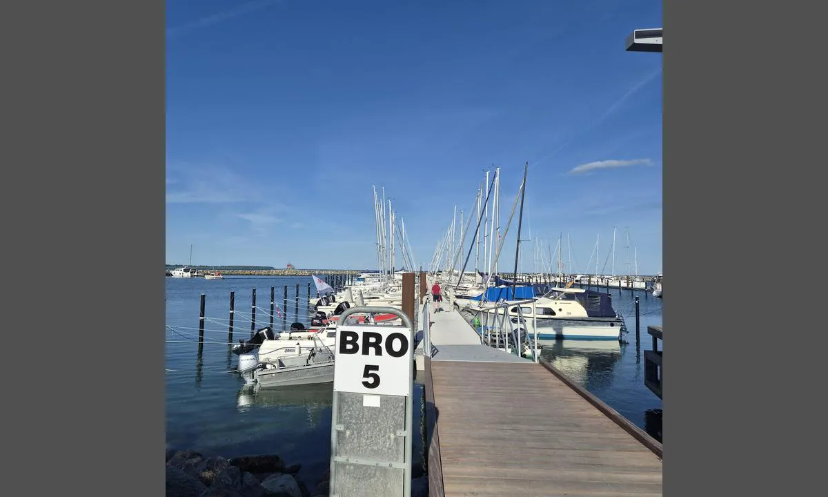 Kerteminde Havn og Marina: {"base": "no", "no": "En av de nye bryggene. Ved bro (brygge) 4 og 3 er det en brygge p\u00e5 tvers ytterst med plass til ca 5 b\u00e5ter p\u00e5 hver.", "se": "En av de nya bryggorna. Vid bro (brygga) 4 och 3 finns det en brygga tv\u00e4rs ytterst med plats f\u00f6r ca 5 b\u00e5tar p\u00e5 vardera.", "en": "One of the new piers. At dock (pier) 4 and 3, there is a pier across at the end with space for about 5 boats on each side.", "da": "En af de nye broer. Ved bro (bro) 4 og 3 er der en bro p\u00e5 tv\u00e6rs yderst med plads til ca. 5 b\u00e5de p\u00e5 hver.", "fr": "Une des nouvelles jet\u00e9es. Au ponton (quai) 4 et 3, il y a un quai transversal \u00e0 l'extr\u00e9mit\u00e9 avec de la place pour environ 5 bateaux de chaque c\u00f4t\u00e9.", "de": "Einer der neuen Stege. Bei den Stegen 4 und 3 gibt es einen Quer-Steg ganz au\u00dfen mit Platz f\u00fcr ca. 5 Boote an jedem.", "es": "Uno de los nuevos muelles. Junto al puente (muelle) 4 y 3 hay un muelle transversal al final con espacio para aproximadamente 5 barcos en cada uno.", "it": "Uno dei nuovi moli. Presso il molo (pontile) 4 e 3 c'\u00e8 un molo trasversale all'estremit\u00e0 con spazio per circa 5 barche ciascuno.", "pt": "Uma das novas docas. Na ponte (doca) 4 e 3 h\u00e1 uma doca transversal na extremidade com espa\u00e7o para cerca de 5 barcos em cada uma.", "nl": "Een van de nieuwe steigers. Bij brug (steiger) 4 en 3 is er een steiger dwars aan het einde met plaats voor ongeveer 5 boten aan elke kant.", "pl": "Jeden z nowych pomost\u00f3w. Przy mo\u015bcie (pomost) 4 i 3 znajduje si\u0119 na ko\u0144cu poprzeczny pomost z miejscem na oko\u0142o 5 \u0142odzi na ka\u017cdym.", "uk": "\u041e\u0434\u0438\u043d \u0456\u0437 \u043d\u043e\u0432\u0438\u0445 \u043f\u0440\u0438\u0447\u0430\u043b\u0456\u0432. \u0411\u0456\u043b\u044f \u043c\u043e\u0441\u0442\u0443 (\u043f\u0440\u0438\u0441\u0442\u0430\u043d\u0456) 4 \u0442\u0430 3 \u0454 \u043f\u0440\u0438\u0447\u0430\u043b \u043f\u043e\u043f\u0435\u0440\u0435\u043a \u0437 \u043c\u0456\u0441\u0446\u0435\u043c \u0434\u043b\u044f \u043f\u0440\u0438\u0431\u043b\u0438\u0437\u043d\u043e 5 \u0447\u043e\u0432\u043d\u0456\u0432 \u043d\u0430 \u043a\u043e\u0436\u043d\u043e\u043c\u0443.", "ro": "Unul dintre noile diguri. La docurile (digurile) 4 \u0219i 3 exist\u0103 un dig transversal \u00een partea de extremitate, cu spa\u021biu pentru aproximativ 5 b\u0103rci fiecare.", "tr": "Yeni iskelelerden biri. 4 ve 3 numaral\u0131 k\u00f6pr\u00fc (iskele) yan\u0131nda, her birinde yakla\u015f\u0131k 5 tekne i\u00e7in yer olan en d\u0131\u015fta bir yatay iskele bulunur.", "el": "\u0388\u03bd\u03b1 \u03b1\u03c0\u03cc \u03c4\u03b1 \u03bd\u03ad\u03b1 \u03c0\u03c1\u03bf\u03b2\u03bb\u03ae\u03c4\u03b5\u03c2. \u03a3\u03c4\u03b7\u03bd \u03b3\u03ad\u03c6\u03c5\u03c1\u03b1 (\u03c0\u03c1\u03bf\u03b2\u03bb\u03ae\u03c4\u03b1) 4 \u03ba\u03b1\u03b9 3 \u03c5\u03c0\u03ac\u03c1\u03c7\u03b5\u03b9 \u03bc\u03b9\u03b1 \u03c0\u03c1\u03bf\u03b2\u03bb\u03ae\u03c4\u03b1 \u03ba\u03ac\u03b8\u03b5\u03c4\u03b1 \u03c3\u03c4\u03b7\u03bd \u03ac\u03ba\u03c1\u03b7 \u03bc\u03b5 \u03c7\u03ce\u03c1\u03bf \u03b3\u03b9\u03b1 \u03c0\u03b5\u03c1\u03af\u03c0\u03bf\u03c5 5 \u03c3\u03ba\u03ac\u03c6\u03b7 \u03c3\u03b5 \u03ba\u03ac\u03b8\u03b5 \u03bc\u03af\u03b1.", "cs": "Jedno z nov\u00fdch mol. U mostu (m\u00f3la) 4 a 3 je na konci p\u0159\u00ed\u010dn\u00e9 molo s m\u00edstem pro p\u0159ibli\u017en\u011b 5 lod\u00ed na ka\u017ed\u00e9m.", "hu": "Az egyik \u00faj m\u00f3l\u00f3. A 4-es \u00e9s 3-as m\u00f3l\u00f3n\u00e1l van egy keresztben elhelyezked\u0151 m\u00f3l\u00f3 a legk\u00fcls\u0151 r\u00e9szen, amely k\u00f6r\u00fclbel\u00fcl 5 haj\u00f3nak ad helyet mindk\u00e9t oldalon.", "fi": "Yksi uusista laitureista. Sillalla (laiturilla) 4 ja 3 on laiturin poikittain oleva osa ulkona, johon mahtuu noin 5 venett\u00e4 kummallekin.", "bg": "\u0415\u0434\u0438\u043d \u043e\u0442 \u043d\u043e\u0432\u0438\u0442\u0435 \u043a\u0435\u0439\u043e\u0432\u0435. \u041f\u0440\u0438 \u043c\u043e\u0441\u0442 (\u043a\u0435\u0439) 4 \u0438 3 \u0438\u043c\u0430 \u043a\u0435\u0439 \u043d\u0430\u043f\u0440\u0435\u0447\u043d\u043e \u0432 \u043d\u0430\u0439-\u0432\u044a\u043d\u0448\u043d\u0430\u0442\u0430 \u0447\u0430\u0441\u0442 \u0441 \u043c\u044f\u0441\u0442\u043e \u0437\u0430 \u043e\u043a\u043e\u043b\u043e 5 \u043b\u043e\u0434\u043a\u0438 \u043d\u0430 \u0432\u0441\u0435\u043a\u0438.", "sr": "Jedno od novih pristani\u0161ta. Kod mosta (pristani\u0161ta) 4 i 3 nalazi se pristani\u0161te popre\u010dno na kraju sa mestom za oko 5 \u010damaca sa svake strane.", "et": "\u00dcks uutest sildadest. Silla (kail) 4 ja 3 juures on risti kai, kus on ruumi umbes viiele paadile m\u00f5lemal.", "lv": "Viena no jaunaj\u0101m piest\u0101tn\u0113m. Pie tilta (piest\u0101tnes) 4 un 3 ir \u0161\u0137\u0113rseniski izvietota piest\u0101tne ar vietu aptuveni 5 laiv\u0101m katr\u0101.", "lt": "Vienas i\u0161 nauj\u0173 mol\u0173. Prie tilto (prieplaukos) 4 ir 3 yra skersin\u0119 prieplauk\u0105 pabaigoje su vieta ma\u017edaug 5 valtims kiekvienoje."}