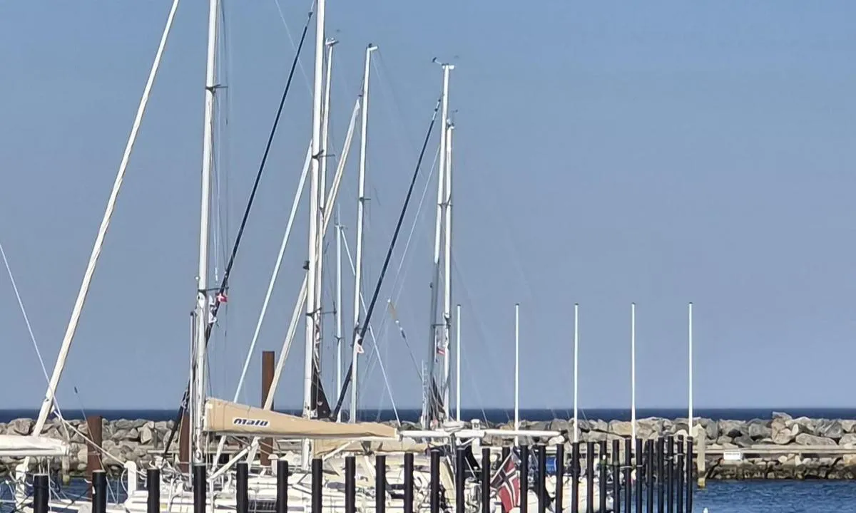 Kerteminde Havn og Marina: {"base": "no", "no": "Ledige plasder ved tre nye flytebrygger s\u00f8r i havna er markerte med gr\u00f8nne skylter som angir bredde.", "se": "Lediga platser vid tre nya flytbryggor s\u00f6der i hamnen \u00e4r markerade med gr\u00f6na skyltar som anger bredd.", "en": "Available spaces at three new floating docks in the southern part of the harbour are marked with green signs indicating width.", "da": "Ledige pladser ved tre nye flydebroer syd i havnen er markeret med gr\u00f8nne skilte som angiver bredde.", "fr": "Des places disponibles aux trois nouveaux pontons flottants au sud du port sont marqu\u00e9es par des panneaux verts indiquant la largeur.", "de": "Freie Pl\u00e4tze an den drei neuen Schwimmstegen im S\u00fcden des Hafens sind mit gr\u00fcnen Schildern markiert, die die Breite angeben.", "es": "Plazas disponibles en tres nuevos muelles flotantes al sur del puerto est\u00e1n marcadas con letreros verdes que indican el ancho.", "it": "Posti disponibili presso tre nuovi pontili galleggianti a sud del porto sono segnati con cartelli verdi che indicano la larghezza.", "pt": "Os lugares dispon\u00edveis nas tr\u00eas novas docas flutuantes ao sul do porto est\u00e3o marcados com placas verdes que indicam a largura.", "nl": "Vrije plaatsen bij drie nieuwe drijvende steigers in het zuiden van de haven zijn gemarkeerd met groene borden die de breedte aangeven.", "pl": "Wolne miejsca przy trzech nowych p\u0142ywaj\u0105cych pomostach na po\u0142udniu portu s\u0105 oznaczone zielonymi tabliczkami wskazuj\u0105cymi szeroko\u015b\u0107.", "uk": "\u0412\u0456\u043b\u044c\u043d\u0456 \u043c\u0456\u0441\u0446\u044f \u0431\u0456\u043b\u044f \u0442\u0440\u044c\u043e\u0445 \u043d\u043e\u0432\u0438\u0445 \u043f\u043b\u0430\u0432\u0443\u0447\u0438\u0445 \u043f\u0440\u0438\u0447\u0430\u043b\u0456\u0432 \u043d\u0430 \u043f\u0456\u0432\u0434\u043d\u0456 \u0433\u0430\u0432\u0430\u043d\u0456 \u043f\u043e\u0437\u043d\u0430\u0447\u0435\u043d\u0456 \u0437\u0435\u043b\u0435\u043d\u0438\u043c\u0438 \u0437\u043d\u0430\u043a\u0430\u043c\u0438, \u044f\u043a\u0456 \u0432\u043a\u0430\u0437\u0443\u044e\u0442\u044c \u0448\u0438\u0440\u0438\u043d\u0443.", "ro": "Locurile disponibile la cele trei noi pontoane plutitoare din sudul portului sunt marcate cu semne verzi care indic\u0103 l\u0103\u021bimea.", "tr": "Liman\u0131n g\u00fcneyindeki \u00fc\u00e7 yeni y\u00fczer iskelede bo\u015f yerler, geni\u015fli\u011fi belirten ye\u015fil i\u015faretlerle belirtilmi\u015ftir.", "el": "\u0394\u03b9\u03b1\u03b8\u03ad\u03c3\u03b9\u03bc\u03b5\u03c2 \u03b8\u03ad\u03c3\u03b5\u03b9\u03c2 \u03c3\u03b5 \u03c4\u03c1\u03b5\u03b9\u03c2 \u03bd\u03ad\u03b5\u03c2 \u03c0\u03bb\u03c9\u03c4\u03ad\u03c2 \u03b1\u03c0\u03bf\u03b2\u03ac\u03b8\u03c1\u03b5\u03c2 \u03bd\u03cc\u03c4\u03b9\u03b1 \u03c3\u03c4\u03bf \u03bb\u03b9\u03bc\u03ac\u03bd\u03b9 \u03b5\u03c0\u03b9\u03c3\u03b7\u03bc\u03b1\u03af\u03bd\u03bf\u03bd\u03c4\u03b1\u03b9 \u03bc\u03b5 \u03c0\u03c1\u03ac\u03c3\u03b9\u03bd\u03b5\u03c2 \u03c0\u03b9\u03bd\u03b1\u03ba\u03af\u03b4\u03b5\u03c2 \u03c0\u03bf\u03c5 \u03c5\u03c0\u03bf\u03b4\u03b5\u03b9\u03ba\u03bd\u03cd\u03bf\u03c5\u03bd \u03c4\u03bf \u03c0\u03bb\u03ac\u03c4\u03bf\u03c2.", "cs": "Voln\u00e1 m\u00edsta u t\u0159\u00ed nov\u00fdch plovouc\u00edch mol na jihu p\u0159\u00edstavu jsou ozna\u010dena zelen\u00fdmi cedulemi, kter\u00e9 ud\u00e1vaj\u00ed \u0161\u00ed\u0159ku.", "hu": "Szabad helyek a kik\u00f6t\u0151 d\u00e9li r\u00e9sz\u00e9n tal\u00e1lhat\u00f3 h\u00e1rom \u00faj \u00fasz\u00f3 m\u00f3l\u00f3n\u00e1l z\u00f6ld t\u00e1bl\u00e1kkal vannak jel\u00f6lve, amelyek a sz\u00e9less\u00e9get jelzik.", "fi": "Vapaat paikat sataman etel\u00e4osassa sijaitsevilla kolmella uudella kelluvalla laiturilla on merkitty vihreill\u00e4 kylteill\u00e4, jotka ilmoittavat leveyden.", "bg": "\u0421\u0432\u043e\u0431\u043e\u0434\u043d\u0438\u0442\u0435 \u043c\u0435\u0441\u0442\u0430 \u043f\u0440\u0438 \u0442\u0440\u0438\u0442\u0435 \u043d\u043e\u0432\u0438 \u043f\u043b\u0430\u0432\u0430\u0449\u0438 \u043a\u0435\u0439\u043e\u0432\u0435 \u043d\u0430 \u044e\u0433 \u0432 \u043f\u0440\u0438\u0441\u0442\u0430\u043d\u0438\u0449\u0435\u0442\u043e \u0441\u0430 \u043e\u0442\u0431\u0435\u043b\u044f\u0437\u0430\u043d\u0438 \u0441\u044a\u0441 \u0437\u0435\u043b\u0435\u043d\u0438 \u0442\u0430\u0431\u0435\u043b\u0438, \u043a\u043e\u0438\u0442\u043e \u0443\u043a\u0430\u0437\u0432\u0430\u0442 \u0448\u0438\u0440\u0438\u043d\u0430\u0442\u0430.", "sr": "Slobodna mesta kod tri nova plutaju\u0107a pristani\u0161ta na jugu luke su ozna\u010dena zelenim tablama koje navode \u0161irinu.", "et": "Vabad kohad l\u00f5unasadamas kolme uue ujuvkaiga juures on t\u00e4histatud roheliste m\u00e4rkidega, mis n\u00e4itavad laius.", "lv": "Br\u012bvas vietas pie trim jaunaj\u0101m peldo\u0161aj\u0101m piest\u0101tn\u0113m ostas dienvidos ir mar\u0137\u0113tas ar za\u013c\u0101m z\u012bm\u0113m, kas nor\u0101da platumu.", "lt": "Laisvos vietos prie trij\u0173 nauj\u0173 pl\u016bduriuojan\u010di\u0173 prieplauk\u0173 pietin\u0117je uosto dalyje yra pa\u017eym\u0117tos \u017ealiais \u017eenklais, nurodan\u010diais plot\u012f."}