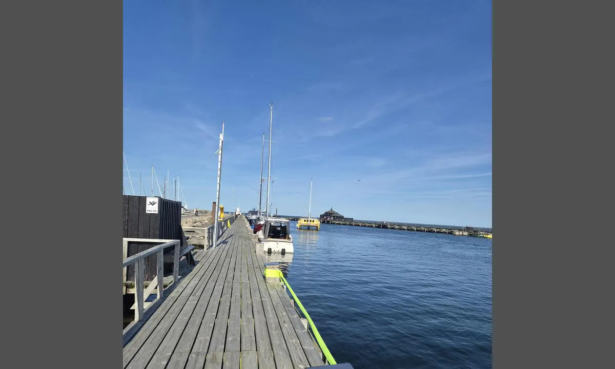Kerteminde Havn og Marina: {"base": "no", "no": "Bryggeplasser i kanalen s\u00f8r for lystb\u00e5thavna.", "se": "Bryggplatser i kanalen s\u00f6der om sm\u00e5b\u00e5tshamnen.", "en": "Berths in the canal south of the marina.", "da": "Bropladser i kanalen syd for lystb\u00e5dehavnen.", "fr": "Places d'amarrage dans le canal au sud du port de plaisance.", "de": "Liegepl\u00e4tze im Kanal s\u00fcdlich des Sportboothafens.", "es": "Amarres en el canal al sur del puerto deportivo.", "it": "Ormeggi nel canale a sud del porto turistico.", "pt": "Lugares de atraca\u00e7\u00e3o no canal ao sul da marina.", "nl": "Aanmeerplaatsen in het kanaal ten zuiden van de jachthaven.", "pl": "Miejsca przy kei w kanale na po\u0142udnie od przystani jachtowej.", "uk": "\u041c\u0456\u0441\u0446\u044f \u043d\u0430 \u043f\u0440\u0438\u0447\u0430\u043b\u0456 \u0432 \u043a\u0430\u043d\u0430\u043b\u0456 \u043d\u0430 \u043f\u0456\u0432\u0434\u0435\u043d\u044c \u0432\u0456\u0434 \u0433\u0430\u0432\u0430\u043d\u0456 \u0434\u043b\u044f \u044f\u0445\u0442.", "ro": "Locuri de acostare \u00een canalul la sud de portul de agrement.", "tr": "Yat liman\u0131n\u0131n g\u00fcneyinde kanalda r\u0131ht\u0131m yerleri.", "el": "\u0398\u03ad\u03c3\u03b5\u03b9\u03c2 \u03c0\u03c1\u03bf\u03b2\u03bb\u03ae\u03c4\u03b1\u03c2 \u03c3\u03c4\u03bf \u03ba\u03b1\u03bd\u03ac\u03bb\u03b9 \u03bd\u03cc\u03c4\u03b9\u03b1 \u03c4\u03b7\u03c2 \u03bc\u03b1\u03c1\u03af\u03bd\u03b1\u03c2 \u03b1\u03bd\u03b1\u03c8\u03c5\u03c7\u03ae\u03c2.", "cs": "M\u00edsto pro p\u0159ist\u00e1n\u00ed v kan\u00e1lu ji\u017en\u011b od mariny pro rekrea\u010dn\u00ed lod\u011b.", "hu": "Kik\u00f6t\u0151helyek a csatorn\u00e1ban a jachtkik\u00f6t\u0151t\u0151l d\u00e9lre.", "fi": "Laituripaikat kanavassa etel\u00e4\u00e4n venesatamasta.", "bg": "\u041a\u0435\u0439\u043e\u0432\u0438 \u043c\u0435\u0441\u0442\u0430 \u0432 \u043a\u0430\u043d\u0430\u043b\u0430 \u044e\u0436\u043d\u043e \u043e\u0442 \u043f\u0440\u0438\u0441\u0442\u0430\u043d\u0438\u0449\u0435\u0442\u043e \u0437\u0430 \u0440\u0430\u0437\u0432\u043b\u0435\u043a\u0430\u0442\u0435\u043b\u043d\u0438 \u043b\u043e\u0434\u043a\u0438.", "sr": "Mesta za privez na doku u kanalu ju\u017eno od marine za rekreativne brodove.", "et": "Kai kohad kanalis l\u00f5una pool jahtide sadamat.", "lv": "Piest\u0101tnes vietas kan\u0101l\u0101 uz dienvidiem no bur\u0101\u0161anas jahtu ostas.", "lt": "Prieplaukos vietos kanale \u012f pietus nuo burlaivi\u0173 uosto."}