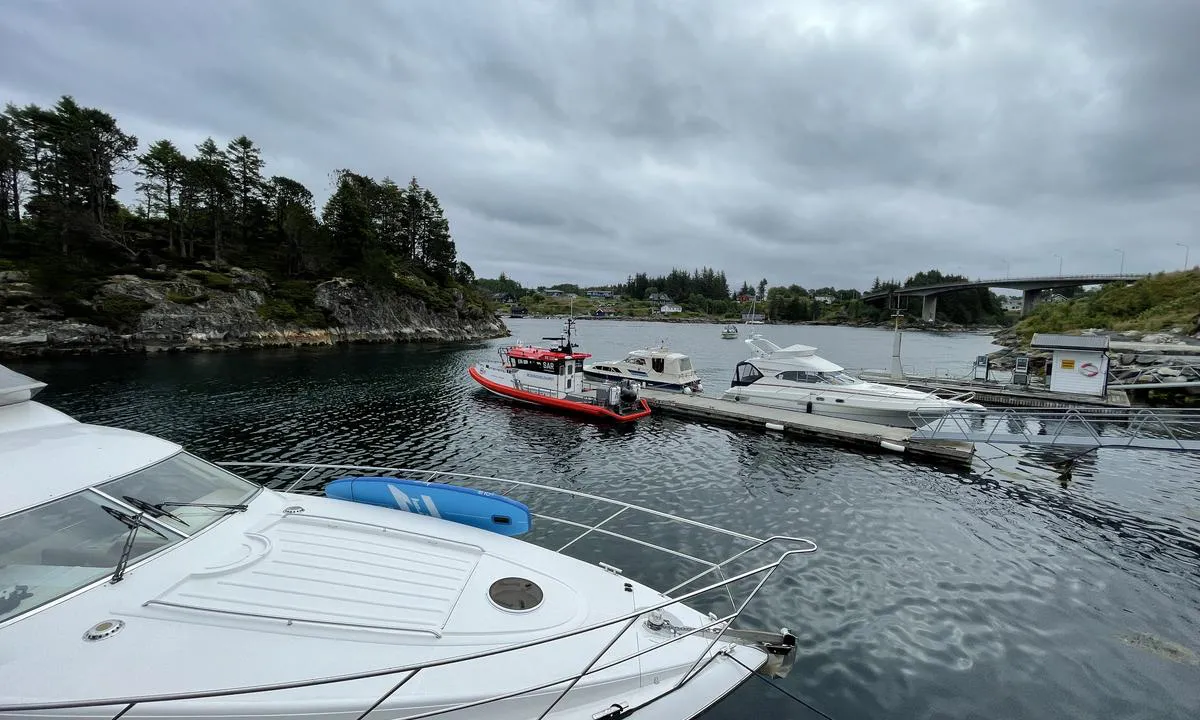 Kielstraumen: Gjestehavn og Redningsselskapet sin faste plass. Bunkringsstasjon i bakgrunnen