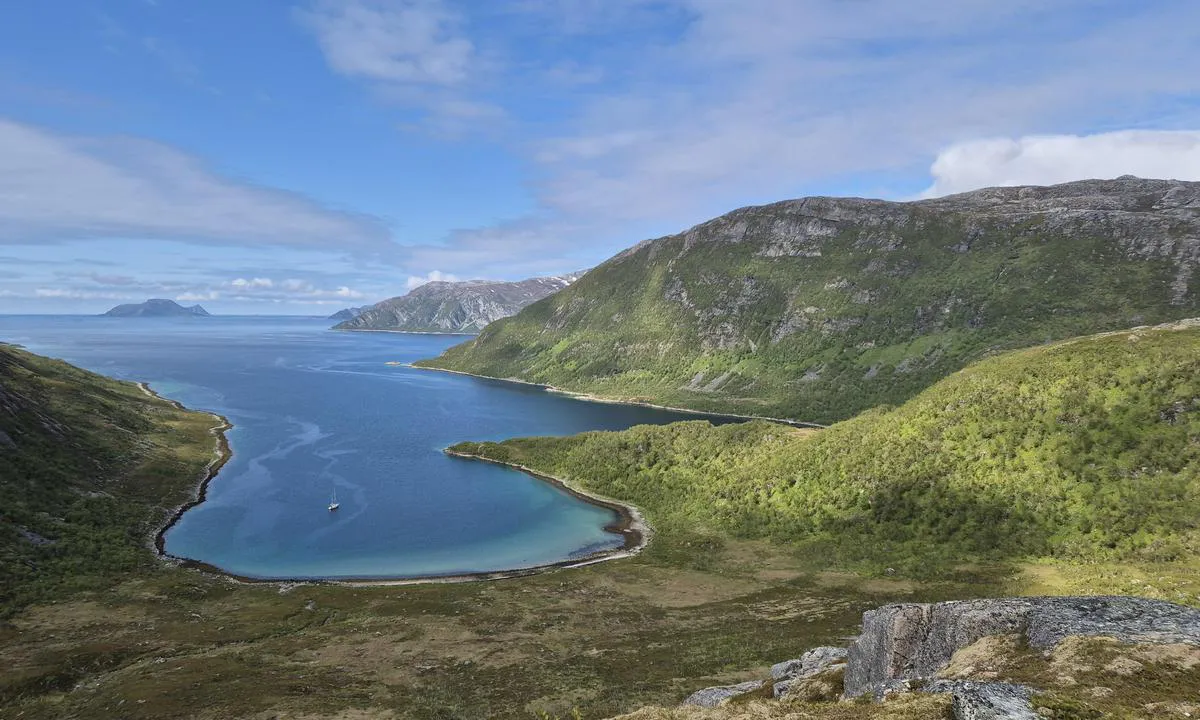Kifjorden: {"base": "en", "no": "Utsikten over bukten. En flott tur oppover.", "se": "Utsikten \u00f6ver viken. En fantastisk vandring uppf\u00f6r.", "en": "The view of the bay. A great hike uphill.", "da": "Udsigten over bugten. En fantastisk vandretur op ad bakke.", "fr": "La vue de la baie. Une grande randonn\u00e9e en mont\u00e9e.", "de": "Die Aussicht auf die Bucht. Eine gro\u00dfartige Wanderung bergauf.", "es": "La vista de la bah\u00eda. Una gran caminata cuesta arriba.", "it": "La vista della baia. Una grande escursione in salita.", "pt": "A vista da ba\u00eda. Uma \u00f3tima caminhada morro acima.", "nl": "Het uitzicht over de baai. Een geweldige wandeling bergopwaarts.", "pl": "Widok na zatok\u0119. \u015awietny spacer pod g\u00f3r\u0119.", "uk": "\u0412\u0438\u0434 \u043d\u0430 \u0437\u0430\u0442\u043e\u043a\u0443. \u0427\u0443\u0434\u043e\u0432\u0438\u0439 \u043f\u043e\u0445\u0456\u0434 \u0432\u0433\u043e\u0440\u0443.", "ro": "Vederea golfului. O drume\u021bie minunat\u0103 pe deal.", "tr": "Koyun manzaras\u0131. Yoku\u015f yukar\u0131 harika bir y\u00fcr\u00fcy\u00fc\u015f.", "el": "\u0397 \u03b8\u03ad\u03b1 \u03c4\u03bf\u03c5 \u03ba\u03cc\u03bb\u03c0\u03bf\u03c5. \u039c\u03b9\u03b1 \u03c5\u03c0\u03ad\u03c1\u03bf\u03c7\u03b7 \u03c0\u03b5\u03b6\u03bf\u03c0\u03bf\u03c1\u03af\u03b1 \u03b1\u03bd\u03b7\u03c6\u03bf\u03c1\u03b9\u03ba\u03ac.", "cs": "V\u00fdhled na z\u00e1toku. Skv\u011bl\u00fd v\u00fdlet do kopce.", "hu": "A \u00f6b\u00f6l kil\u00e1t\u00e1sa. Egy nagyszer\u0171 t\u00fara felfel\u00e9.", "fi": "N\u00e4k\u00f6ala lahdelle. Hieno patikointi yl\u00e4m\u00e4keen.", "bg": "\u0413\u043b\u0435\u0434\u043a\u0430\u0442\u0430 \u043a\u044a\u043c \u0437\u0430\u043b\u0438\u0432\u0430. \u041e\u0442\u043b\u0438\u0447\u0435\u043d \u0438\u0437\u043a\u0430\u0447\u0432\u0430\u043d\u0435 \u043d\u0430\u0433\u043e\u0440\u0435.", "sr": "\u041f\u043e\u0433\u043b\u0435\u0434 \u043d\u0430 \u0437\u0430\u043b\u0438\u0432. \u041e\u0434\u043b\u0438\u0447\u043d\u0430 \u043f\u0435\u0448\u0430\u0447\u043a\u0430 \u0441\u0442\u0430\u0437\u0430 \u0443\u0437\u0431\u0440\u0434\u043e.", "et": "Vaade lahele. Suurep\u00e4rane matk m\u00e4est \u00fcles.", "lv": "Skats uz l\u012bci. Lielisks p\u0101rg\u0101jiens kaln\u0101.", "lt": "\u012elankos vaizdas. Puikus \u017eygis \u012f kaln\u0105."}