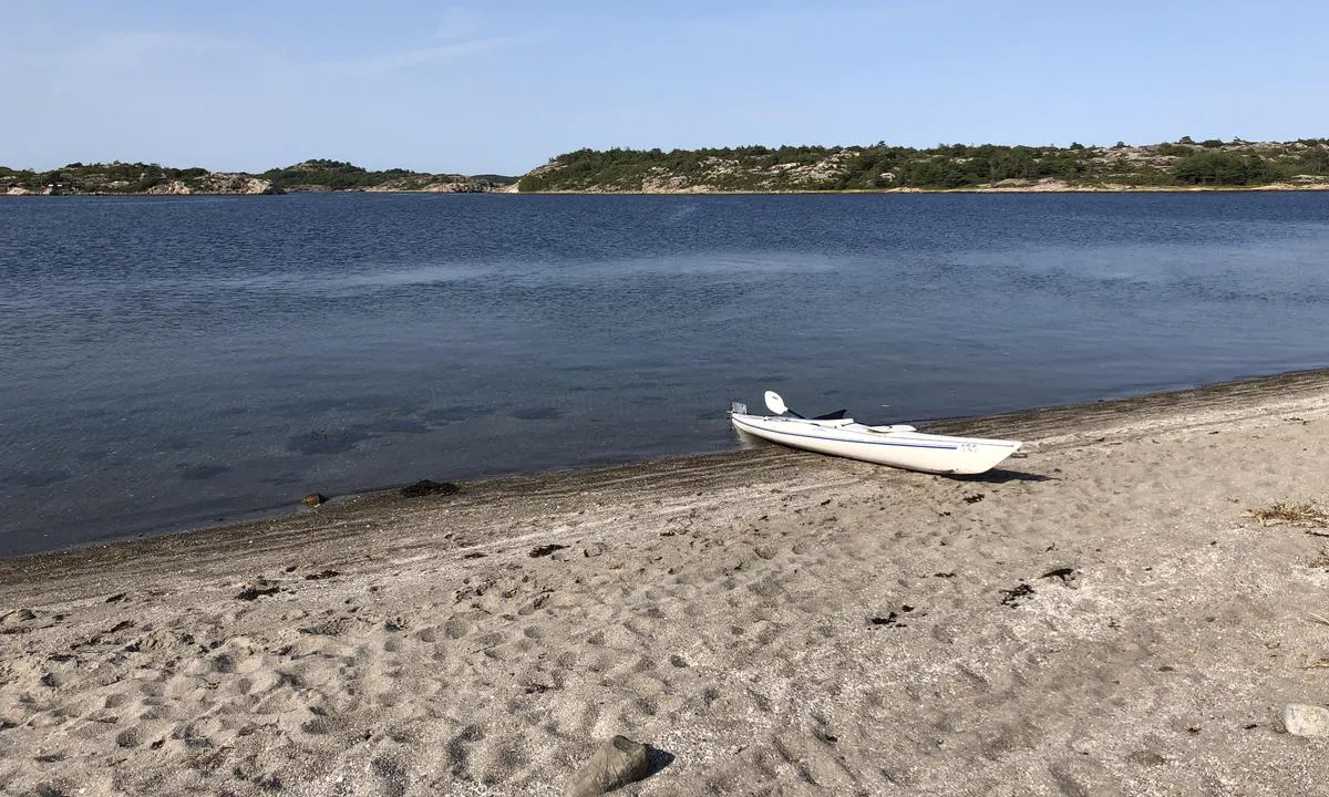 På nordsiden av Killingen er det en fin sandstrand rett ved svabergene man fortøyer mot.