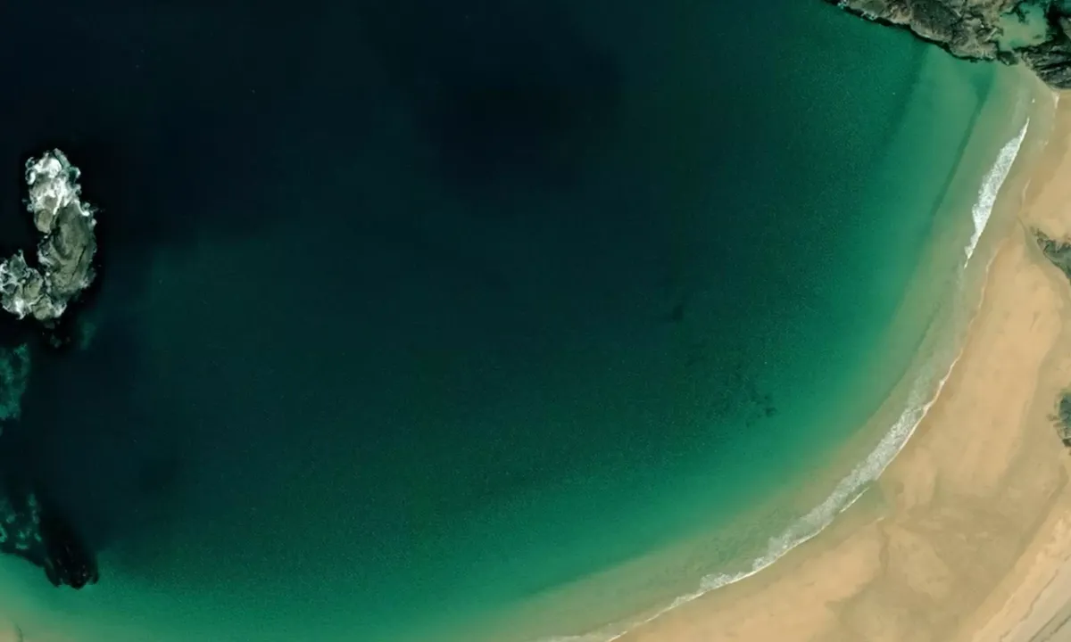 Flyfoto av Kiloran Bay
