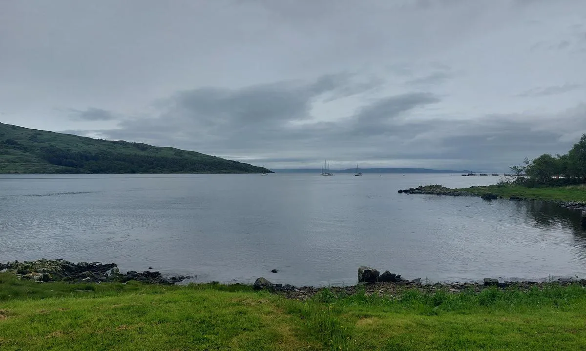 Kinloch - Loch Scresort: {"base": "en", "no": "10 fort\u00f8yningsb\u00f8yer i bukten<br>Betaling over Internett 15\u20ac i 2026", "se": "10 f\u00f6rt\u00f6jningsbojar i bukten<br>Betalning \u00f6ver Internet 15\u20ac \u00e5r 2026", "en": "10 mooring buoys in the bay\r\nPayment over Internet 15\u20ac in 2026", "da": "10 fort\u00f8jningsb\u00f8jer i bugten<br> Betaling over internettet 15\u20ac i 2026", "fr": "10 bou\u00e9es d'amarrage dans la baie<br>Paiement sur Internet 15\u20ac en 2026", "de": "10 Mooring-Boien in der Bucht<br>Bezahlung \u00fcber das Internet 15\u20ac im Jahr 2026", "es": "10 boyas de amarre en la bah\u00eda<br>Pago por Internet 15\u20ac en 2026", "it": "10 boe di ormeggio nella baia<br>Pagamento tramite Internet 15\u20ac nel 2026", "pt": "10 boias de amarra\u00e7\u00e3o na ba\u00eda<br>Pagamento pela Internet 15\u20ac em 2026", "nl": "10 aanlegboeien in de baai<br>Betaling via internet 15\u20ac in 2026", "pl": "10 boi cumowniczych w zatoce<br>P\u0142atno\u015b\u0107 przez Internet 15\u20ac w 2026 roku", "uk": "10 \u0448\u0432\u0430\u0440\u0442\u043e\u0432\u0438\u0445 \u0431\u0443\u0457\u0432 \u0443 \u0437\u0430\u0442\u043e\u0446\u0456<br>\u041f\u043b\u0430\u0442\u0430 \u0447\u0435\u0440\u0435\u0437 \u0406\u043d\u0442\u0435\u0440\u043d\u0435\u0442 15\u20ac \u0443 2026 \u0440\u043e\u0446\u0456", "ro": "10 geamanduri de acostare \u00een golf<br>Plata pe Internet 15\u20ac \u00een 2026", "tr": "Koyda 10 ba\u011flama \u015famand\u0131ras\u0131 <br> \u0130nternet \u00fczerinden \u00f6deme 2026'da 15\u20ac", "el": "10 \u03c3\u03b7\u03bc\u03b1\u03b4\u03bf\u03cd\u03c1\u03b5\u03c2 \u03c0\u03c1\u03cc\u03c3\u03b4\u03b5\u03c3\u03b7\u03c2 \u03c3\u03c4\u03bf\u03bd \u03ba\u03cc\u03bb\u03c0\u03bf\n\u03a0\u03bb\u03b7\u03c1\u03c9\u03bc\u03ae \u03bc\u03ad\u03c3\u03c9 \u0394\u03b9\u03b1\u03b4\u03b9\u03ba\u03c4\u03cd\u03bf\u03c5 15\u20ac \u03c4\u03bf 2026", "cs": "10 vyvazovac\u00edch b\u00f3j\u00ed v z\u00e1toce<br>Platba p\u0159es internet 15\u20ac v roce 2026", "hu": "10 kik\u00f6t\u0151b\u00f3ja az \u00f6b\u00f6lben<br>Fizet\u00e9s az interneten kereszt\u00fcl 15\u20ac 2026-ban", "fi": "10 kiinnityspoijua lahdella<br>Maksu Internetin kautta 15\u20ac vuonna 2026", "bg": "10 \u043a\u043e\u0442\u0432\u0435\u043d\u0438 \u0431\u0443\u0439\u043e\u0432\u0435 \u0432 \u0437\u0430\u043b\u0438\u0432\u0430<br>\u041f\u043b\u0430\u0449\u0430\u043d\u0435 \u043f\u0440\u0435\u0437 \u0418\u043d\u0442\u0435\u0440\u043d\u0435\u0442 15\u20ac \u043f\u0440\u0435\u0437 2026 \u0433.", "sr": "10 pluta\u010da za privez u zalivu\nPla\u0107anje preko Interneta 15\u20ac u 2026.", "et": "Lahe 10 poid. Tasumine internetis 15\u20ac aastal 2026.", "lv": "10 piest\u0101tnes bojas l\u012bc\u012b<br>Maksa internet\u0101 15\u20ac 2026. gad\u0101", "lt": "10 \u0161vartavimosi pl\u016bdurai \u012flankoje<br>Mok\u0117jimas internetu 15\u20ac 2026 metais"}