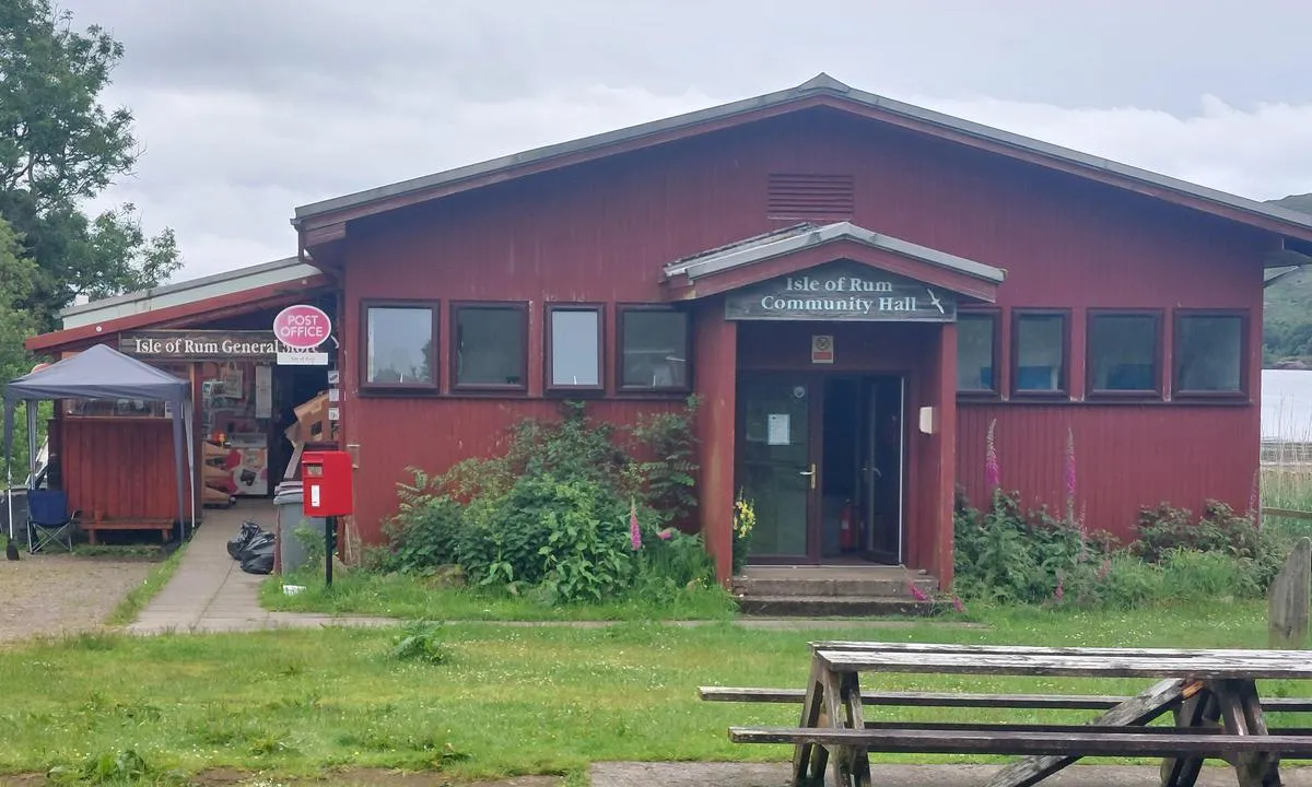 Kinloch - Loch Scresort: {"base": "en", "no": "Butikk med godt utvalg", "se": "Butik med bra utbud", "en": "Shop with good supply", "da": "Butik med godt udvalg", "fr": "Magasin bien approvisionn\u00e9", "de": "Laden mit guter Versorgung", "es": "Tienda con buen suministro", "it": "Negozio ben fornito", "pt": "Loja bem abastecida", "nl": "Winkel met goed aanbod", "pl": "Sklep z dobrymi zaopatrzeniami", "uk": "\u041c\u0430\u0433\u0430\u0437\u0438\u043d \u0456\u0437 \u0433\u0430\u0440\u043d\u0438\u043c \u0430\u0441\u043e\u0440\u0442\u0438\u043c\u0435\u043d\u0442\u043e\u043c", "ro": "Magazin bine aprovizionat", "tr": "\u0130yi tedarik sa\u011flayan d\u00fckk\u00e2n", "el": "\u039a\u03b1\u03c4\u03ac\u03c3\u03c4\u03b7\u03bc\u03b1 \u03bc\u03b5 \u03ba\u03b1\u03bb\u03ae \u03c0\u03c1\u03bf\u03bc\u03ae\u03b8\u03b5\u03b9\u03b1", "cs": "Obchod s dobr\u00fdm z\u00e1soben\u00edm", "hu": "Bolt j\u00f3 ell\u00e1t\u00e1ssal", "fi": "Kauppa, jossa hyv\u00e4 valikoima", "bg": "\u041c\u0430\u0433\u0430\u0437\u0438\u043d \u0441 \u0434\u043e\u0431\u0440\u043e \u0441\u043d\u0430\u0431\u0434\u044f\u0432\u0430\u043d\u0435", "sr": "Prodavnica sa dobrim snabdevanjem", "et": "Pood hea varustusega", "lv": "Veikals ar labu pied\u0101v\u0101jumu", "lt": "Parduotuv\u0117 su geru atsarg\u0173 tiekimu"}