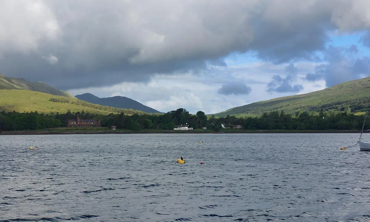 Kinloch - Loch Scresort: {"base": "en", "no": "Fort\u00f8yningsb\u00f8yer<br />Praktisk brygge for \u00e5 legge til jolle", "se": "Mooringsbojar<br />Bekv\u00e4m brygga f\u00f6r att l\u00e4gga till jolle", "en": "Mooring buoys\r\nConvenient dock to land dinghy", "da": "Fort\u00f8jningsb\u00f8jer<br />Praktisk dok til at lande gummib\u00e5d", "fr": "Bou\u00e9es d'amarrage<br>Quai pratique pour accoster en annexe", "de": "Mooringbojen<br>Praktischer Steg zum Anlanden von Beibooten", "es": "Boyas de amarre\nMuelle conveniente para desembarcar el bote auxiliar", "it": "Gavitelli di ormeggio<br>Approdo comodo per il gommone", "pt": "Boias de amarra\u00e7\u00e3o<br>Docas convenientes para desembarcar botes", "nl": "Aanmeerboeien\nHandige aanlegsteiger voor bijboot", "pl": "Boje cumownicze<br>Wygodne nabrze\u017ce do l\u0105dowania pontonem", "uk": "\u041c\u0443\u0440\u0438\u043d\u0433\u043e\u0432\u0456 \u0431\u0443\u0457<br>\u0417\u0440\u0443\u0447\u043d\u0438\u0439 \u043f\u0440\u0438\u0447\u0430\u043b \u0434\u043b\u044f \u0432\u0438\u0441\u0430\u0434\u043a\u0438 \u0434\u0456\u043d\u0433\u0456", "ro": "Balize de ancorare\nChei convenabil pentru a acost\u0103 ambarca\u021biuni mici", "tr": "\u015eamand\u0131ralar\nDingiyi karaya \u00e7\u0131karmak i\u00e7in uygun iskele", "el": "\u03a3\u03b7\u03bc\u03b1\u03b4\u03bf\u03cd\u03c1\u03b5\u03c2 \u03c0\u03c1\u03cc\u03c3\u03b4\u03b5\u03c3\u03b7\u03c2<br>\u0392\u03bf\u03bb\u03b9\u03ba\u03ae \u03b1\u03c0\u03bf\u03b2\u03ac\u03b8\u03c1\u03b1 \u03b3\u03b9\u03b1 \u03bd\u03b1 \u03b1\u03c0\u03bf\u03b2\u03b9\u03b2\u03b1\u03c3\u03c4\u03b5\u03af\u03c4\u03b5", "cs": "Kotv\u00edc\u00ed b\u00f3je<br>Pohodln\u00e9 molo pro p\u0159ist\u00e1n\u00ed \u010dlunu", "hu": "Kik\u00f6t\u0151 b\u00f3j\u00e1k<br>K\u00e9nyelmes dokk a cs\u00f3nak kik\u00f6t\u00e9s\u00e9hez", "fi": "Poijukiinnitys <br> K\u00e4tev\u00e4 laituri jolla rantautua kumiveneell\u00e4", "bg": "\u041c\u0443\u0440\u0443\u0432\u043a\u0438 \u0431\u0443\u0439\u043e\u0432\u0435<br>\u0423\u0434\u043e\u0431\u043d\u043e \u043f\u0440\u0438\u0441\u0442\u0430\u043d\u0438\u0449\u0435 \u0437\u0430 \u0441\u043b\u0438\u0432\u0430\u043d\u0435 \u043d\u0430 \u0434\u0438\u043d\u0433\u0438", "sr": "Bove za privezivanje<br>Prikladan dok za pristajanje \u010damca za prevoz", "et": "Mooringu poi<br> Mugav kai jullaga maabumiseks", "lv": "M\u0101jvieta bojas<BR>\u0112rts piest\u0101tne, lai piestiprin\u0101tu laivu", "lt": "\u0160vartavimo pl\u016bdurai\nPatogi prieplauka pripu\u010diamiems laiveliams"}