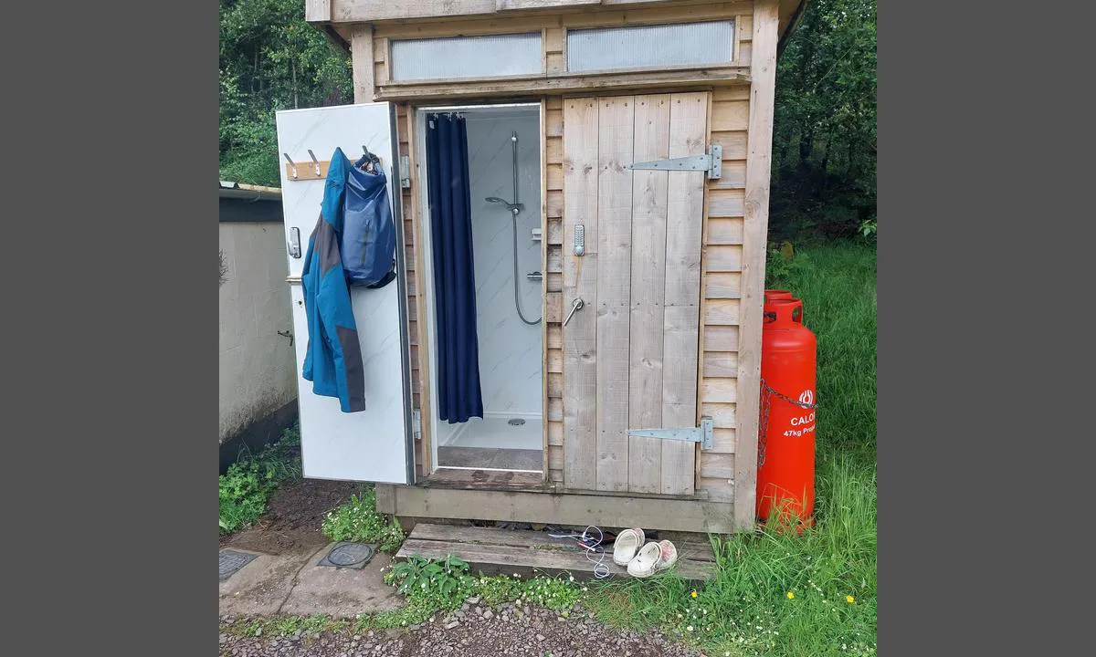 Kinloch - Loch Scresort: {"base": "en", "no": "Dusj p\u00e5 campingplassen tilgjengelig for seilere.\nTilgangskode inkludert i fort\u00f8yningsavgiften (kode med bekreftelses-email)", "se": "Dusch p\u00e5 campingplats tillg\u00e4nglig f\u00f6r seglare. \u00c5tkomstkod ing\u00e5r i f\u00f6rt\u00f6jningsavgiften (kod i bekr\u00e4ftelsemejlet)", "en": "Shower at camp ground available for sailors.\r\nAccess code included in the the mooring fees (code with confirmation email)", "da": "Brusebad p\u00e5 campingpladsen tilg\u00e6ngeligt for sejlere. Adgangskode inkluderet i havneafgiften (kode med bekr\u00e6ftelsesmail)", "fr": "Douche au terrain de camping disponible pour les marins. Code d'acc\u00e8s inclus dans les frais de mouillage (code avec email de confirmation)", "de": "Duschen auf dem Campingplatz stehen Seglern zur Verf\u00fcgung. Zugangscode im Liegeplatzgeb\u00fchr enthalten (Code in der Best\u00e4tigungsemail)", "es": "Ducha en el campamento disponible para los navegantes. <br> C\u00f3digo de acceso incluido en las tarifas de amarre (c\u00f3digo en el correo electr\u00f3nico de confirmaci\u00f3n)", "it": "Doccia al campeggio disponibile per i marinai. Codice di accesso incluso nelle tariffe di ormeggio (codice con email di conferma)", "pt": "Chuveiro dispon\u00edvel no acampamento para os marinheiros. C\u00f3digo de acesso inclu\u00eddo nas taxas de amarra\u00e7\u00e3o (c\u00f3digo com e-mail de confirma\u00e7\u00e3o)", "nl": "Douche bij het kampeerterrein beschikbaar voor zeilers.<br>Toegangs code inbegrepen in de liggeld kosten (code met bevestigings e-mail)", "pl": "Prysznic na kempingu dost\u0119pny dla \u017ceglarzy. Kod dost\u0119pu jest zawarty w op\u0142atach za cumowanie (kod w e-mailu potwierdzaj\u0105cym)", "uk": "\u0414\u0443\u0448 \u043d\u0430 \u043a\u0435\u043c\u043f\u0456\u043d\u0433\u0443 \u0434\u043e\u0441\u0442\u0443\u043f\u043d\u0438\u0439 \u0434\u043b\u044f \u043c\u043e\u0440\u044f\u043a\u0456\u0432. \u041a\u043e\u0434 \u0434\u043e\u0441\u0442\u0443\u043f\u0443 \u0432\u043a\u043b\u044e\u0447\u0435\u043d\u043e \u0443 \u0432\u0430\u0440\u0442\u0456\u0441\u0442\u044c \u0448\u0432\u0430\u0440\u0442\u0443\u0432\u0430\u043d\u043d\u044f (\u043a\u043e\u0434 \u0443 \u043f\u0456\u0434\u0442\u0432\u0435\u0440\u0434\u0436\u0435\u043d\u043d\u0456 \u0435\u043b\u0435\u043a\u0442\u0440\u043e\u043d\u043d\u043e\u044e \u043f\u043e\u0448\u0442\u043e\u044e)", "ro": "Du\u0219 la terenul de campare disponibil pentru marinari. Codul de acces este inclus \u00een taxele de acostare (codul este trimis \u00een emailul de confirmare)", "tr": "Denizciler i\u00e7in kamp alan\u0131nda du\u015f mevcuttur. Eri\u015fim kodu ba\u011flama \u00fccretlerine dahildir (kod onay e-postas\u0131nda iletilir).", "el": "\u039d\u03c4\u03bf\u03c5\u03c2 \u03c3\u03b5 \u03c7\u03ce\u03c1\u03bf \u03ba\u03b1\u03c4\u03b1\u03c3\u03ba\u03ae\u03bd\u03c9\u03c3\u03b7\u03c2 \u03b4\u03b9\u03b1\u03b8\u03ad\u03c3\u03b9\u03bc\u03bf \u03b3\u03b9\u03b1 \u03bd\u03b1\u03c5\u03c4\u03b9\u03ba\u03bf\u03cd\u03c2.<br />\u039f \u03ba\u03c9\u03b4\u03b9\u03ba\u03cc\u03c2 \u03c0\u03c1\u03cc\u03c3\u03b2\u03b1\u03c3\u03b7\u03c2 \u03c0\u03b5\u03c1\u03b9\u03bb\u03b1\u03bc\u03b2\u03ac\u03bd\u03b5\u03c4\u03b1\u03b9 \u03c3\u03c4\u03b1 \u03c4\u03ad\u03bb\u03b7 \u03c0\u03c1\u03cc\u03c3\u03b4\u03b5\u03c3\u03b7\u03c2 (\u03ba\u03c9\u03b4\u03b9\u03ba\u03cc\u03c2 \u03bc\u03b5 \u03c4\u03bf email \u03b5\u03c0\u03b9\u03b2\u03b5\u03b2\u03b1\u03af\u03c9\u03c3\u03b7\u03c2)", "cs": "Sprcha v kempu k dispozici pro n\u00e1mo\u0159n\u00edky. P\u0159\u00edstupov\u00fd k\u00f3d je zahrnut v poplatc\u00edch za kotvi\u0161t\u011b (k\u00f3d v potvrzovac\u00edm emailu)", "hu": "A kemping ter\u00fclet\u00e9n tal\u00e1lhat\u00f3 zuhanyz\u00f3 a tenger\u00e9szek sz\u00e1m\u00e1ra el\u00e9rhet\u0151.<br />A hozz\u00e1f\u00e9r\u00e9si k\u00f3d benne van a kik\u00f6t\u00e9si d\u00edjban (k\u00f3d a meger\u0151s\u00edt\u0151 emailben)", "fi": "Suihku leirint\u00e4alueella saatavilla merenk\u00e4vij\u00f6ille.<br>P\u00e4\u00e4sykoodi sis\u00e4ltyy kiinnitysmaksuihin (koodi vahvistusviestiss\u00e4)", "bg": "\u0414\u0443\u0448 \u043d\u0430 \u043a\u044a\u043c\u043f\u0438\u043d\u0433\u0430 \u0435 \u043d\u0430\u043b\u0438\u0447\u0435\u043d \u0437\u0430 \u043c\u043e\u0440\u044f\u0446\u0438\u0442\u0435.<br>\u041a\u043e\u0434\u044a\u0442 \u0437\u0430 \u0434\u043e\u0441\u0442\u044a\u043f \u0435 \u0432\u043a\u043b\u044e\u0447\u0435\u043d \u0432 \u0442\u0430\u043a\u0441\u0430\u0442\u0430 \u0437\u0430 \u0448\u0432\u0430\u0440\u0442\u043e\u0432\u0430\u043d\u0435 (\u043a\u043e\u0434\u044a\u0442 \u0441\u0435 \u043f\u0440\u0435\u0434\u043e\u0441\u0442\u0430\u0432\u044f \u0441 \u0438\u043c\u0435\u0439\u043b\u0430 \u0437\u0430 \u043f\u043e\u0442\u0432\u044a\u0440\u0436\u0434\u0435\u043d\u0438\u0435)", "sr": "Tu\u0161 na kampu dostupan za mornare. Kod za pristup je uklju\u010den u cenu vezivanja (kod sa e-mailom za potvrdu)", "et": "Du\u0161\u0161 laagris on saadaval meremeestele. P\u00e4\u00e4sukood kuulub sadamatasu hulka (kood kinnitusmeilis).", "lv": "Du\u0161a pie kempinga pieejama j\u016brniekiem.<br />Piek\u013cuves kods iek\u013cauts piest\u0101tnes maks\u0101 (kods apstiprin\u0101juma e-past\u0101)", "lt": "Du\u0161o kabinos stovyklaviet\u0117je prieinamos j\u016breiviams. Prieigos kodas \u012fskai\u010diuotas \u012f \u0161vartavimo mokest\u012f (kodas su patvirtinimo el. pa\u0161tu)"}