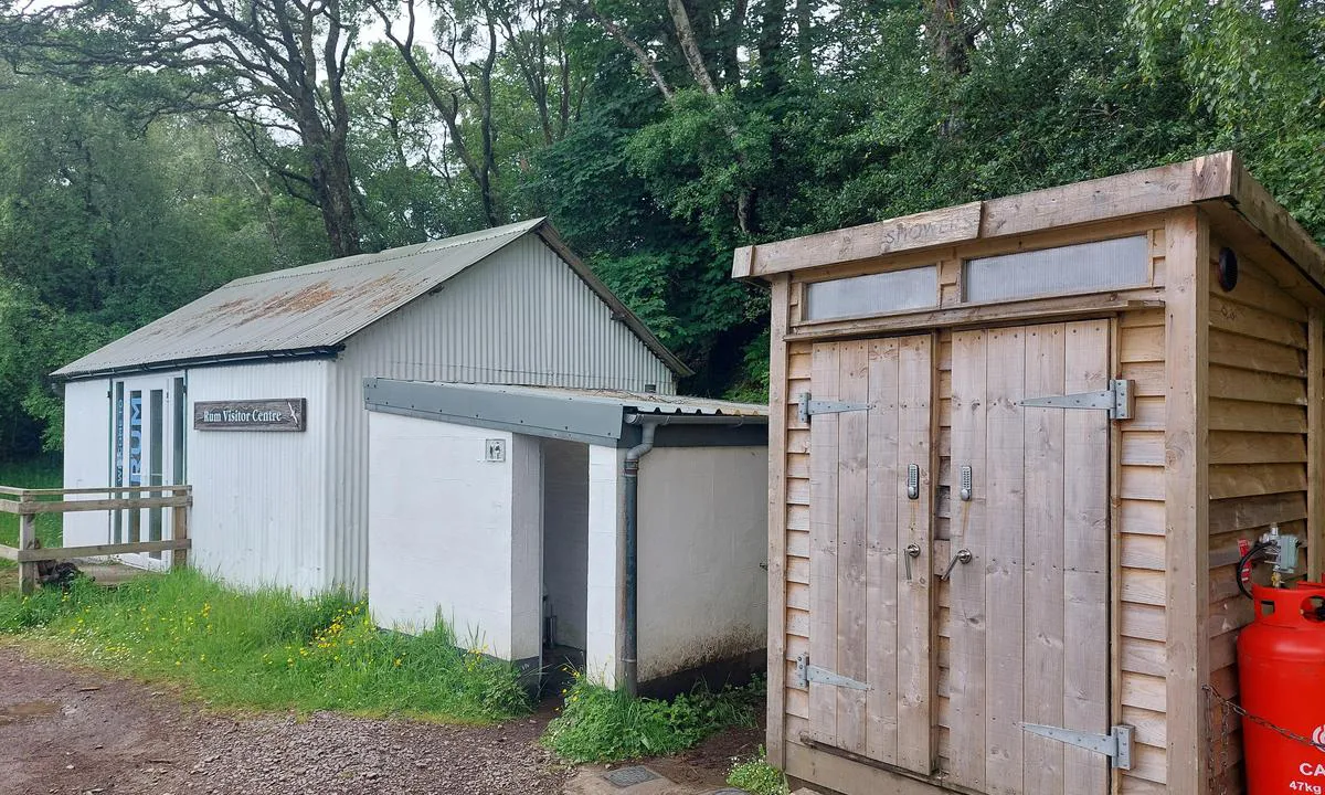 Kinloch - Loch Scresort: {"base": "en", "no": "Dusj og toaletter ved campingplass", "se": "Dusch och toaletter vid campingomr\u00e5det", "en": "Shower and toilettes at camp ground", "da": "Bruser og toiletter ved campingpladsen", "fr": "Douches et toilettes au campement", "de": "Duschen und Toiletten auf dem Campingplatz", "es": "Duchas y aseos en el terreno de acampada", "it": "Docce e servizi igienici al campeggio", "pt": "Chuveiro e sanit\u00e1rios no acampamento", "nl": "Douche en toiletten op de camping", "pl": "Prysznice i toalety na polu namiotowym", "uk": "\u0414\u0443\u0448\u043e\u0432\u0456 \u0442\u0430 \u0442\u0443\u0430\u043b\u0435\u0442\u0438 \u043d\u0430 \u043a\u0435\u043c\u043f\u0456\u043d\u0433\u0443", "ro": "Du\u0219uri \u0219i toalete la terenul de campare", "tr": "Du\u015f ve tuvaletler kamp alan\u0131nda", "el": "\u039d\u03c4\u03bf\u03c5\u03b6\u03b9\u03ad\u03c1\u03b5\u03c2 \u03ba\u03b1\u03b9 \u03c4\u03bf\u03c5\u03b1\u03bb\u03ad\u03c4\u03b5\u03c2 \u03c3\u03c4\u03bf\u03bd \u03ba\u03b1\u03c4\u03b1\u03c3\u03ba\u03b7\u03bd\u03c9\u03c4\u03b9\u03ba\u03cc \u03c7\u03ce\u03c1\u03bf", "cs": "Sprchy a toalety v kempu", "hu": "Zuhanyz\u00f3 \u00e9s WC a kemping ter\u00fclet\u00e9n", "fi": "Suihkut ja k\u00e4ym\u00e4l\u00e4t leirint\u00e4alueella", "bg": "\u0414\u0443\u0448\u043e\u0432\u0435 \u0438 \u0442\u043e\u0430\u043b\u0435\u0442\u043d\u0438 \u043d\u0430 \u043a\u044a\u043c\u043f\u0438\u043d\u0433\u0430", "sr": "Tu\u0161evi i toaleti na kamping podru\u010dju", "et": "Du\u0161\u0161 ja tualetid k\u00e4mpingualal", "lv": "Du\u0161as un tualetes pie kempinga", "lt": "Du\u0161as ir tualetai prie kempingo"}