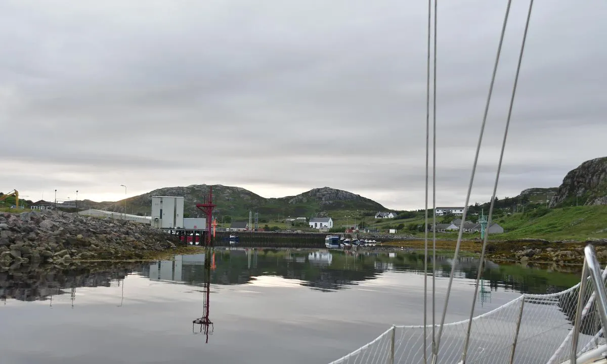 Innseilingen til Kinlochbervie er enkel.  Veldig nøyaktige overrettlys å navigere etter inn i havna.