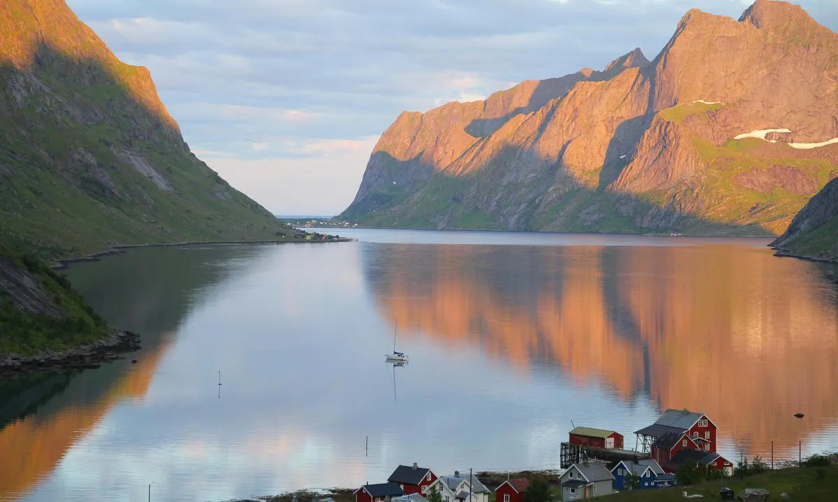 Kirkefjord: Svaiplass og midnattsol på Reinebringen.