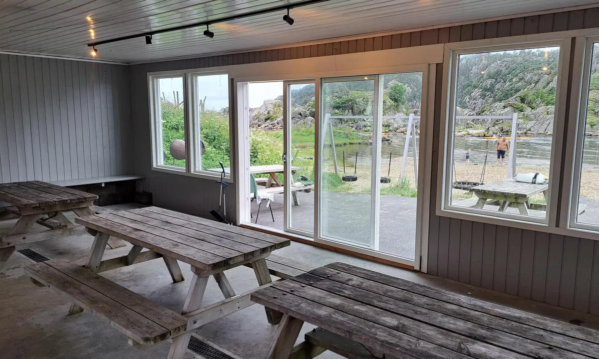 Kirkehamn Fiskerihavna: {"base": "no", "no": "Lysthus som kan benyttes av gjester", "se": "Lusthus som kan anv\u00e4ndas av g\u00e4ster", "en": "Pavilion that can be used by guests", "da": "Lysthus, som kan benyttes af g\u00e6ster", "fr": "Pavillon pouvant \u00eatre utilis\u00e9 par les invit\u00e9s", "de": "Pavillon, der von G\u00e4sten genutzt werden kann", "es": "Pabell\u00f3n que pueden usar los invitados", "it": "Gazebo che pu\u00f2 essere utilizzato dagli ospiti", "pt": "Pavilh\u00e3o que pode ser utilizado pelos h\u00f3spedes", "nl": "Prieel dat door gasten kan worden gebruikt", "pl": "Altana, kt\u00f3ra mo\u017ce by\u0107 u\u017cywana przez go\u015bci", "uk": "\u0410\u043b\u044c\u0442\u0430\u043d\u043a\u0430, \u044f\u043a\u0443 \u043c\u043e\u0436\u0443\u0442\u044c \u0432\u0438\u043a\u043e\u0440\u0438\u0441\u0442\u043e\u0432\u0443\u0432\u0430\u0442\u0438 \u0433\u043e\u0441\u0442\u0456", "ro": "Foi\u0219or care poate fi folosit de oaspe\u021bi", "tr": "Misafirler taraf\u0131ndan kullan\u0131labilecek gazebolar", "el": "\u039a\u03b9\u03cc\u03c3\u03ba\u03b9 \u03c0\u03bf\u03c5 \u03bc\u03c0\u03bf\u03c1\u03b5\u03af \u03bd\u03b1 \u03c7\u03c1\u03b7\u03c3\u03b9\u03bc\u03bf\u03c0\u03bf\u03b9\u03b7\u03b8\u03b5\u03af \u03b1\u03c0\u03cc \u03b5\u03c0\u03b9\u03c3\u03ba\u03ad\u03c0\u03c4\u03b5\u03c2", "cs": "Alt\u00e1n, kter\u00fd mohou host\u00e9 vyu\u017e\u00edvat", "hu": "Pavilon, amelyet a vend\u00e9gek ig\u00e9nybe vehetnek", "fi": "Paviljonki, jota vierailijat voivat k\u00e4ytt\u00e4\u00e4", "bg": "\u0411\u0435\u0441\u0435\u0434\u043a\u0430, \u043a\u043e\u044f\u0442\u043e \u043c\u043e\u0436\u0435 \u0434\u0430 \u0441\u0435 \u043f\u043e\u043b\u0437\u0432\u0430 \u043e\u0442 \u0433\u043e\u0441\u0442\u0438\u0442\u0435", "sr": "Ljetnikovac koji gosti mogu koristiti", "et": "Lusthoone, mida k\u00fclalised saavad kasutada", "lv": "Nojume, ko viesi var izmantot", "lt": "Paviljonas, kur\u012f gali naudoti sve\u010diai"}