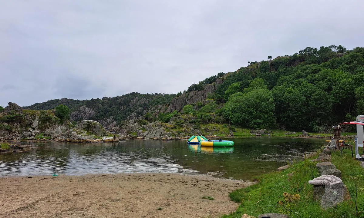 Kirkehamn Fiskerihavna: {"base": "no", "no": "Badestrand med trampoline.", "se": "Badstrand med studsmatta.", "en": "Beach with a trampoline.", "da": "Badestrand med trampolin.", "fr": "Plage avec trampoline.", "de": "Strand mit Wassertrampolin.", "es": "Playa con trampol\u00edn.", "it": "Spiaggia balneare con trampolino.", "pt": "Praia com trampolim.", "nl": "Strand met trampoline.", "pl": "Pla\u017ca k\u0105pielowa z trampolin\u0105.", "uk": "\u041f\u043b\u044f\u0436 \u0437\u0456 \u0441\u0442\u0440\u0438\u0431\u043a\u043e\u0432\u0438\u043c \u0442\u0440\u0430\u043c\u043f\u043b\u0456\u043d\u043e\u043c.", "ro": "Plaj\u0103 cu trambulin\u0103.", "tr": "Trampolinli plaj.", "el": "\u03a0\u03b1\u03c1\u03b1\u03bb\u03af\u03b1 \u03bc\u03b5 \u03c4\u03c1\u03b1\u03bc\u03c0\u03bf\u03bb\u03af\u03bd\u03bf.", "cs": "Pl\u00e1\u017e na koup\u00e1n\u00ed s trampol\u00ednou.", "hu": "Strand f\u00fcrd\u0151z\u0151kkel \u00e9s trambulinnal.", "fi": "Uimaranta, jossa on trampoliini.", "bg": "\u041f\u043b\u0430\u0436 \u0441\u044a\u0441 \u0441\u043a\u043e\u043a\u043e\u0432\u0435 \u043d\u0430 \u0442\u0440\u0430\u043c\u043f\u043b\u0438\u043d.", "sr": "\u041f\u043b\u0430\u0436\u0430 \u0441\u0430 \u0442\u0440\u0430\u043c\u043f\u043b\u0438\u043d\u043e\u043c.", "et": "Ujumisrand koos batuudiga.", "lv": "Peldvieta ar batutu.", "lt": "Papl\u016bdimys su tramplynu."}