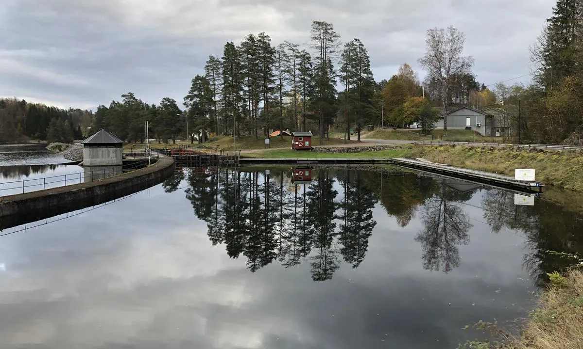 Kjeldal Gjestebrygge består av smale kaier på oversiden av slusa.