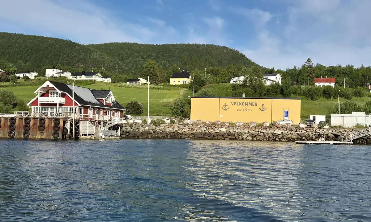 Kjeldebotn: {"base": "no", "no": "Sett fra sj\u00f8en. Diesel p\u00e5 flytekaien til h\u00f8yre i bildet.", "se": "Sett fr\u00e5n sj\u00f6n. Diesel p\u00e5 flytbryggan till h\u00f6ger i bilden.", "en": "Seen from the sea. Diesel on the floating dock to the right in the picture.", "da": "Set fra havet. Diesel p\u00e5 flydebroen til h\u00f8jre i billedet.", "fr": "Vu de la mer. Diesel sur le quai flottant \u00e0 droite dans l'image.", "de": "Vom Meer aus gesehen. Diesel an der Schwimmsteganlage rechts im Bild.", "es": "Visto desde el mar. Diesel en el pantal\u00e1n flotante a la derecha en la imagen.", "it": "Viste dal mare. Diesel al pontile galleggiante a destra nell'immagine.", "pt": "Visto do mar. Diesel no cais flutuante \u00e0 direita na imagem.", "nl": "Gezien vanaf de zee. Diesel aan de drijvende steiger aan de rechterkant van de afbeelding.", "pl": "Widok od morza. Diesel na p\u0142ywaj\u0105cej kei po prawej stronie na zdj\u0119ciu.", "uk": "\u0420\u043e\u0437\u0442\u0430\u0448\u0443\u0432\u0430\u043d\u043d\u044f \u0437 \u043c\u043e\u0440\u044f. \u0414\u0438\u0437\u0435\u043b\u044c \u043d\u0430 \u043f\u043e\u043d\u0442\u043e\u043d\u043d\u043e\u043c\u0443 \u043f\u0440\u0438\u0447\u0430\u043b\u0456 \u043f\u0440\u0430\u0432\u043e\u0440\u0443\u0447 \u043d\u0430 \u0437\u043e\u0431\u0440\u0430\u0436\u0435\u043d\u043d\u0456.", "ro": "V\u0103zut din mare. Motorin\u0103 pe pontonul plutitor din dreapta imaginii.", "tr": "Denizden g\u00f6r\u00fcld\u00fc. G\u00f6r\u00fcnt\u00fcn\u00fcn sa\u011f\u0131ndaki y\u00fczer iskelede dizel.", "el": "\u0392\u03bb\u03ad\u03c0\u03bf\u03bd\u03c4\u03b1\u03c2 \u03b1\u03c0\u03cc \u03c4\u03b7 \u03b8\u03ac\u03bb\u03b1\u03c3\u03c3\u03b1. \u03a0\u03b5\u03c4\u03c1\u03ad\u03bb\u03b1\u03b9\u03bf \u03bd\u03c4\u03af\u03b6\u03b5\u03bb \u03c3\u03c4\u03b7\u03bd \u03c0\u03bb\u03c9\u03c4\u03ae \u03c0\u03c1\u03bf\u03b2\u03bb\u03ae\u03c4\u03b1 \u03c3\u03c4\u03b1 \u03b4\u03b5\u03be\u03b9\u03ac \u03c4\u03b7\u03c2 \u03b5\u03b9\u03ba\u03cc\u03bd\u03b1\u03c2.", "cs": "Vid\u011bno z mo\u0159e. Naftu najdete na plovouc\u00edm molu vpravo na obr\u00e1zku.", "hu": "N\u00e9zve a tengerr\u0151l. D\u00edzel az \u00fasz\u00f3 kik\u00f6t\u0151n a k\u00e9p jobb oldal\u00e1n.", "fi": "Merelt\u00e4 n\u00e4htyn\u00e4. Diesel-polttoaine kelluvalla laiturilla kuvan oikealla puolella.", "bg": "\u0412\u0438\u0434\u044f\u043d\u043e \u043e\u0442 \u043c\u043e\u0440\u0435\u0442\u043e. \u0414\u0438\u0437\u0435\u043b \u043d\u0430 \u043f\u043b\u0430\u0432\u0430\u0449\u0438\u044f \u043a\u0435\u0439 \u0432\u0434\u044f\u0441\u043d\u043e \u043d\u0430 \u0441\u043d\u0438\u043c\u043a\u0430\u0442\u0430.", "sr": "\u041f\u043e\u0441\u043c\u0430\u0442\u0440\u0430\u043d\u043e \u0441\u0430 \u043c\u043e\u0440\u0430. \u0414\u0438\u0437\u0435\u043b \u043d\u0430 \u043f\u043b\u0443\u0442\u0430\u0458\u0443\u045b\u0435\u043c \u043f\u0440\u0438\u0441\u0442\u0430\u043d\u0443 \u0434\u0435\u0441\u043d\u043e \u043d\u0430 \u0441\u043b\u0438\u0446\u0438.", "et": "Vaadatuna merelt. Diisel parempoolsel ujuvkail pildil.", "lv": "Apskatot no j\u016bras. D\u012bzelis uz peldo\u0161\u0101 piest\u0101tne labaj\u0101 pus\u0113 att\u0113l\u0101.", "lt": "\u017di\u016brint i\u0161 j\u016bros. Dyzelinas prieplaukos de\u0161in\u0117je pus\u0117je."}