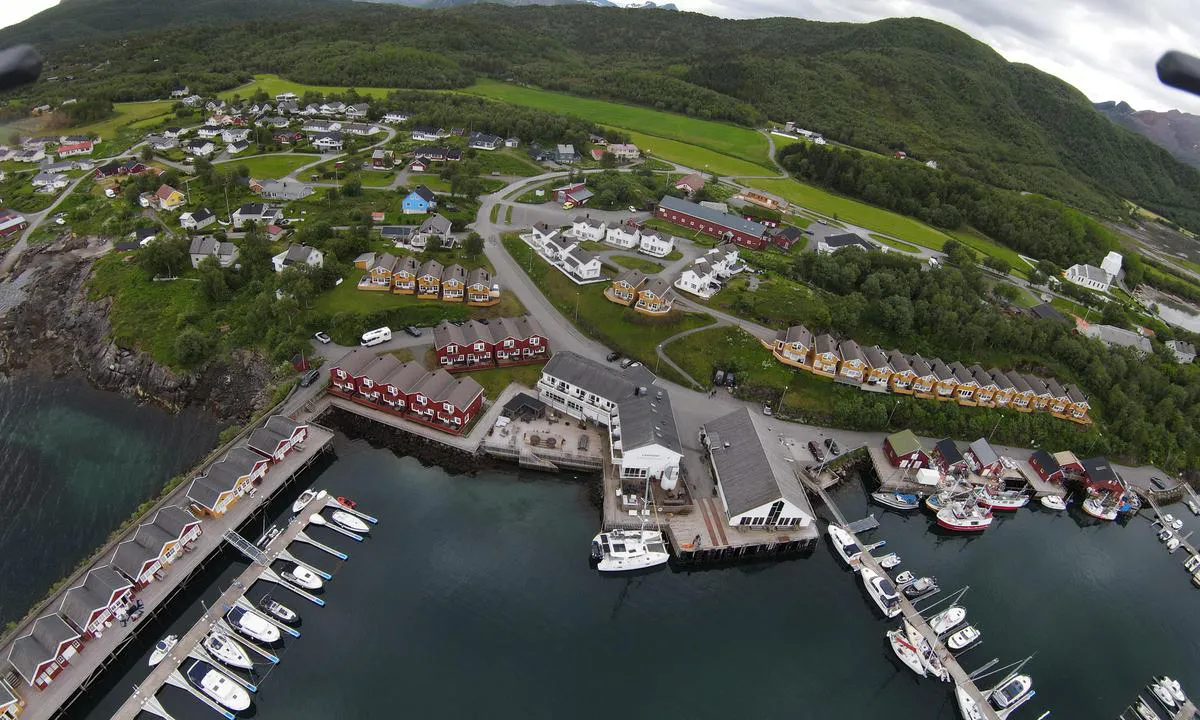 Kjerringøy: {"base": "en", "no": "Vi spurte hotellsjefen om vi kunne legge til ved den trekaien, ikke noe problem. Gjeste-pontongen har begrenset plass.", "se": "Vi fr\u00e5gade hotellchefen om vi kunde f\u00f6rt\u00f6ja vid tr\u00e4kajen, inga problem. G\u00e4stbryggan har begr\u00e4nsat med plats.", "en": "We asked the hotel manager if we could Bert at the wooden quay, no problem. They guest pontoon has limited place.", "da": "Vi spurgte hotelmanageren, om vi kunne fort\u00f8je ved tr\u00e6molen, ikke noget problem. G\u00e6stepontonen har begr\u00e6nset plads.", "fr": "Nous avons demand\u00e9 au directeur de l'h\u00f4tel si nous pouvions amarrer au quai en bois, aucun probl\u00e8me. Le ponton pour les invit\u00e9s a une place limit\u00e9e.", "de": "Wir fragten den Hotelmanager, ob wir am Holzpier anlegen k\u00f6nnten, kein Problem. Der G\u00e4steponton hat begrenzten Platz.", "es": "<p>Le preguntamos al gerente del hotel si pod\u00edamos atracar en el muelle de madera, no hubo problema. El pont\u00f3n de invitados tiene espacio limitado.</p>", "it": "Abbiamo chiesto al direttore dell'hotel se potevamo ormeggiare alla banchina di legno, nessun problema. Il pontile per gli ospiti ha spazio limitato.", "pt": "Perguntamos ao gerente do hotel se poder\u00edamos atracar no cais de madeira, sem problema. O pont\u00e3o para convidados tem espa\u00e7o limitado.", "nl": "We vroegen de hotelmanager of we bij de houten kade konden afmeren, geen probleem. De gastensteiger heeft beperkte ruimte.", "pl": "Zapytali\u015bmy mened\u017cera hotelu, czy mo\u017cemy zacumowa\u0107 przy drewnianym nabrze\u017cu, nie ma problemu. Pomost dla go\u015bci ma ograniczon\u0105 ilo\u015b\u0107 miejsc.", "uk": "\u041c\u0438 \u0437\u0430\u043f\u0438\u0442\u0430\u043b\u0438 \u0443 \u043c\u0435\u043d\u0435\u0434\u0436\u0435\u0440\u0430 \u0433\u043e\u0442\u0435\u043b\u044e, \u0447\u0438 \u043c\u043e\u0436\u0435\u043c\u043e \u0437\u0430\u0448\u0432\u0430\u0440\u0442\u0443\u0432\u0430\u0442\u0438\u0441\u044f \u043d\u0430 \u0434\u0435\u0440\u0435\u0432'\u044f\u043d\u043e\u043c\u0443 \u043f\u0440\u0438\u0447\u0430\u043b\u0456, \u043d\u0435\u043c\u0430 \u043f\u0440\u043e\u0431\u043b\u0435\u043c. \u0413\u043e\u0441\u0442\u044c\u043e\u0432\u0438\u0439 \u043f\u043e\u043d\u0442\u043e\u043d \u043c\u0430\u0454 \u043e\u0431\u043c\u0435\u0436\u0435\u043d\u0435 \u043c\u0456\u0441\u0446\u0435.", "ro": "L-am \u00eentrebat pe managerul hotelului dac\u0103 putem acosta la cheiul de lemn, nicio problem\u0103. Pontonul pentru oaspe\u021bi are locuri limitate.", "tr": "Otel m\u00fcd\u00fcr\u00fcne ah\u015fap iskelede Bert yapabilir miyiz diye sorduk, sorun yok. Misafir pontonu s\u0131n\u0131rl\u0131 yere sahip.", "el": "\u03a1\u03c9\u03c4\u03ae\u03c3\u03b1\u03bc\u03b5 \u03c4\u03bf\u03bd \u03b4\u03b9\u03b5\u03c5\u03b8\u03c5\u03bd\u03c4\u03ae \u03c4\u03bf\u03c5 \u03be\u03b5\u03bd\u03bf\u03b4\u03bf\u03c7\u03b5\u03af\u03bf\u03c5 \u03b1\u03bd \u03bc\u03c0\u03bf\u03c1\u03bf\u03cd\u03bc\u03b5 \u03bd\u03b1 \u03b4\u03ad\u03c3\u03bf\u03c5\u03bc\u03b5 \u03c3\u03c4\u03b7\u03bd \u03be\u03cd\u03bb\u03b9\u03bd\u03b7 \u03c0\u03c1\u03bf\u03b2\u03bb\u03ae\u03c4\u03b1, \u03ba\u03b1\u03bd\u03ad\u03bd\u03b1 \u03c0\u03c1\u03cc\u03b2\u03bb\u03b7\u03bc\u03b1. \u0397 \u03c0\u03bb\u03c9\u03c4\u03ae \u03c0\u03c1\u03bf\u03b2\u03bb\u03ae\u03c4\u03b1 \u03b3\u03b9\u03b1 \u03c4\u03bf\u03c5\u03c2 \u03b5\u03c0\u03b9\u03c3\u03ba\u03ad\u03c0\u03c4\u03b5\u03c2 \u03ad\u03c7\u03b5\u03b9 \u03c0\u03b5\u03c1\u03b9\u03bf\u03c1\u03b9\u03c3\u03bc\u03ad\u03bd\u03bf \u03c7\u03ce\u03c1\u03bf.", "cs": "Zeptali jsme se mana\u017eera hotelu, zda m\u016f\u017eeme p\u0159ist\u00e1t u d\u0159ev\u011bn\u00e9ho mola, nen\u00ed probl\u00e9m. Hostuj\u00edc\u00ed ponton m\u00e1 omezen\u00fd prostor.", "hu": "Megk\u00e9rdezt\u00fck a sz\u00e1lloda menedzser\u00e9t, hogy kik\u00f6thet\u00fcnk-e a fa m\u00f3l\u00f3n\u00e1l, nincs probl\u00e9ma. A vend\u00e9gpontonnak korl\u00e1tozott a helye.", "fi": "Kysyimme hotellin johtajalta, voimmeko kiinnitty\u00e4 puiseen laituriin, ei ongelmaa. Vieraslaiturilla on rajoitetusti tilaa.", "bg": "\u041f\u043e\u043f\u0438\u0442\u0430\u0445\u043c\u0435 \u0443\u043f\u0440\u0430\u0432\u0438\u0442\u0435\u043b\u044f \u043d\u0430 \u0445\u043e\u0442\u0435\u043b\u0430 \u0434\u0430\u043b\u0438 \u043c\u043e\u0436\u0435\u043c \u0434\u0430 \u0430\u043a\u043e\u0441\u0442\u0438\u0440\u0430\u043c\u0435 \u043d\u0430 \u0434\u044a\u0440\u0432\u0435\u043d\u0438\u044f \u043a\u0435\u0439, \u043d\u044f\u043c\u0430\u0448\u0435 \u043f\u0440\u043e\u0431\u043b\u0435\u043c. \u041f\u043e\u043d\u0442\u043e\u043d\u044a\u0442 \u0437\u0430 \u0433\u043e\u0441\u0442\u0438 \u0438\u043c\u0430 \u043e\u0433\u0440\u0430\u043d\u0438\u0447\u0435\u043d\u043e \u043c\u044f\u0441\u0442\u043e.", "sr": "Pitali smo upravnika hotela da li mo\u017eemo da ve\u017eemo \u010damac na drvenom molu, nema problema. Gostuju\u0107i ponton ima ograni\u010den prostor.", "et": "K\u00fcsisime hotellijuhatajalt, kas me v\u00f5iksime puidust kai \u00e4\u00e4res Bertiga peatuda, pole probleemi. K\u00fclaliste pontoonil on piiratud ruum.", "lv": "M\u0113s pajaut\u0101j\u0101m viesn\u012bcas vad\u012bt\u0101jam, vai m\u0113s varam pietauvoties pie koka piest\u0101tnes, nek\u0101du probl\u0113mu. Vi\u0146u viesu pontons ir ar ierobe\u017eotu vietu.", "lt": "Paklaus\u0117me vie\u0161bu\u010dio vadovo, ar galime \u0161vartuotis prie medinio priekalo, jokiu problem\u0173. Sve\u010di\u0173 pontonas turi ribot\u0105 viet\u0173 skai\u010di\u0173."}