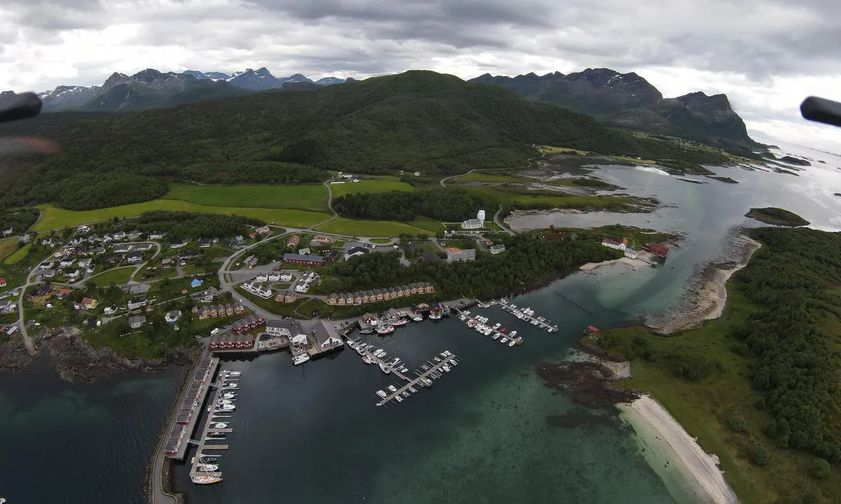 Kjerringøy: {"base": "en", "no": "Veldig fin havn med strender.", "se": "Mycket trevlig hamn med str\u00e4nder.", "en": "Ver nice harbour with beaches.", "da": "Meget dejlig havn med strande.", "fr": "Tr\u00e8s joli port avec des plages.", "de": "Sehr sch\u00f6ner Hafen mit Str\u00e4nden.", "es": "Puerto muy agradable con playas.", "it": "Porto molto bello con spiagge.", "pt": "Porto muito agrad\u00e1vel com praias.", "nl": "Zeer mooie haven met stranden.", "pl": "Bardzo \u0142adny port z pla\u017cami.", "uk": "\u0414\u0443\u0436\u0435 \u0433\u0430\u0440\u043d\u0430 \u0433\u0430\u0432\u0430\u043d\u044c \u0437 \u043f\u043b\u044f\u0436\u0430\u043c\u0438.", "ro": "Port foarte frumos cu plaje.", "tr": "<p>G\u00fczel plajlar\u0131 olan \u00e7ok ho\u015f bir liman.</p>", "el": "\u03a0\u03bf\u03bb\u03cd \u03c9\u03c1\u03b1\u03af\u03bf \u03bb\u03b9\u03bc\u03ac\u03bd\u03b9 \u03bc\u03b5 \u03c0\u03b1\u03c1\u03b1\u03bb\u03af\u03b5\u03c2.", "cs": "P\u011bkn\u00fd p\u0159\u00edstav s pl\u00e1\u017eemi.", "hu": "Nagyon sz\u00e9p kik\u00f6t\u0151 strandokkal.", "fi": "Hyvin mukava satama rantoineen.", "bg": "\u041c\u043d\u043e\u0433\u043e \u0445\u0443\u0431\u0430\u0432\u043e \u043f\u0440\u0438\u0441\u0442\u0430\u043d\u0438\u0449\u0435 \u0441 \u043f\u043b\u0430\u0436\u043e\u0432\u0435.", "sr": "Veoma lepa luka sa pla\u017eama.", "et": "V\u00e4ga kena sadam rannaga.", "lv": "\u013boti jauka osta ar pludmal\u0113m.", "lt": "Labai gra\u017eus uostas su papl\u016bdimiais."}