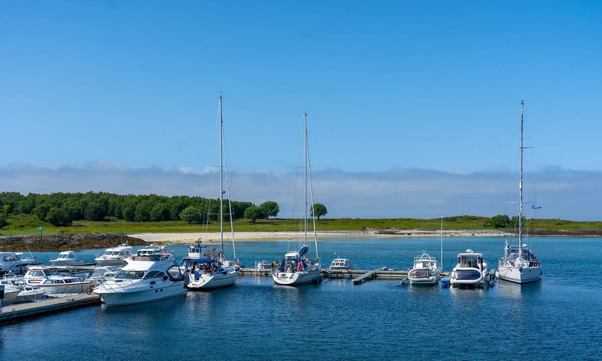 Kjerringøy: Gjestehavna, sett fra øst.