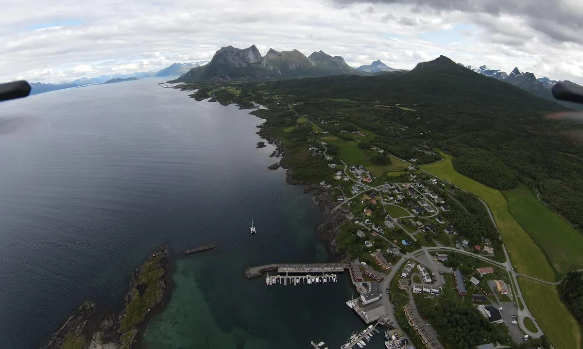 Kjerringøy: {"base": "en", "no": "ser nordover; du kan kaste anker utenfor havnen.", "se": "titta norrut; du kan ankra utanf\u00f6r hamnen.", "en": "looking north; you can anchor outside the harbour.", "da": "ser mod nord; du kan ankre uden for havnen.", "fr": "regardant vers le nord; vous pouvez mouiller \u00e0 l'ext\u00e9rieur du port.", "de": "nach Norden schauend; Sie k\u00f6nnen au\u00dferhalb des Hafens ankern.", "es": "mirando al norte; puedes fondear fuera del puerto.", "it": "guardando a nord; puoi ancorare fuori dal porto.", "pt": "olhando para o norte; voc\u00ea pode ancorar fora do porto.", "nl": "kijkend naar het noorden; u kunt buiten de haven ankeren.", "pl": "patrz\u0105c na p\u00f3\u0142noc; mo\u017cna zakotwiczy\u0107 poza portem.", "uk": "\u0434\u0438\u0432\u043b\u044f\u0447\u0438\u0441\u044c \u043d\u0430 \u043f\u0456\u0432\u043d\u0456\u0447; \u0432\u0438 \u043c\u043e\u0436\u0435\u0442\u0435 \u0441\u0442\u0430\u0442\u0438 \u043d\u0430 \u044f\u043a\u0456\u0440 \u0437\u0430 \u043c\u0435\u0436\u0430\u043c\u0438 \u0433\u0430\u0432\u0430\u043d\u0456.", "ro": "privind spre nord; pute\u021bi ancora \u00een afara portului.", "tr": "kuzeye bakarak; liman\u0131n d\u0131\u015f\u0131nda demir atabilirsiniz.", "el": "\u03ba\u03bf\u03b9\u03c4\u03ce\u03bd\u03c4\u03b1\u03c2 \u03c0\u03c1\u03bf\u03c2 \u03b2\u03bf\u03c1\u03c1\u03ac; \u03bc\u03c0\u03bf\u03c1\u03b5\u03af\u03c4\u03b5 \u03bd\u03b1 \u03b1\u03b3\u03ba\u03c5\u03c1\u03bf\u03b2\u03bf\u03bb\u03ae\u03c3\u03b5\u03c4\u03b5 \u03ad\u03be\u03c9 \u03b1\u03c0\u03cc \u03c4\u03bf \u03bb\u03b9\u03bc\u03ac\u03bd\u03b9.", "cs": "s d\u00edv\u00e1n\u00edm sm\u011brem na sever; m\u016f\u017eete zakotvit mimo p\u0159\u00edstav.", "hu": "\u00e9szakra n\u00e9z; kik\u00f6thet a kik\u00f6t\u0151n k\u00edv\u00fcl.", "fi": "katsoen pohjoiseen; voit ankkuroida sataman ulkopuolelle.", "bg": "\u0433\u043b\u0435\u0434\u0430\u0449\u0438 \u043d\u0430 \u0441\u0435\u0432\u0435\u0440; \u043c\u043e\u0436\u0435\u0442\u0435 \u0434\u0430 \u0445\u0432\u044a\u0440\u043b\u0438\u0442\u0435 \u043a\u043e\u0442\u0432\u0430 \u0438\u0437\u0432\u044a\u043d \u043f\u0440\u0438\u0441\u0442\u0430\u043d\u0438\u0449\u0435\u0442\u043e.", "sr": "gledaju\u0107i ka severu; mo\u017eete usidriti izvan luke.", "et": "vaadates p\u00f5hja; v\u00f5ite sadamast v\u00e4ljaspool ankrusse j\u00e4\u00e4da.", "lv": "skatoties uz zieme\u013ciem; j\u016bs varat nostiprin\u0101ties \u0101rpus ostas.", "lt": "\u017ei\u016brint \u012f \u0161iaur\u0119; galite inkaruotis u\u017e uosto rib\u0173."}