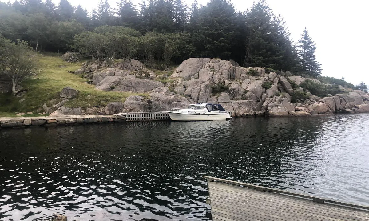 Kjøpsøy: {"base": "no", "no": "Akter for min b\u00e5t, helt ytterst p\u00e5 brygga, er det en liten grunne.", "se": "Akter om min b\u00e5t, l\u00e4ngst ut p\u00e5 bryggan, finns det en liten grund.", "en": "Aft of my boat, at the very end of the dock, there is a small shallow.", "da": "Agter for min b\u00e5d, helt yderst p\u00e5 broen, er der en lille grund.", "fr": "\u00c0 la poupe de mon bateau, tout au bout du ponton, il y a un petit bas-fond.", "de": "Achtern meines Bootes, ganz am Ende des Stegs, gibt es eine kleine Untiefe.", "es": "A popa de mi barco, al final del muelle, hay un peque\u00f1o baj\u00edo.", "it": "A poppa della mia barca, all'estremit\u00e0 del molo, c'\u00e8 una piccola secca.", "pt": "A r\u00e9 do meu barco, bem na extremidade do cais, h\u00e1 um pequeno banco de areia.", "nl": "Achter mijn boot, helemaal aan het einde van de steiger, is er een kleine ondiepte.", "pl": "Za moj\u0105 \u0142odzi\u0105, na samym ko\u0144cu pomostu, jest ma\u0142a p\u0142ycizna.", "uk": "\u041a\u043e\u0440\u043c\u0430 \u043c\u043e\u0433\u043e \u0447\u043e\u0432\u043d\u0430, \u043f\u0440\u044f\u043c\u043e \u043d\u0430 \u043a\u0440\u0430\u044e \u043f\u0440\u0438\u0447\u0430\u043b\u0443, \u0454 \u043c\u0430\u043b\u0435\u043d\u044c\u043a\u043e\u044e \u043c\u0456\u043b\u0438\u043d\u043e\u044e.", "ro": "La pupa b\u0103rcii mele, chiar la cap\u0103tul digului, este un mic banc de nisip.", "tr": "Teknemin arkas\u0131nda, iskelede en u\u00e7ta, k\u00fc\u00e7\u00fck bir s\u0131\u011fl\u0131k var.", "el": "\u03a0\u03af\u03c3\u03c9 \u03b1\u03c0\u03cc \u03c4\u03bf \u03c3\u03ba\u03ac\u03c6\u03bf\u03c2 \u03bc\u03bf\u03c5, \u03c3\u03c4\u03b7\u03bd \u03ac\u03ba\u03c1\u03b7 \u03c4\u03bf\u03c5 \u03bc\u03cc\u03bb\u03bf\u03c5, \u03c5\u03c0\u03ac\u03c1\u03c7\u03b5\u03b9 \u03ad\u03bd\u03b1 \u03bc\u03b9\u03ba\u03c1\u03cc \u03c1\u03b7\u03c7\u03cc \u03c3\u03b7\u03bc\u03b5\u03af\u03bf.", "cs": "Za m\u00fdm \u010dlunem, \u00fapln\u011b na konci mola, je mal\u00e1 m\u011bl\u010dina.", "hu": "A haj\u00f3m tatj\u00e9n, eg\u00e9szen a m\u00f3l\u00f3 v\u00e9g\u00e9n, van egy kis sek\u00e9ly r\u00e9sz.", "fi": "Veneeni per\u00e4n takana, aivan laiturin reunassa, on pieni matalikko.", "bg": "\u0417\u0430\u0434 \u043c\u043e\u044f\u0442\u0430 \u043b\u043e\u0434\u043a\u0430, \u0442\u043e\u0447\u043d\u043e \u0432 \u043a\u0440\u0430\u044f \u043d\u0430 \u043f\u0440\u0438\u0441\u0442\u0430\u043d\u0430, \u0438\u043c\u0430 \u043c\u0430\u043b\u043a\u0430 \u043f\u043b\u0438\u0442\u0447\u0438\u043d\u0430.", "sr": "\u0418\u0437\u0430 \u043c\u043e\u0433 \u0447\u0430\u043c\u0446\u0430, \u043f\u043e\u0442\u043f\u0443\u043d\u043e \u043d\u0430 \u043a\u0440\u0430\u0458\u0443 \u043f\u0440\u0438\u0441\u0442\u0430\u043d\u0438\u0448\u0442\u0430, \u043d\u0430\u043b\u0430\u0437\u0438 \u0441\u0435 \u043c\u0430\u043b\u0430 \u043f\u043b\u0438\u045b\u0438\u043d\u0430.", "et": "Minu paadi ahtris, kai k\u00f5ige \u00e4\u00e4res, on v\u00e4ike madalik.", "lv": "Aizmugur\u0113 manai laivai, tie\u0161i piest\u0101tnes pa\u0161\u0101 gal\u0101, ir neliela sekle.", "lt": "U\u017e mano laivo, pa\u010diame prieplaukos gale, yra ma\u017eas seklumas."}