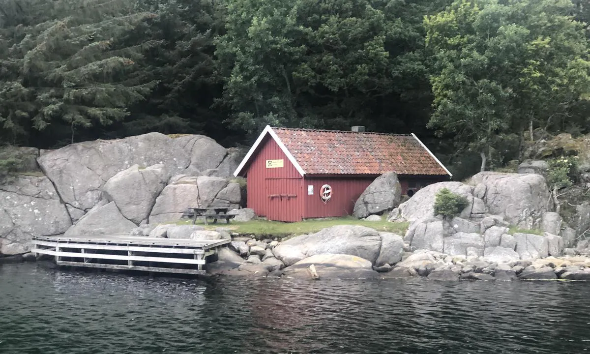 Kjøpsøy: {"base": "no", "no": "Man kan fort\u00f8ye med baug inn og dregg her. langsides n\u00e5r det er utenom sesong. Det samme med det andre brygga.", "se": "Man kan f\u00f6rt\u00f6ja med f\u00f6ren in och ankare h\u00e4r, l\u00e5ngsides n\u00e4r det \u00e4r utanf\u00f6r s\u00e4song. Samma sak med den andra bryggan.", "en": "You can moor with bow in and anchor here, alongside outside of the season. The same goes for the other pier.", "da": "Man kan fort\u00f8je med st\u00e6vn ind og anker her. Langsides, n\u00e5r det er uden for s\u00e6sonen. Det samme med den anden bro.", "fr": "On peut s'amarrer avec l'\u00e9trave orient\u00e9e vers l'avant et une ancre ici. Amarrage \u00e0 couple possible en dehors de la saison. M\u00eame chose pour l'autre quai.", "de": "Es ist m\u00f6glich, hier mit dem Bug voran und mit Anker festzumachen. L\u00e4ngsseits festmachen ist au\u00dferhalb der Saison m\u00f6glich. Dasselbe gilt f\u00fcr den anderen Steg.", "es": "Puede amarrar con la proa y ancla aqu\u00ed. De costado fuera de temporada. Lo mismo con el otro muelle.", "it": "Si pu\u00f2 ormeggiare di prua con un'ancora qui, di fianco fuori stagione. Lo stesso con l'altro molo.", "pt": "Pode atracar com a proa e \u00e2ncora aqui. Lado a lado fora da temporada. O mesmo com o outro cais.", "nl": "Men kan aanmeren met de boeg naar binnen en gebruik maken van een anker hier. Langszij aanmeren is mogelijk buiten het seizoen. Hetzelfde geldt voor de andere steiger.", "pl": "Mo\u017cna cumowa\u0107 dziobem do kei i rzuca\u0107 kotwic\u0119 tutaj. R\u00f3wnolegle do nabrze\u017ca poza sezonem. To samo dotyczy drugiego pomostu.", "uk": "\u041c\u043e\u0436\u043d\u0430 \u0448\u0432\u0430\u0440\u0442\u0443\u0432\u0430\u0442\u0438\u0441\u044c \u043d\u043e\u0441\u043e\u043c \u0434\u043e \u043f\u0440\u0438\u0447\u0430\u043b\u0443 \u0437 \u044f\u043a\u043e\u0440\u0435\u043c \u0442\u0443\u0442. \u0428\u0432\u0430\u0440\u0442\u0443\u0432\u0430\u043d\u043d\u044f \u0431\u043e\u0440\u0442\u043e\u043c - \u043f\u043e\u0437\u0430 \u0441\u0435\u0437\u043e\u043d\u043e\u043c. \u0422\u0435 \u0436 \u0441\u0430\u043c\u0435 \u0437 \u0456\u043d\u0448\u0438\u043c \u043f\u0440\u0438\u0447\u0430\u043b\u043e\u043c.", "ro": "Se poate ancora cu prova \u0219i echipament de ancorare aici. <br /> De asemenea se poate acosta paralel \u00een afara sezonului. <br /> La fel \u0219i cu cel\u0103lalt cheu.", "tr": "Burada ba\u015f\u00fcst\u00fc girerkene ve dregg ile ba\u011flanabilirsiniz. Sezon d\u0131\u015f\u0131nda yan yana yana\u015fabilirsiniz. Di\u011fer iskelede de durum ayn\u0131d\u0131r.", "el": "\u039c\u03c0\u03bf\u03c1\u03b5\u03af\u03c4\u03b5 \u03bd\u03b1 \u03b4\u03ad\u03c3\u03b5\u03c4\u03b5 \u03bc\u03b5 \u03c4\u03b7\u03bd \u03c0\u03bb\u03ce\u03c1\u03b7 \u03bc\u03ad\u03c3\u03b1 \u03ba\u03b1\u03b9 \u03c4\u03bf\u03bd \u03ac\u03b3\u03ba\u03c5\u03c1\u03b1 \u03b5\u03b4\u03ce. \u0394\u03af\u03c0\u03bb\u03b1 \u03cc\u03c4\u03b1\u03bd \u03b5\u03af\u03bd\u03b1\u03b9 \u03b5\u03ba\u03c4\u03cc\u03c2 \u03c3\u03b5\u03b6\u03cc\u03bd. \u03a4\u03bf \u03af\u03b4\u03b9\u03bf \u03ba\u03b1\u03b9 \u03bc\u03b5 \u03c4\u03b7\u03bd \u03ac\u03bb\u03bb\u03b7 \u03c0\u03c1\u03bf\u03b2\u03bb\u03ae\u03c4\u03b1.", "cs": "Lze se uv\u00e1zat p\u0159\u00edd\u00ed a s kotvou zde. Bokem, kdy\u017e je mimo sez\u00f3nu. Stejn\u011b tak u druh\u00e9ho mola.", "hu": "Szemb\u0151l, orral a part fel\u00e9 \u00e9s horgonyt dobva lehet itt kik\u00f6tni. A szezonon k\u00edv\u00fcl oldalt is lehet. Ugyanez vonatkozik a m\u00e1sik m\u00f3l\u00f3ra is.", "fi": "Keulakiinnitys ja ankkurointi on mahdollista t\u00e4\u00e4ll\u00e4. Kylkikiinnitys sesongin ulkopuolella. Sama koskee toista laituria.", "bg": "\u041c\u043e\u0436\u0435 \u0434\u0430 \u0441\u0435 \u0432\u044a\u0440\u0436\u0435\u0442\u0435 \u0441\u044a\u0441 \u0437\u0430\u0434\u043d\u0430 \u043a\u043e\u0442\u0432\u0430 \u0438 \u043d\u043e\u0441 \u0442\u0443\u043a. \u041d\u0430\u0434\u043b\u044a\u0436\u043d\u043e \u043f\u0440\u0435\u0437 \u0438\u0437\u0432\u044a\u043d \u0441\u0435\u0437\u043e\u043d\u0430. \u0421\u044a\u0449\u043e\u0442\u043e \u0432\u0430\u0436\u0438 \u0438 \u0437\u0430 \u0434\u0440\u0443\u0433\u043e\u0442\u043e \u043a\u0435\u0439\u043e\u0432\u043e \u043c\u044f\u0441\u0442\u043e.", "sr": "Mo\u017eete se privezati pramcem unutra i upotrebiti sidro ovde. \u010celo pristani\u0161ta kada je van sezone. Isto va\u017ei i za drugi mol.", "et": "V\u00f5ib kinnituda ninaga sissepoole ja kasutades ankrut siin. K\u00f5rval hooaja v\u00e4liselt v\u00f5ib k\u00f5rvale kinnituda. Sama kehtib ka teise kai kohta.", "lv": "\u0160eit var noenkuroties ar priek\u0161galu iek\u0161\u0101 un izmest enkurus. Gar s\u0101niem kad nav sezona. Tas pats attiecas uz otru piest\u0101tni.", "lt": "Galima pri\u0161vartuoti su laivu priekin\u0117 dalimi ir inkaru \u010dia arba \u0161onu, kai ne sezono metu. Tas pats taikoma ir kitam tiltui."}