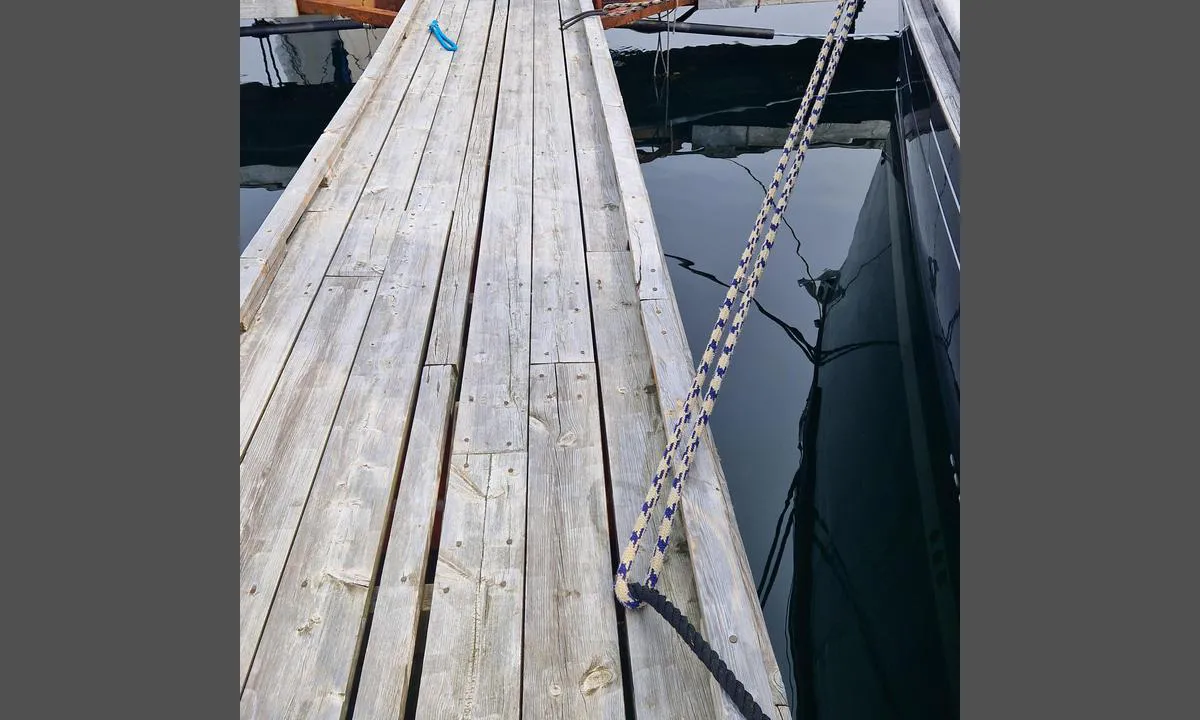 Knutholmen - Kalvåg: {"base": "en", "no": "Fort\u00f8yningsl\u00f8kkene f\u00f8res via pontonger til sterke festepunkter. Overraskende, men effektivt.", "se": "F\u00f6rt\u00f6jnings\u00f6glorna passerar via pontoner starka f\u00f6rt\u00f6jningspunkter. \u00d6verraskande men effektivt.", "en": "The mooring loops are passed via pontoons strong holding points.\r\nSurprising but efficient.", "da": "Fort\u00f8jningsl\u00f8kkene f\u00f8res via pontonernes st\u00e6rke fastg\u00f8relsespunkter.<br>Overraskende men effektivt.", "fr": "Les boucles d'amarrage sont pass\u00e9es via des points d'ancrage solides sur les pontons. Surprenant mais efficace.", "de": "Die Festmacherschlingen werden \u00fcber die Pontons zu starken Haltepunkten gef\u00fchrt. \u00dcberraschend, aber effizient.", "es": "Las gazas de amarre se pasan a trav\u00e9s de puntos de amarre fuertes en los pontones. Sorprendente pero eficiente.", "it": "Gli anelli di ormeggio vengono passati tramite pontili punti di tenuta robusti. Sorprendente ma efficiente.", "pt": "Os la\u00e7os de amarra\u00e7\u00e3o s\u00e3o passados atrav\u00e9s de pontos de fixa\u00e7\u00e3o fortes nos pont\u00f5es. Surpreendente, mas eficiente.", "nl": "De aanleglussen worden via pontons naar sterke bevestigingspunten geleid. Verrassend maar effici\u00ebnt.", "pl": "P\u0119tle cumownicze s\u0105 przek\u0142adane przez pomosty za pomoc\u0105 solidnych punkt\u00f3w kotwiczenia.<br> Zaskakuj\u0105ce, ale skuteczne.", "uk": "\u0428\u0432\u0430\u0440\u0442\u043e\u0432\u0456 \u043f\u0435\u0442\u043b\u0456 \u043f\u0440\u043e\u0445\u043e\u0434\u044f\u0442\u044c \u0447\u0435\u0440\u0435\u0437 \u043f\u043e\u043d\u0442\u043e\u043d\u0438 \u0434\u043e \u043c\u0456\u0446\u043d\u0438\u0445 \u0442\u043e\u0447\u043e\u043a \u0437\u0430\u043a\u0440\u0456\u043f\u043b\u0435\u043d\u043d\u044f. \u0414\u0438\u0432\u043d\u043e, \u0430\u043b\u0435 \u0435\u0444\u0435\u043a\u0442\u0438\u0432\u043d\u043e.", "ro": "Benzile de acostare sunt trecute prin punctele de prindere puternice ale pontonelor. Surprinz\u0103tor, dar eficient.", "tr": "Ba\u011flama halkalar\u0131 pontonlar\u0131n g\u00fc\u00e7l\u00fc dayanma noktalar\u0131ndan ge\u00e7er. \u015ea\u015f\u0131rt\u0131c\u0131 ama etkili.", "el": "\u039f\u03b9 \u03b2\u03c1\u03cc\u03c7\u03bf\u03b9 \u03c0\u03c1\u03cc\u03c3\u03b4\u03b5\u03c3\u03b7\u03c2 \u03c0\u03b5\u03c1\u03bd\u03b9\u03bf\u03cd\u03bd\u03c4\u03b1\u03b9 \u03bc\u03ad\u03c3\u03c9 \u03c4\u03c9\u03bd \u03c0\u03c1\u03bf\u03b2\u03bb\u03b7\u03c4\u03ce\u03bd \u03b1\u03c0\u03cc \u03b9\u03c3\u03c7\u03c5\u03c1\u03ac \u03c3\u03b7\u03bc\u03b5\u03af\u03b1 \u03c0\u03c1\u03cc\u03c3\u03b4\u03b5\u03c3\u03b7\u03c2. \u0395\u03bd\u03c4\u03c5\u03c0\u03c9\u03c3\u03b9\u03b1\u03ba\u03cc \u03b1\u03bb\u03bb\u03ac \u03b1\u03c0\u03bf\u03b4\u03bf\u03c4\u03b9\u03ba\u03cc.", "cs": "Kotvic\u00ed smy\u010dky proch\u00e1zej\u00ed p\u0159es pontony pevn\u00e9 kotevn\u00ed body. P\u0159ekvapiv\u00e9, ale \u00fa\u010dinn\u00e9.", "hu": "A kik\u00f6t\u0151hurkokat a pontonokon kereszt\u00fcl er\u0151s tart\u00f3pontokhoz vezetik.<br> Meglep\u0151, de hat\u00e9kony.", "fi": "Kiinnityslenkit kulkevat ponttooneiden vahvojen kiinnityspisteiden kautta. Yll\u00e4tt\u00e4v\u00e4\u00e4 mutta tehokasta.", "bg": "\u041c\u0443\u0440\u0438\u043d\u0433\u0432\u0430\u043d\u0438\u0442\u0435 \u043f\u0440\u0438\u043c\u043a\u0438 \u0441\u0435 \u043f\u043e\u0434\u0430\u0432\u0430\u0442 \u043f\u0440\u0435\u0437 \u043f\u043e\u043d\u0442\u043e\u043d\u0438\u0442\u0435 \u043f\u043e\u0441\u0440\u0435\u0434\u0441\u0442\u0432\u043e\u043c \u0437\u0434\u0440\u0430\u0432\u0438 \u0442\u043e\u0447\u043a\u0438 \u0437\u0430 \u0437\u0430\u0445\u0432\u0430\u0449\u0430\u043d\u0435. \u0418\u0437\u043d\u0435\u043d\u0430\u0434\u0432\u0430\u0449\u043e, \u043d\u043e \u0435\u0444\u0435\u043a\u0442\u0438\u0432\u043d\u043e.", "sr": "Petlje za privezivanje prolaze preko pontonskih ta\u010daka za \u010dvrsto dr\u017eanje. Iznena\u0111uju\u0107e, ali efikasno.", "et": "K\u00f6iepannused suunatakse pontoonide tugevate kinnituskohtade kaudu. \u00dcllatav, kuid t\u00f5hus.", "lv": "Moor\u0113\u0161anas cilpas tiek nospriegotas caur pontoniem ar stipriem tur\u0113\u0161anas punktiem. P\u0101rsteidzo\u0161i, bet efekt\u012bvi.", "lt": "\u0160vartavimosi kilpos yra perduodamos per ponton\u0173 tvirtus tvirtinimo ta\u0161kus. Nustebina, bet veiksminga."}