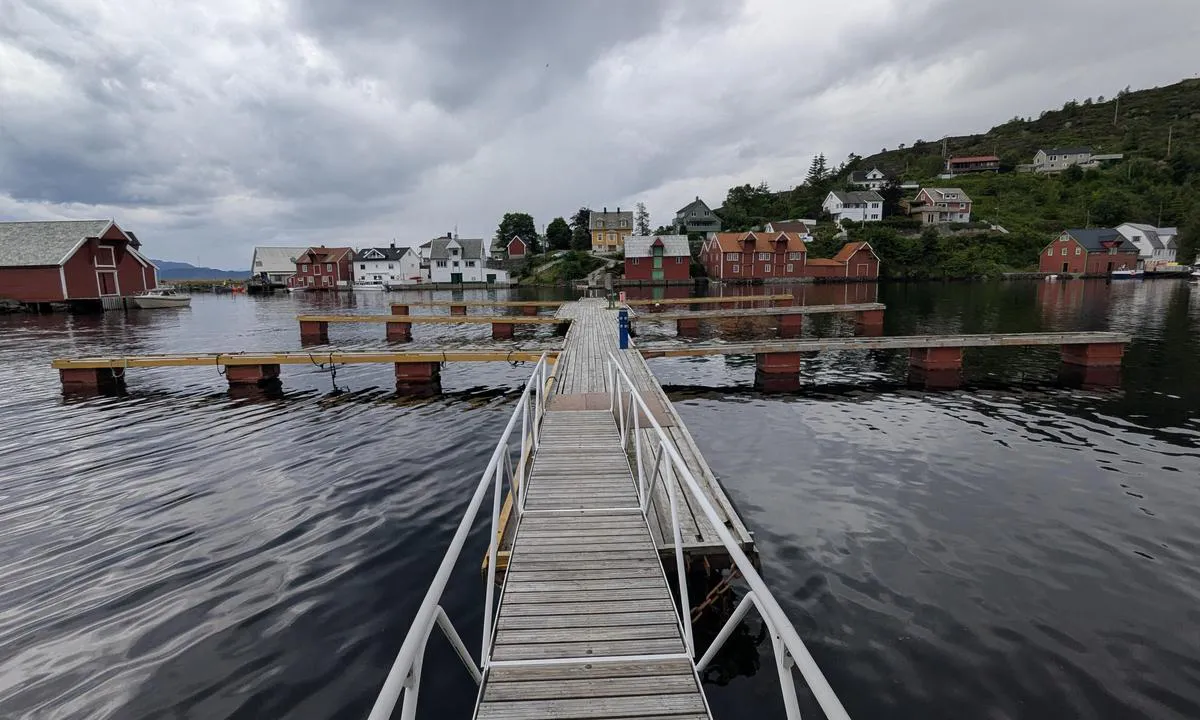 Knutholmen - Kalvåg: {"base": "en", "no": "Lange lange brodeler", "se": "L\u00e5nga l\u00e5nga styrv\u00e4gar", "en": "Long long catways", "da": "Lange lange kutterbroer", "fr": "Longs longs catways", "de": "Lange, lange Schwimmstege", "es": "Largas y largas pasarelas", "it": "Lunghissimi pontili", "pt": "Passadi\u00e7os longos", "nl": "Lange lange steigers", "pl": "D\u0142ugie, d\u0142ugie molo", "uk": "\u0414\u043e\u0432\u0433\u0456-\u0434\u043e\u0432\u0433\u0456 \u043f\u0456\u0440\u0441\u0438", "ro": "Pontonuri lungi", "tr": "Uzun uzun iskeleler", "el": "\u039c\u03b1\u03ba\u03c1\u03b9\u03ac \u03bc\u03b1\u03ba\u03c1\u03b9\u03ac \u03ba\u03b1\u03b2\u03b1\u03c4\u03b6\u03cc\u03b4\u03c1\u03bf\u03bc\u03bf\u03b9", "cs": "Dlouh\u00e9 dlouh\u00e9 m\u016fstky", "hu": "Hossz\u00fa hossz\u00fa macskaj\u00e1r\u00f3k", "fi": "Pitk\u00e4t pitk\u00e4t laiturit", "bg": "\u0414\u044a\u043b\u0433\u0438 \u0434\u044a\u043b\u0433\u0438 \u043f\u043e\u043d\u0442\u043e\u043d\u0438", "sr": "\u0414\u0443\u0433\u0430\u0447\u043a\u0438 \u043c\u043e\u0441\u0442\u0438\u045b\u0438", "et": "Pikad pikad kailiad", "lv": "Ilgi ilgi piest\u0101tnes starp p\u0101\u013ciem", "lt": "Ilgos ilgos krantin\u0117s"}