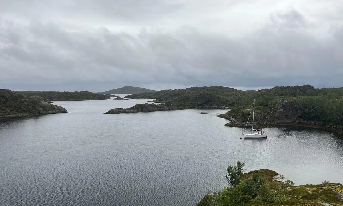 Kobbhamn - Helløy: {"base": "en", "no": "Mooringsb\u00f8ye til h\u00f8yre. Ser mot inngangen.", "se": "Mooringsboj till h\u00f6ger. Ser mot ing\u00e5ngen.", "en": "Mooring buoy to right. Looking towards entrance.", "da": "Fort\u00f8jningsb\u00f8je til h\u00f8jre. Ser mod indgangen.", "fr": "Bou\u00e9e d'amarrage \u00e0 droite. En regardant vers l'entr\u00e9e.", "de": "Festmachertonne nach rechts. Blick in Richtung Eingang.", "es": "Boya de amarre a la derecha. Mirando hacia la entrada.", "it": "Boa di ormeggio a destra. Guardando verso l'ingresso.", "pt": "B\u00f3ia de amarra\u00e7\u00e3o \u00e0 direita. Olhando em dire\u00e7\u00e3o \u00e0 entrada.", "nl": "Meerboei aan de rechterkant. Kijken richting de ingang.", "pl": "Bojka cumownicza po prawej. Patrz\u0105c w kierunku wej\u015bcia.", "uk": "\u0428\u0432\u0430\u0440\u0442\u0443\u0432\u0430\u043b\u044c\u043d\u0438\u0439 \u0431\u0443\u0439 \u0441\u043f\u0440\u0430\u0432\u0430. \u0414\u0438\u0432\u043b\u044f\u0447\u0438\u0441\u044c \u0443 \u043d\u0430\u043f\u0440\u044f\u043c\u043a\u0443 \u0432\u0445\u043e\u0434\u0443.", "ro": "Geamandur\u0103 de acostare la dreapta. Privind spre intrare.", "tr": "Sa\u011fda ba\u011flama \u015famand\u0131ras\u0131. Giri\u015fe do\u011fru bak\u0131yor.", "el": "\u0394\u03ad\u03c3\u03c4\u03c1\u03b1 \u03c0\u03c1\u03c5\u03bc\u03bd\u03bf\u03b4\u03ad\u03c4\u03b7\u03c3\u03b7\u03c2 \u03c3\u03c4\u03b1 \u03b4\u03b5\u03be\u03b9\u03ac. \u039a\u03bf\u03b9\u03c4\u03ac\u03b6\u03bf\u03bd\u03c4\u03b1\u03c2 \u03c0\u03c1\u03bf\u03c2 \u03c4\u03b7\u03bd \u03b5\u03af\u03c3\u03bf\u03b4\u03bf.", "cs": "V\u00e1zac\u00ed b\u00f3je napravo. Pohled sm\u011brem k vjezdu.", "hu": "Kik\u00f6t\u0151b\u00f3ja jobbra. A bej\u00e1rat fel\u00e9 n\u00e9zve.", "fi": "Poijupaikka oikealla. Katso sataman sis\u00e4\u00e4nk\u00e4yntiin p\u00e4in.", "bg": "\u0428\u0432\u0430\u0440\u0442\u043e\u0432\u0430 \u0431\u0443\u0439\u043a\u0430 \u0432\u0434\u044f\u0441\u043d\u043e. \u041f\u043e\u0433\u043b\u0435\u0434 \u043a\u044a\u043c \u0432\u0445\u043e\u0434\u0430.", "sr": "Bova za privezivanje s desne strane. Gledaju\u0107i prema ulazu.", "et": "Poordi otsatu liin paremal. Vaatab sissep\u00e4\u00e4su poole.", "lv": "Piest\u0101tnes boja pa labi. Izskat\u0101s uz ieeju.", "lt": "\u0160vartavimo pl\u016bdurai de\u0161in\u0117je. \u017di\u016brint \u012f \u012fplauk\u0105."}