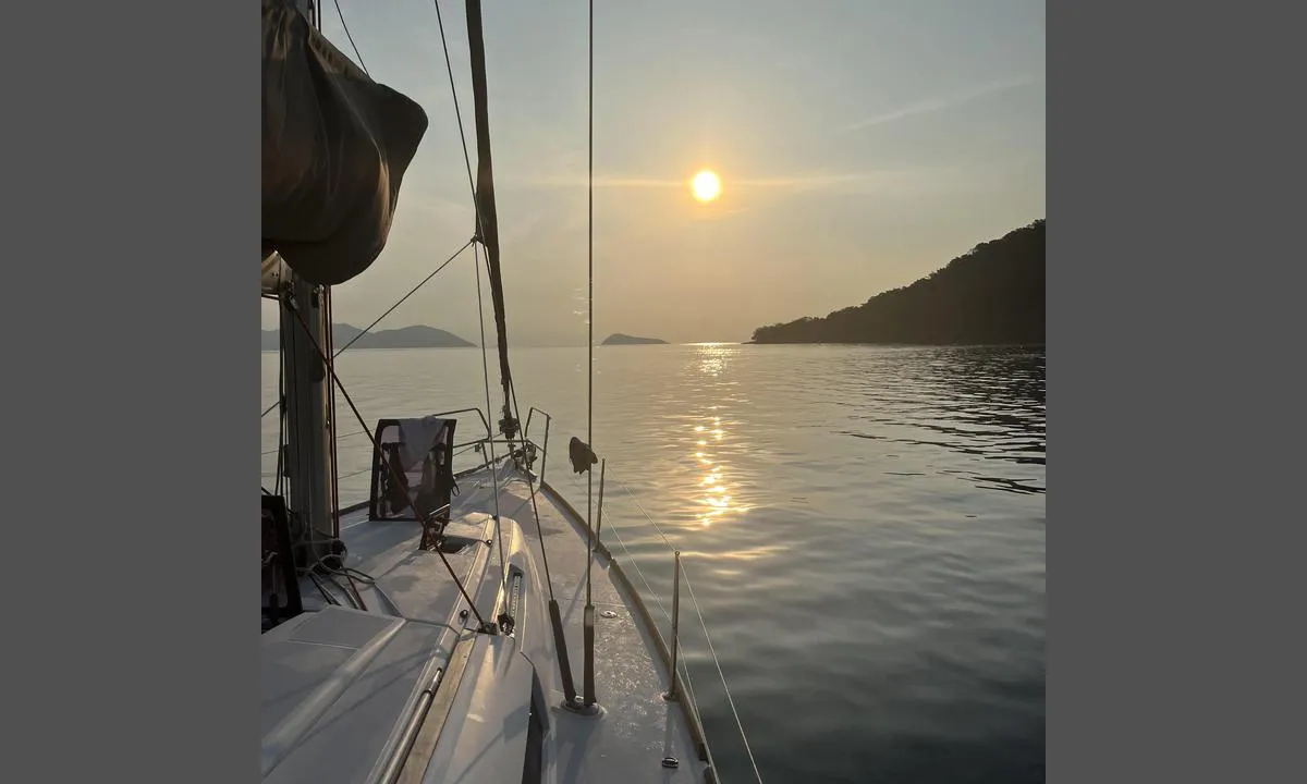 Koh Wai northern bay: {"base": "en", "no": "Grunt vann, lett ankerfeste.", "se": "Grunt vatten, l\u00e4tt ankring.", "en": "Shallow water, easy hold.", "da": "Lavt vand, nem hold.", "fr": "Eaux peu profondes, bonne tenue.", "de": "Flaches Wasser, guter Halt.", "es": "Aguas poco profundas, buen agarre.", "it": "Acque basse, ancoraggio facile.", "pt": "\u00c1gua rasa, f\u00e1cil fundeio.", "nl": "Ondiep water, goede grip.", "pl": "P\u0142ytka woda, \u0142atwe kotwiczenie.", "uk": "\u041c\u0456\u043b\u043a\u043e\u0432\u043e\u0434\u0434\u044f, \u043b\u0435\u0433\u043a\u0430 \u0441\u0442\u043e\u044f\u043d\u043a\u0430.", "ro": "Ap\u0103 mic\u0103, ancorare u\u0219oar\u0103.", "tr": "S\u0131\u011f su, kolay tutunma.", "el": "\u03a1\u03b7\u03c7\u03ac \u03bd\u03b5\u03c1\u03ac, \u03b5\u03cd\u03ba\u03bf\u03bb\u03bf \u03ba\u03c1\u03ac\u03c4\u03b7\u03bc\u03b1.", "cs": "M\u011blk\u00e1 voda, snadn\u00e9 uchycen\u00ed.", "hu": "Sek\u00e9ly v\u00edz, k\u00f6nny\u0171 tart\u00e1s.", "fi": "Matala vesi, helppo ankkuroitua.", "bg": "\u041f\u043b\u0438\u0442\u043a\u0438 \u0432\u043e\u0434\u0438, \u043b\u0435\u0441\u043d\u043e \u0437\u0430\u043a\u043e\u0442\u0432\u044f\u043d\u0435.", "sr": "Plitka voda, lako zadr\u017eavanje.", "et": "Madalam vesi, lihtne ankurdamine.", "lv": "Sekls \u016bdens, viegla tur\u0113\u0161an\u0101s.", "lt": "Seklus vanduo, lengvas \u012ftvirtinimas."}