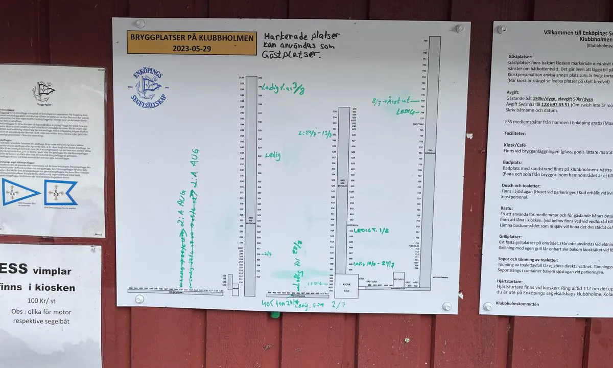 Kolarudd Klubbholmen: Om inte hamnkontoret är öppet finns det en anslagstavla på dess norra sida som visar var det finns lediga platser