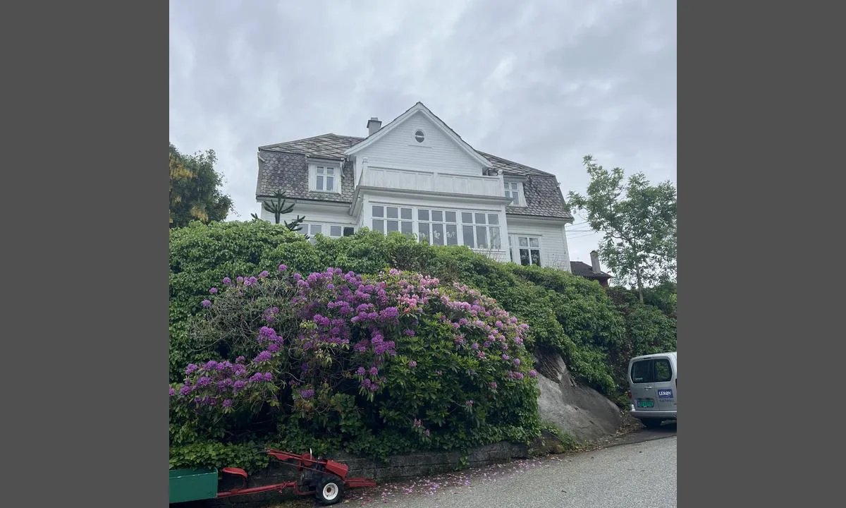 Kolbeinshamn Gjestehamn: {"base": "no", "no": "Flott gammelt hus rett ovenfor bryggene.", "se": "Vackert gammalt hus precis ovanf\u00f6r bryggorna.", "en": "Beautiful old house right above the docks.", "da": "Flot gammelt hus lige ovenfor bryggerne.", "fr": "Belle maison ancienne juste au-dessus des quais.", "de": "H\u00fcbsches altes Haus direkt oberhalb der Kaianlagen.", "es": "Hermosa casa antigua justo encima de los muelles.", "it": "Bella vecchia casa proprio sopra i moli.", "pt": "Casa antiga bonita logo acima dos cais.", "nl": "Mooi oud huis direct boven de steigers.", "pl": "Pi\u0119kny stary dom tu\u017c nad przystaniami.", "uk": "\u0427\u0443\u0434\u043e\u0432\u0438\u0439 \u0441\u0442\u0430\u0440\u043e\u0432\u0438\u043d\u043d\u0438\u0439 \u0431\u0443\u0434\u0438\u043d\u043e\u043a \u043f\u0440\u044f\u043c\u043e \u043d\u0430\u0434 \u043f\u0440\u0438\u0447\u0430\u043b\u0430\u043c\u0438.", "ro": "Cas\u0103 veche frumoas\u0103 chiar deasupra docurilor.", "tr": "R\u0131ht\u0131mlar\u0131n hemen \u00fczerinde g\u00fczel eski bir ev.", "el": "\u03a5\u03c0\u03ad\u03c1\u03bf\u03c7\u03bf \u03c0\u03b1\u03bb\u03b9\u03cc \u03c3\u03c0\u03af\u03c4\u03b9 \u03b1\u03ba\u03c1\u03b9\u03b2\u03ce\u03c2 \u03c0\u03ac\u03bd\u03c9 \u03b1\u03c0\u03cc \u03c4\u03b9\u03c2 \u03c0\u03c1\u03bf\u03b2\u03bb\u03ae\u03c4\u03b5\u03c2.", "cs": "Kr\u00e1sn\u00fd star\u00fd d\u016fm p\u0159\u00edmo nad moly.", "hu": "Csod\u00e1latos r\u00e9gi h\u00e1z k\u00f6zvetlen\u00fcl a m\u00f3l\u00f3k felett.", "fi": "Hieno vanha talo aivan laitureiden yl\u00e4puolella.", "bg": "\u041f\u0440\u0435\u043a\u0440\u0430\u0441\u043d\u0430 \u0441\u0442\u0430\u0440\u0430 \u043a\u044a\u0449\u0430 \u0442\u043e\u0447\u043d\u043e \u043d\u0430\u0434 \u043f\u0440\u0438\u0441\u0442\u0430\u043d\u0438\u0449\u0430\u0442\u0430.", "sr": "Prelepa stara ku\u0107a odmah iznad dokova.", "et": "Suurep\u00e4rane vana maja otse kai kohal.", "lv": "Br\u012bni\u0161\u0137\u012bga, veca m\u0101ja tie\u0161i virs piest\u0101tn\u0113m.", "lt": "Puikus senas namas tiesiai vir\u0161 prieplauk\u0173."}