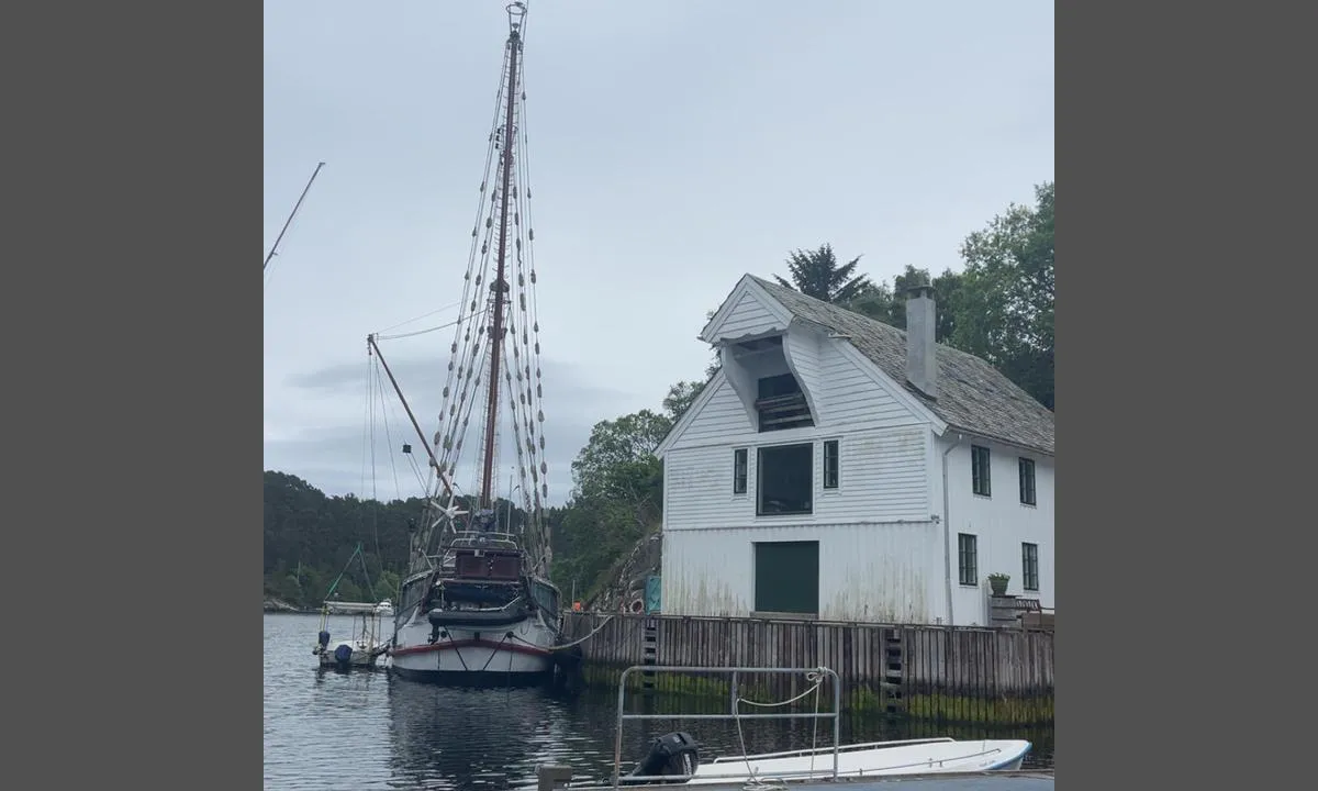 Kolbeinshamn Gjestehamn: {"base": "no", "no": "Bilde tatt fra innerste gjestebrygge.", "se": "Bild tagen fr\u00e5n innersta g\u00e4stbryggan.", "en": "Picture taken from the innermost guest dock.", "da": "Billede taget fra inderste g\u00e6stebro.", "fr": "Photo prise depuis le quai d'accueil le plus int\u00e9rieur.", "de": "Bild vom innersten G\u00e4stesteg aufgenommen.", "es": "Foto tomado desde el muelle interior para visitantes.", "it": "Foto scattata dal molo interno per gli ospiti.", "pt": "Foto tirado do ancoradouro de visitantes mais interior.", "nl": "Foto genomen vanaf de binnenste gaststeiger.", "pl": "Zdj\u0119cie zrobione z najbli\u017cszego nabrze\u017ca dla go\u015bci.", "uk": "\u0424\u043e\u0442\u043e, \u0437\u0440\u043e\u0431\u043b\u0435\u043d\u0435 \u0437 \u0432\u043d\u0443\u0442\u0440\u0456\u0448\u043d\u044c\u043e\u0457 \u0433\u043e\u0441\u0442\u044c\u043e\u0432\u043e\u0457 \u043f\u0440\u0438\u0447\u0430\u043b\u0443.", "ro": "Imagine luat\u0103 de la pontonul de oaspe\u021bi cel mai interior.", "tr": "\u0130\u00e7 konuk iskelesinden \u00e7ekilen foto\u011fraf.", "el": "\u0395\u03b9\u03ba\u03cc\u03bd\u03b1 \u03c4\u03c1\u03b1\u03b2\u03b7\u03b3\u03bc\u03ad\u03bd\u03b7 \u03b1\u03c0\u03cc \u03c4\u03b7\u03bd \u03b5\u03c3\u03c9\u03c4\u03b5\u03c1\u03b9\u03ba\u03ae \u03c0\u03c1\u03bf\u03b2\u03bb\u03ae\u03c4\u03b1 \u03b5\u03c0\u03b9\u03c3\u03ba\u03b5\u03c0\u03c4\u03ce\u03bd.", "cs": "Obr\u00e1zek po\u0159\u00edzen\u00fd z nejvnit\u0159n\u011bj\u0161\u00edho hostuj\u00edc\u00edho mola.", "hu": "K\u00e9p az legbels\u0151 vend\u00e9gm\u00f3l\u00f3r\u00f3l.", "fi": "Kuva otettu sisimm\u00e4iselt\u00e4 vieraslaiturilta.", "bg": "\u0421\u043d\u0438\u043c\u043a\u0430, \u043d\u0430\u043f\u0440\u0430\u0432\u0435\u043d\u0430 \u043e\u0442 \u043d\u0430\u0439-\u0432\u044a\u0442\u0440\u0435\u0448\u043d\u0438\u044f \u043a\u0435\u0439 \u0437\u0430 \u0433\u043e\u0441\u0442\u0438.", "sr": "Fotografija snimljena sa najudaljenijeg pristani\u0161ta za goste.", "et": "Foto tehtud sisemisest k\u00fclalissillast.", "lv": "Att\u0113ls uz\u0146emts no vist\u0101l\u0101k\u0101 viesu piest\u0101tnes.", "lt": "Vaizdas i\u0161 vidinio sve\u010di\u0173 prieplaukos."}