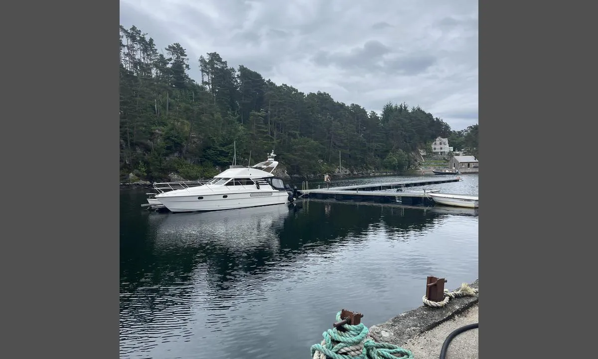 Kolbeinshamn Gjestehamn: {"base": "no", "no": "Fine gjestebrygge. Men p\u00e5 denne innerste var det kun str\u00f8m, ikke vann.", "se": "Fin g\u00e4stbrygga. Men p\u00e5 denna innersta var det endast el, inget vatten.", "en": "Nice guest pier. But on this innermost one, there was only power, no water.", "da": "Fin g\u00e6stebro. Men p\u00e5 denne inderste var der kun str\u00f8m, ikke vand.", "fr": "Belle jet\u00e9e pour visiteurs. Mais sur celle la plus int\u00e9rieure, il n'y avait que de l'\u00e9lectricit\u00e9, pas d'eau.", "de": "Feiner G\u00e4stesteg. Aber an diesem innersten Platz gab es nur Strom, kein Wasser.", "es": "Buen muelle para visitantes. Pero en el m\u00e1s interior solo hab\u00eda electricidad, no agua.", "it": "Ottimo molo per gli ospiti. Ma su questo molo interno c'era solo elettricit\u00e0, niente acqua.", "pt": "Boa doca para visitantes. Mas no cais mais interno s\u00f3 tinha energia el\u00e9trica, n\u00e3o tinha \u00e1gua.", "nl": "Mooie gastensteiger. Maar aan deze binnenste was er alleen stroom, geen water.", "pl": "Dobre miejsce do cumowania dla go\u015bci. Jednak na tym najbli\u017cszym nabrze\u017cu by\u0142a tylko elektryczno\u015b\u0107, brak wody.", "uk": "\u0413\u0430\u0440\u043d\u0430 \u0433\u043e\u0441\u0442\u044c\u043e\u0432\u0430 \u043f\u0440\u0438\u0441\u0442\u0430\u043d\u044c. \u0410\u043b\u0435 \u043d\u0430 \u0446\u0456\u0439 \u0432\u043d\u0443\u0442\u0440\u0456\u0448\u043d\u0456\u0439 \u0447\u0430\u0441\u0442\u0438\u043d\u0456 \u0454 \u043b\u0438\u0448\u0435 \u0435\u043b\u0435\u043a\u0442\u0440\u0438\u043a\u0430, \u0432\u043e\u0434\u0438 \u043d\u0435\u043c\u0430\u0454.", "ro": "Ponton de oaspe\u021bi bun. Dar la acest ponton cel mai interior era doar curent electric, nu ap\u0103.", "tr": "G\u00fczel misafir r\u0131ht\u0131m\u0131. Ancak, bu en i\u00e7tekinin sadece elektri\u011fi vard\u0131, suyu yoktu.", "el": "\u0395\u03be\u03b1\u03b9\u03c1\u03b5\u03c4\u03b9\u03ba\u03ae \u03b1\u03c0\u03bf\u03b2\u03ac\u03b8\u03c1\u03b1 \u03b3\u03b9\u03b1 \u03b5\u03c0\u03b9\u03c3\u03ba\u03ad\u03c0\u03c4\u03b5\u03c2. \u03a3\u03c4\u03b7\u03bd \u03b1\u03c5\u03c4\u03ae \u03c4\u03b7\u03bd \u03b5\u03c3\u03c9\u03c4\u03b5\u03c1\u03b9\u03ba\u03ae \u03b1\u03c0\u03bf\u03b2\u03ac\u03b8\u03c1\u03b1 \u03c5\u03c0\u03ae\u03c1\u03c7\u03b5 \u03bc\u03cc\u03bd\u03bf \u03c1\u03b5\u03cd\u03bc\u03b1, \u03cc\u03c7\u03b9 \u03bd\u03b5\u03c1\u03cc.", "cs": "Dobr\u00e9 molo pro hosty. Ale na tomto nejvnit\u0159n\u011bj\u0161\u00edm byla jen elekt\u0159ina, \u017e\u00e1dn\u00e1 voda.", "hu": "Sz\u00e9p vend\u00e9gm\u00f3l\u00f3. De ezen a bels\u0151 m\u00f3l\u00f3n csak \u00e1ram volt, v\u00edz nem.", "fi": "Erinomainen vierassatama. Mutta t\u00e4ll\u00e4 sisimm\u00e4ll\u00e4 laiturilla oli vain s\u00e4hk\u00f6, ei vett\u00e4.", "bg": "\u0414\u043e\u0431\u044a\u0440 \u0433\u043e\u0441\u0442\u0443\u0432\u0430\u0449 \u043a\u0435\u0439. \u041d\u043e \u043d\u0430 \u0442\u043e\u0437\u0438 \u043d\u0430\u0439-\u0432\u044a\u0442\u0440\u0435\u0448\u0435\u043d \u0438\u043c\u0430\u0448\u0435 \u0441\u0430\u043c\u043e \u0435\u043b\u0435\u043a\u0442\u0440\u0438\u0447\u0435\u0441\u0442\u0432\u043e, \u043d\u0435 \u0438 \u0432\u043e\u0434\u0430.", "sr": "Lepo gostinsko pristani\u0161te. Ali na ovom najunutra\u0161njem bilo je samo struje, ne i vode.", "et": "Hea k\u00fclalissild. Kuid sellel sisemisel oli ainult elekter, mitte vett.", "lv": "Laba viesu piest\u0101tne. Bet pie \u0161\u012bs iek\u0161\u0113j\u0101s piest\u0101tnes bija tikai elektr\u012bba, nevis \u016bdens.", "lt": "Puikus sve\u010di\u0173 prieplauka. Bet \u0161ioje vidin\u0117je buvo tik elektra, be vandens."}