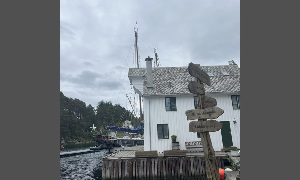 Kolbeinshamn Gjestehamn: {"base": "no", "no": "Skilt indikerer p\u00e5 at her er det turl\u00f8yper.", "se": "Skyltar indikerar att det finns vandringsleder h\u00e4r.", "en": "Signs indicate that there are hiking trails here.", "da": "Skilte indikerer p\u00e5 at her er der vandrestier.", "fr": "Des panneaux indiquent qu'il y a ici des sentiers de randonn\u00e9e.", "de": "Schilder weisen darauf hin, dass es hier Wanderwege gibt.", "es": "Los carteles indican que aqu\u00ed hay rutas tur\u00edsticas.", "it": "I cartelli indicano che qui ci sono sentieri escursionistici.", "pt": "Placas indicam que h\u00e1 trilhas de caminhada aqui.", "nl": "Borden geven aan dat hier wandelpaden zijn.", "pl": "Znaki wskazuj\u0105, \u017ce tutaj znajduj\u0105 si\u0119 szlaki turystyczne.", "uk": "\u0417\u043d\u0430\u043a\u0438 \u0432\u043a\u0430\u0437\u0443\u044e\u0442\u044c \u043d\u0430 \u0442\u0435, \u0449\u043e \u0442\u0443\u0442 \u0437\u043d\u0430\u0445\u043e\u0434\u044f\u0442\u044c\u0441\u044f \u0442\u0443\u0440\u0438\u0441\u0442\u0438\u0447\u043d\u0456 \u043c\u0430\u0440\u0448\u0440\u0443\u0442\u0438.", "ro": "Semnele indic\u0103 faptul c\u0103 aici sunt trasee de drume\u021bie.", "tr": "Levhalar burada y\u00fcr\u00fcy\u00fc\u015f parkurlar\u0131 oldu\u011funu g\u00f6steriyor.", "el": "\u039f\u03b9 \u03c0\u03b9\u03bd\u03b1\u03ba\u03af\u03b4\u03b5\u03c2 \u03b4\u03b5\u03af\u03c7\u03bd\u03bf\u03c5\u03bd \u03cc\u03c4\u03b9 \u03b5\u03b4\u03ce \u03c5\u03c0\u03ac\u03c1\u03c7\u03bf\u03c5\u03bd \u03bc\u03bf\u03bd\u03bf\u03c0\u03ac\u03c4\u03b9\u03b1 \u03b3\u03b9\u03b1 \u03c0\u03b5\u03c1\u03b9\u03c0\u03ac\u03c4\u03bf\u03c5\u03c2.", "cs": "Zna\u010dky nazna\u010duj\u00ed, \u017ee zde jsou turistick\u00e9 trasy.", "hu": "T\u00e1bl\u00e1k jelzik, hogy itt t\u00fara\u00fatvonalak vannak.", "fi": "Kyltit osoittavat, ett\u00e4 t\u00e4\u00e4ll\u00e4 on retkeilyreittej\u00e4.", "bg": "\u0417\u043d\u0430\u0446\u0438 \u043f\u043e\u043a\u0430\u0437\u0432\u0430\u0442, \u0447\u0435 \u0442\u0443\u043a \u0438\u043c\u0430 \u0442\u0443\u0440\u0438\u0441\u0442\u0438\u0447\u0435\u0441\u043a\u0438 \u043c\u0430\u0440\u0448\u0440\u0443\u0442\u0438.", "sr": "Znakovi ukazuju na to da ovde postoje staze za \u0161etnju.", "et": "Sildid n\u00e4itavad, et siin on matkarajad.", "lv": "Z\u012bmes nor\u0101da, ka \u0161eit ir t\u016brisma takas.", "lt": "\u017denklai nurodo, kad \u010dia yra turistiniai keliai."}