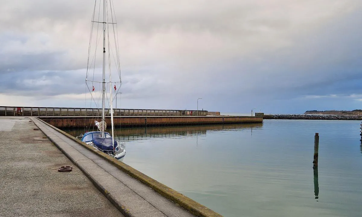 Kolby Kås (Samsø): {"base": "en", "no": "S\u00f8rpir. Kun for fart\u00f8y med h\u00f8y rekka.", "se": "S\u00f6dra piren. Endast f\u00f6r fartyg med h\u00f6g bordsh\u00f6jd.....", "en": "Southern pier. Only for Vessels with a high sideboard.....", "da": "Sydmolen. Kun for skibe med h\u00f8j fribord...", "fr": "Jet\u00e9e sud. R\u00e9serv\u00e9e aux navires \u00e0 bord haut.", "de": "S\u00fcdlicher Pier. Nur f\u00fcr Schiffe mit hoher Bordwand.....", "es": "Muelle del sur. Solo para embarcaciones con una borda alta.....", "it": "Molo meridionale. Solo per imbarcazioni con bordo libero alto...", "pt": "Cais sul. Apenas para embarca\u00e7\u00f5es com borda alta.....", "nl": "Zuidelijke pier. Alleen voor schepen met een hoog boeisel.", "pl": "Po\u0142udniowy pirs. Tylko dla jednostek z wysok\u0105 burt\u0105.", "uk": "\u041f\u0456\u0432\u0434\u0435\u043d\u043d\u0438\u0439 \u043f\u0456\u0440\u0441. \u0422\u0456\u043b\u044c\u043a\u0438 \u0434\u043b\u044f \u0441\u0443\u0434\u0435\u043d \u0437 \u0432\u0438\u0441\u043e\u043a\u0438\u043c \u0431\u043e\u0440\u0442\u043e\u043c.....", "ro": "Digul sudic. Doar pentru navele cu bordaj \u00eenalt.....", "tr": "G\u00fcney r\u0131ht\u0131m\u0131. Yaln\u0131zca y\u00fcksek bordal\u0131 gemiler i\u00e7in.....", "el": "\u039d\u03cc\u03c4\u03b9\u03b1 \u03c0\u03c1\u03bf\u03b2\u03bb\u03ae\u03c4\u03b1. \u039c\u03cc\u03bd\u03bf \u03b3\u03b9\u03b1 \u03c3\u03ba\u03ac\u03c6\u03b7 \u03bc\u03b5 \u03c5\u03c8\u03b7\u03bb\u03ac \u03c0\u03bb\u03b5\u03c5\u03c1\u03b9\u03ba\u03ac....", "cs": "Ji\u017en\u00ed molo. Pouze pro plavidla s vysok\u00fdm bokem.....", "hu": "D\u00e9li m\u00f3l\u00f3. Csak magas oldalfal\u00fa haj\u00f3k sz\u00e1m\u00e1ra.....", "fi": "Etel\u00e4inen laituri. Vain aluksille, joissa on korkea laita.....", "bg": "\u042e\u0436\u0435\u043d \u043a\u0435\u0439. \u0421\u0430\u043c\u043e \u0437\u0430 \u0441\u044a\u0434\u043e\u0432\u0435 \u0441 \u0432\u0438\u0441\u043e\u043a\u0430 \u0441\u0442\u0440\u0430\u043d\u0438\u0447\u043d\u0430 \u0431\u043e\u0440\u0434\u0430.....", "sr": "Ju\u017eni mol. Samo za plovila sa visokim bokom.", "et": "L\u00f5unamuul. Ainult k\u00f5rgev\u00f6\u00f6ri laevadele...", "lv": "Dienvidu mols. Tikai ku\u0123iem ar augstu s\u0101na bortu.....", "lt": "Pietinis molas. Tik laivams su auk\u0161ta bortine...."}