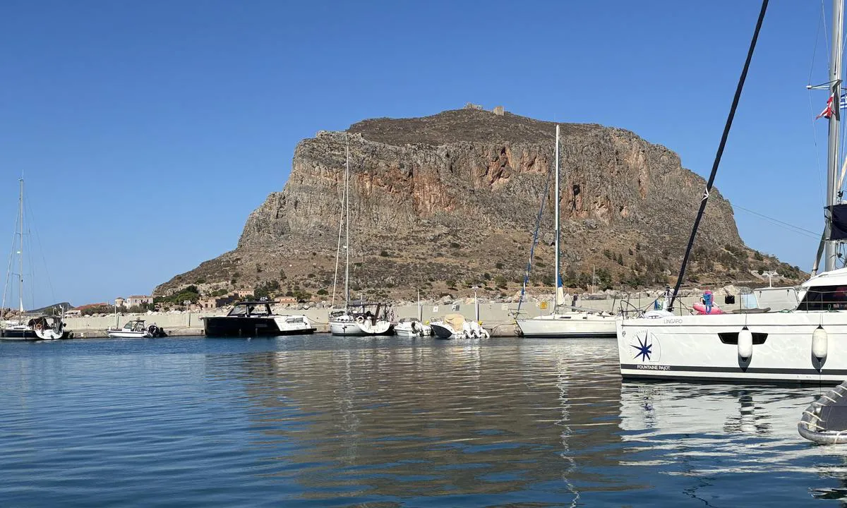 Kolpos Epidaurou Limiras: {"base": "no", "no": "Solid molo med god ly for vind og b\u00f8lger. Longside eller anker med fort\u00f8yning akter. Havnen er betydelig bygget ut siste 10 \u00e5r.", "se": "Solid pir med bra skydd mot vind och v\u00e5gor. L\u00e4ngsides eller ankare med f\u00f6rt\u00f6jning akterut. Hamnen har byggts ut betydligt de senaste 10 \u00e5ren.", "en": "Solid breakwater with good shelter from wind and waves. Longside mooring or anchor with stern fastening. The harbour has been significantly expanded in the last 10 years.", "da": "Solid mole med god l\u00e6 for vind og b\u00f8lger. Langside eller anker med fort\u00f8jning agter. Havnen er betydeligt udbygget de sidste 10 \u00e5r.", "fr": "Solide brise-lames offrant une bonne protection contre le vent et les vagues. Accostage lat\u00e9ral ou mouillage avec amarrage \u00e0 l'arri\u00e8re. Le port a consid\u00e9rablement \u00e9t\u00e9 agrandi ces 10 derni\u00e8res ann\u00e9es.", "de": "Solide Mole mit gutem Schutz vor Wind und Wellen. L\u00e4ngsseits oder Anker mit Heckfeste. Der Hafen wurde in den letzten 10 Jahren erheblich ausgebaut.", "es": "Muelle s\u00f3lido con buena protecci\u00f3n contra el viento y las olas. Atracado de costado o fondeado con amarre a popa. El puerto ha sido ampliado significativamente en los \u00faltimos 10 a\u00f1os.", "it": "Solido molo con buon riparo dal vento e dalle onde. Ormeggio al lungo o con ancoraggio a poppa. Il porto \u00e8 stato notevolmente ampliato negli ultimi 10 anni.", "pt": "<p>Mole s\u00f3lida com boa prote\u00e7\u00e3o contra vento e ondas. Atraca\u00e7\u00e3o ao longo ou \u00e2ncora com amarra\u00e7\u00e3o na popa. O porto foi significativamente ampliado nos \u00faltimos 10 anos.</p>", "nl": "Solide strekdam met goede beschutting tegen wind en golven. Langszij of voor anker met achter vastmaken. De haven is de laatste 10 jaar aanzienlijk uitgebreid.", "pl": "Solidne molo z dobr\u0105 os\u0142on\u0105 od wiatru i fal. Cumowanie burt\u0105 lub kotwica z cumowaniem rufowym. Port znacznie rozbudowany w ci\u0105gu ostatnich 10 lat.", "uk": "\u041c\u0456\u0446\u043d\u0438\u0439 \u043c\u043e\u043b \u0456\u0437 \u0433\u0430\u0440\u043d\u0438\u043c \u0437\u0430\u0445\u0438\u0441\u0442\u043e\u043c \u0432\u0456\u0434 \u0432\u0456\u0442\u0440\u0443 \u0456 \u0445\u0432\u0438\u043b\u044c. \u041f\u0440\u0438\u0447\u0430\u043b\u044e\u0432\u0430\u043d\u043d\u044f \u0432\u0437\u0434\u043e\u0432\u0436 \u0431\u0435\u0440\u0435\u0433\u043e\u0432\u043e\u0457 \u0441\u043c\u0443\u0433\u0438 \u0430\u0431\u043e \u043d\u0430 \u044f\u043a\u043e\u0440\u0456 \u0437\u0456 \u0448\u0432\u0430\u0440\u0442\u0443\u0432\u0430\u043d\u043d\u044f\u043c \u043a\u043e\u0440\u043c\u043e\u044e. \u0413\u0430\u0432\u0430\u043d\u044c \u0437\u043d\u0430\u0447\u043d\u043e \u0440\u043e\u0437\u0448\u0438\u0440\u0435\u043d\u0430 \u0437\u0430 \u043e\u0441\u0442\u0430\u043d\u043d\u0456 10 \u0440\u043e\u043a\u0456\u0432.", "ro": "Baraj solid cu protec\u021bie bun\u0103 \u00eempotriva v\u00e2ntului \u0219i valurilor. De-a lungul pontonului sau ancorare cu amarare \u00een spate. Portul a fost extins semnificativ \u00een ultimii 10 ani.", "tr": "R\u00fczgar ve dalgalara kar\u015f\u0131 iyi koruma sa\u011flayan sa\u011flam bir mendirek. Bordalayarak veya k\u0131\u00e7tan ba\u011flayarak demirleyin. Liman son 10 y\u0131lda \u00f6nemli \u00f6l\u00e7\u00fcde geni\u015fletildi.", "el": "\u03a3\u03c4\u03ad\u03c1\u03b5\u03bf\u03c2 \u03ba\u03c5\u03bc\u03b1\u03c4\u03bf\u03b8\u03c1\u03b1\u03cd\u03c3\u03c4\u03b7\u03c2 \u03bc\u03b5 \u03ba\u03b1\u03bb\u03ae \u03c0\u03c1\u03bf\u03c3\u03c4\u03b1\u03c3\u03af\u03b1 \u03b1\u03c0\u03cc \u03c4\u03bf\u03bd \u03ac\u03bd\u03b5\u03bc\u03bf \u03ba\u03b1\u03b9 \u03c4\u03b1 \u03ba\u03cd\u03bc\u03b1\u03c4\u03b1. \u0394\u03af\u03c0\u03bb\u03b1 \u03c3\u03c4\u03b7\u03bd \u03b1\u03c0\u03bf\u03b2\u03ac\u03b8\u03c1\u03b1 \u03ae \u03ac\u03b3\u03ba\u03c5\u03c1\u03b1 \u03bc\u03b5 \u03c0\u03c1\u03cc\u03c3\u03b4\u03b5\u03c3\u03b7 \u03c3\u03c4\u03b7\u03bd \u03c0\u03c1\u03cd\u03bc\u03bd\u03b7. \u03a4\u03bf \u03bb\u03b9\u03bc\u03ac\u03bd\u03b9 \u03ad\u03c7\u03b5\u03b9 \u03b1\u03bd\u03b1\u03c0\u03c4\u03c5\u03c7\u03b8\u03b5\u03af \u03c3\u03b7\u03bc\u03b1\u03bd\u03c4\u03b9\u03ba\u03ac \u03c4\u03b1 \u03c4\u03b5\u03bb\u03b5\u03c5\u03c4\u03b1\u03af\u03b1 10 \u03c7\u03c1\u03cc\u03bd\u03b9\u03b1.", "cs": "Solidn\u00ed molo s dobrou ochranou p\u0159ed v\u011btrem a vlnami. Kotven\u00ed k bokem nebo kotva se zadn\u00edm uvazem. P\u0159\u00edstav byl v\u00fdrazn\u011b roz\u0161\u00ed\u0159en za posledn\u00edch 10 let.", "hu": "Massz\u00edv mol\u00f3 j\u00f3 sz\u00e9l- \u00e9s hull\u00e1mv\u00e9delmet ny\u00fajt. Parthoz \u00e1ll\u00e1s vagy horgonyz\u00e1s h\u00e1ts\u00f3 kik\u00f6t\u00e9ssel. A kik\u00f6t\u0151t jelent\u0151sen kib\u0151v\u00edtett\u00e9k az elm\u00falt 10 \u00e9vben.", "fi": "Kiinte\u00e4 aallonmurtaja, joka tarjoaa hyv\u00e4n suojan tuulta ja aaltoja vastaan. Kylkikiinnitys tai ankkurointi per\u00e4kiinnityksen kanssa. Satamaa on merkitt\u00e4v\u00e4sti laajennettu viimeisen 10 vuoden aikana.", "bg": "\u0417\u0434\u0440\u0430\u0432\u0430 \u0432\u044a\u043b\u043d\u043e\u043b\u043e\u043c \u0441 \u0434\u043e\u0431\u0440\u0430 \u0437\u0430\u0449\u0438\u0442\u0430 \u043e\u0442 \u0432\u044f\u0442\u044a\u0440 \u0438 \u0432\u044a\u043b\u043d\u0438. \u0414\u044a\u043b\u0433\u043e\u0441\u043f\u043e\u0440\u0430\u0437\u0443\u043c\u0435\u043d\u0438\u0435 \u0438\u043b\u0438 \u043a\u043e\u0442\u0432\u0430 \u0441 \u043a\u044a\u0440\u043c\u043e\u0432\u043e \u0443\u043a\u0440\u0435\u043f\u0432\u0430\u043d\u0435. \u041f\u0440\u0438\u0441\u0442\u0430\u043d\u0438\u0449\u0435\u0442\u043e \u0435 \u0437\u043d\u0430\u0447\u0438\u0442\u0435\u043b\u043d\u043e \u0440\u0430\u0437\u0448\u0438\u0440\u0435\u043d\u043e \u043f\u0440\u0435\u0437 \u043f\u043e\u0441\u043b\u0435\u0434\u043d\u0438\u0442\u0435 10 \u0433\u043e\u0434\u0438\u043d\u0438.", "sr": "\u0427\u0432\u0440\u0441\u0442 \u043c\u043e\u043b \u0441\u0430 \u0434\u043e\u0431\u0440\u0438\u043c \u0437\u0430\u043a\u043b\u043e\u043d\u043e\u043c \u043e\u0434 \u0432\u0435\u0442\u0440\u0430 \u0438 \u0442\u0430\u043b\u0430\u0441\u0430. \u0411\u043e\u0447\u043d\u043e \u043f\u0440\u0438\u0441\u0442\u0430\u0458\u0430\u045a\u0435 \u0438\u043b\u0438 \u0441\u0438\u0434\u0440\u043e \u0441\u0430 \u0432\u0435\u0437\u043e\u043c \u043d\u0430 \u043a\u0440\u043c\u0438. \u041b\u0443\u043a\u0430 \u0458\u0435 \u0437\u043d\u0430\u0447\u0430\u0458\u043d\u043e \u043f\u0440\u043e\u0448\u0438\u0440\u0435\u043d\u0430 \u0443 \u043f\u043e\u0441\u043b\u0435\u0434\u045a\u0438\u0445 10 \u0433\u043e\u0434\u0438\u043d\u0430.", "et": "Tugev muul, mis pakub head kaitset tuule ja lainete eest. Kai \u00e4\u00e4res v\u00f5i ankrus koos ahtrik\u00f6itega. Sadamat on viimase 10 aasta jooksul oluliselt laiendatud.", "lv": "Stingrs mols ar labu aizsardz\u012bbu pret v\u0113ju un vi\u013c\u0146iem. Garuma vai enkura ar stiprin\u0101jumu aizmugur\u0113. Osta ir iev\u0113rojami papla\u0161in\u0101ta p\u0113d\u0113jo 10 gadu laik\u0101.", "lt": "Tvirta mola, suteikianti ger\u0105 apsaug\u0105 nuo v\u0117jo ir bang\u0173. \u0160oninis arba inkarinis priri\u0161imas priekyje. Per pastaruosius 10 met\u0173 uostas buvo \u017eymiai i\u0161pl\u0117stas."}