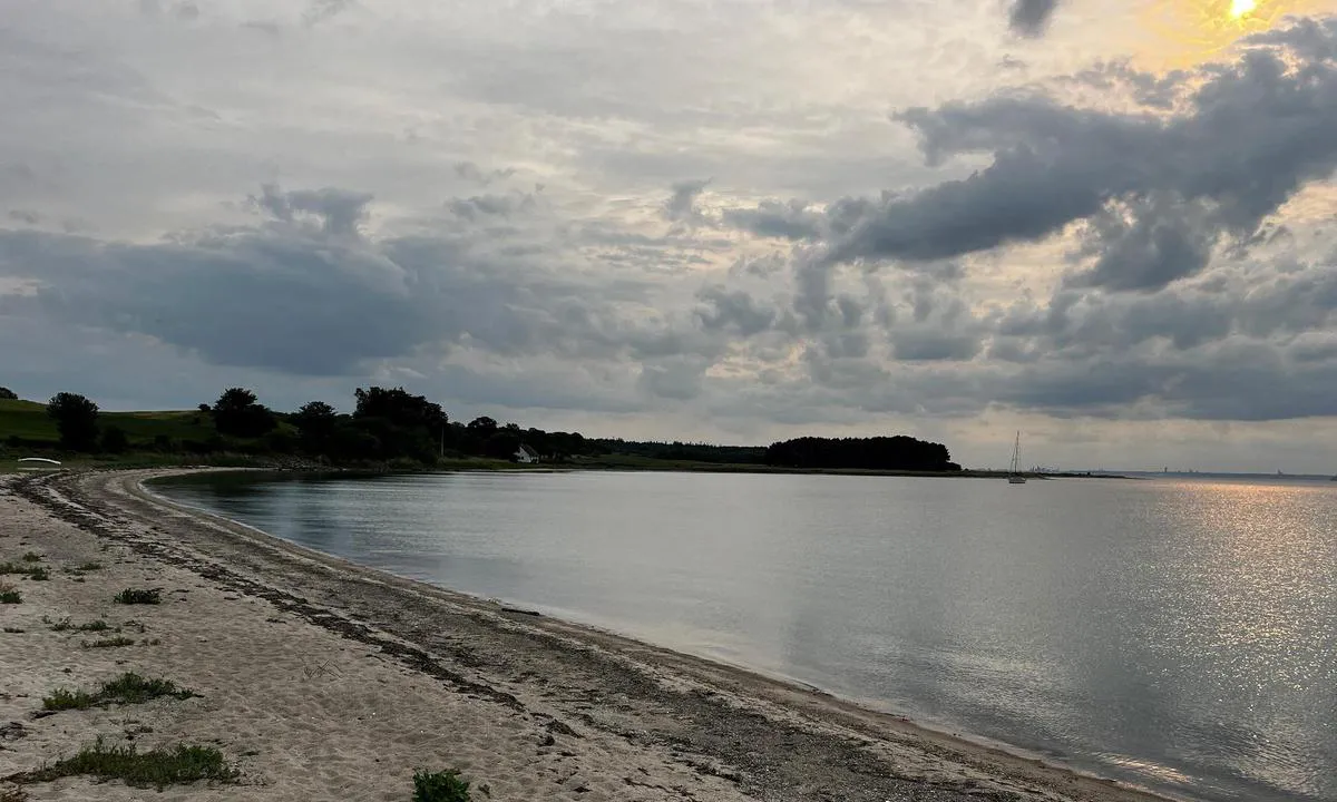 Kongsgarde: {"base": "en", "no": "Bukten er godt beskyttet ankringsplass for alle s\u00f8rlige vinder, og med en lettb\u00e5t har du direkte tilgang til en strand og en matbutikk.", "se": "Viken \u00e4r ett v\u00e4lskyddat ankringsst\u00e4lle f\u00f6r alla sydliga vindar och med en jolle har du direkt tillg\u00e5ng till en strand och en matbutik.", "en": "The bay is good protected anchorage for all southern winds and with a dinghi you have direct access to a beach and a food store.", "da": "Bugten er godt beskyttet ankerplads for alle sydlige vinde, og med en jolle har du direkte adgang til en strand og en dagligvarebutik.", "fr": "La baie est un mouillage bien prot\u00e9g\u00e9 pour tous les vents du sud et avec une annexe, vous avez un acc\u00e8s direct \u00e0 une plage et \u00e0 une \u00e9picerie.", "de": "Die Bucht ist ein gut gesch\u00fctzter Ankerplatz f\u00fcr alle s\u00fcdlichen Winde und mit einem Dinghi haben Sie direkten Zugang zu einem Strand und einem Lebensmittelgesch\u00e4ft.", "es": "La bah\u00eda es un buen fondeadero protegido contra todos los vientos del sur y con una dingui tienes acceso directo a una playa y a una tienda de alimentos.", "it": "La baia \u00e8 un buon ancoraggio protetto per tutti i venti meridionali e con un gommone avete accesso diretto a una spiaggia e a un negozio di alimentari.", "pt": "A ba\u00eda \u00e9 uma ancoragem bem protegida para todos os ventos do sul e com um bote voc\u00ea tem acesso direto a uma praia e uma mercearia.", "nl": "De baai is een goed beschutte ankerplaats voor alle zuidelijke winden en met een bijboot heb je direct toegang tot een strand en een levensmiddelenwinkel.", "pl": "Zatoka jest dobrze chronionym kotwicowiskiem przed wszystkimi po\u0142udniowymi wiatrami, a z pontonem masz bezpo\u015bredni dost\u0119p do pla\u017cy i sklepu spo\u017cywczego.", "uk": "\u0411\u0443\u0445\u0442\u0430 \u0434\u043e\u0431\u0440\u0435 \u0437\u0430\u0445\u0438\u0449\u0435\u043d\u0430 \u0434\u043b\u044f \u0432\u0441\u0456\u0445 \u043f\u0456\u0432\u0434\u0435\u043d\u043d\u0438\u0445 \u0432\u0456\u0442\u0440\u0456\u0432 \u0442\u0430 \u0437 \u0448\u0430\u043b\u0430\u043d\u0434\u043e\u044e \u0432\u0438 \u043c\u0430\u0454\u0442\u0435 \u043f\u0440\u044f\u043c\u0438\u0439 \u0434\u043e\u0441\u0442\u0443\u043f \u0434\u043e \u043f\u043b\u044f\u0436\u0443 \u0442\u0430 \u043f\u0440\u043e\u0434\u0443\u043a\u0442\u043e\u0432\u043e\u0433\u043e \u043c\u0430\u0433\u0430\u0437\u0438\u043d\u0443.", "ro": "Golful este un ad\u0103post bine protejat pentru toate v\u00e2nturile sudice \u0219i cu o barc\u0103 mic\u0103 ave\u021bi acces direct la o plaj\u0103 \u0219i un magazin alimentar.", "tr": "Koy, g\u00fcneyden gelen t\u00fcm r\u00fczgarlara kar\u015f\u0131 iyi korunmu\u015f bir demirleme yeridir ve bir bot ile do\u011frudan bir plaj ve bir g\u0131da ma\u011fazas\u0131na eri\u015fiminiz vard\u0131r.", "el": "\u039f \u03ba\u03cc\u03bb\u03c0\u03bf\u03c2 \u03b5\u03af\u03bd\u03b1\u03b9 \u03ba\u03b1\u03bb\u03ac \u03c0\u03c1\u03bf\u03c3\u03c4\u03b1\u03c4\u03b5\u03c5\u03bc\u03ad\u03bd\u03bf \u03b1\u03b3\u03ba\u03c5\u03c1\u03bf\u03b2\u03cc\u03bb\u03b9\u03bf \u03b3\u03b9\u03b1 \u03cc\u03bb\u03bf\u03c5\u03c2 \u03c4\u03bf\u03c5\u03c2 \u03bd\u03cc\u03c4\u03b9\u03bf\u03c5\u03c2 \u03b1\u03bd\u03ad\u03bc\u03bf\u03c5\u03c2 \u03ba\u03b1\u03b9 \u03bc\u03b5 \u03bc\u03b9\u03b1 \u03b2\u03ac\u03c1\u03ba\u03b1 \u03ad\u03c7\u03b5\u03c4\u03b5 \u03ac\u03bc\u03b5\u03c3\u03b7 \u03c0\u03c1\u03cc\u03c3\u03b2\u03b1\u03c3\u03b7 \u03c3\u03b5 \u03bc\u03b9\u03b1 \u03c0\u03b1\u03c1\u03b1\u03bb\u03af\u03b1 \u03ba\u03b1\u03b9 \u03ad\u03bd\u03b1 \u03ba\u03b1\u03c4\u03ac\u03c3\u03c4\u03b7\u03bc\u03b1 \u03c4\u03c1\u03bf\u03c6\u03af\u03bc\u03c9\u03bd.", "cs": "Z\u00e1toka je dob\u0159e chr\u00e1n\u011bn\u00e9 kotvi\u0161t\u011b pro v\u0161echny ji\u017en\u00ed v\u011btry a s \u010dlunem m\u00e1te p\u0159\u00edm\u00fd p\u0159\u00edstup na pl\u00e1\u017e a k obchodu s potravinami.", "hu": "Az \u00f6b\u00f6l j\u00f3 v\u00e9dett horgonyz\u00f3hely minden d\u00e9li sz\u00e9l ellen, \u00e9s egy cs\u00f3nakkal k\u00f6zvetlen hozz\u00e1f\u00e9r\u00e9st biztos\u00edt egy strandhoz \u00e9s egy \u00e9lelmiszerboltba.", "fi": "Lahti on hyvin suojassa kaikilta etel\u00e4tuulilta, ja jollalla on suora p\u00e4\u00e4sy rannalle ja ruokakauppaan.", "bg": "\u0417\u0430\u043b\u0438\u0432\u044a\u0442 \u0435 \u0434\u043e\u0431\u0440\u0435 \u0437\u0430\u0449\u0438\u0442\u0435\u043d\u043e \u043f\u0440\u0438\u0441\u0442\u0430\u043d\u0438\u0449\u0435 \u0437\u0430 \u0432\u0441\u0438\u0447\u043a\u0438 \u044e\u0436\u043d\u0438 \u0432\u0435\u0442\u0440\u043e\u0432\u0435 \u0438 \u0441 \u0433\u0443\u043c\u0435\u043d\u0430 \u043b\u043e\u0434\u043a\u0430 \u043c\u043e\u0436\u0435\u0442\u0435 \u0434\u0430 \u0438\u043c\u0430\u0442\u0435 \u043f\u0440\u044f\u043a \u0434\u043e\u0441\u0442\u044a\u043f \u0434\u043e \u043f\u043b\u0430\u0436\u0430 \u0438 \u0445\u0440\u0430\u043d\u0438\u0442\u0435\u043b\u0435\u043d \u043c\u0430\u0433\u0430\u0437\u0438\u043d.", "sr": "Zaliv je dobro za\u0161ti\u0107eno sidri\u0161te za sve ju\u017ene vetrove i sa \u010damcem na naduvavanje imate direktan pristup pla\u017ei i prodavnici hrane.", "et": "Laht on h\u00e4sti kaitstud ankruplats k\u00f5ikide l\u00f5unatuulte eest ja paadiga p\u00e4\u00e4seb otse randa ning toidupoodi.", "lv": "L\u012bcis ir labi aizsarg\u0101ta enkura vieta pret visiem dienvidu v\u0113jiem, un ar laivi\u0146u jums ir tie\u0161a piek\u013cuve pludmalei un p\u0101rtikas veikalam.", "lt": "\u012elanka yra gerai apsaugota inkaravimo vieta visiems pietiniams v\u0117jams, o su valtele turite tiesiogin\u0119 prieig\u0105 prie papl\u016bdimio ir maisto parduotuv\u0117s."}