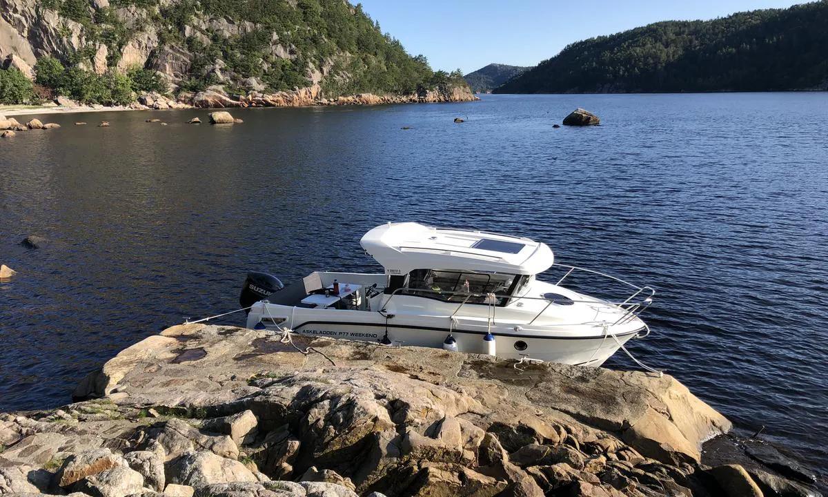 {"base": "no", "no": "Brygga p\u00e5 kongsodden", "se": "Bryggan p\u00e5 kongsudden", "en": "The pier at Kongsodden", "da": "Bryggen p\u00e5 Kongsodden"}