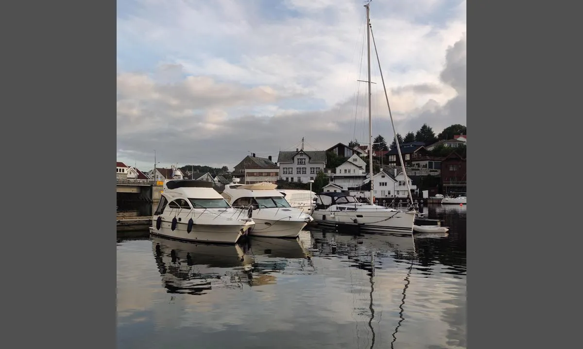 Kopervik Gjestehavn: Fortøyning langs brygge eller ved utriggere.